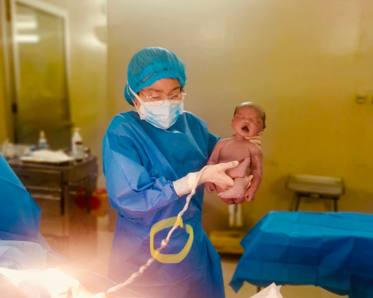 DÂY RỐN THẮT NÚT là một trong những ca hiếm gặp , vậy mà nó lại vận hành vào mẹ con mình ! 

May mắn là mình đã chọn sinh mổ (mặc dù bs đã tư vấn nhiệt tình là nên sanh thường) nhưng từ lúc cấn bầu mình luôn có cảm giác là mình ko thể đẻ , mình ko đẻ được , phải mổ thôi ! 

DÂY RỐN THẮT NÚT siêu âm ko thấy, và may mắn là em bé mình vẫn phát triển tốt, đến khi mổ ra thì bs mới thốt lên : "Ơn trời ! Mẹ con đã lựa chọn sanh mổ, (vì nếu sanh thường thì 99% em bé sẽ tắt thở khi sinh). 
Mình cũng ngơ ngác ko biết vụ án gì , sao mà nghiêm trọng dữ, đến hôm nay người khoe khoẻ rồi mới lên gg đọc thử thì mới biết là nó thật sự đáng sợ ! Hèn gì , bs mổ xong cứ cười mừng rỡ , cứ luôn miệng khen "Mẹ mày giỏi quá con ơi ! Rồi thì Chị luôn tin vào linh cảm của người mẹ! Em giỏi lắm!"

P/s : cái nút thắt chỗ ô vàng vàng mình vẽ đó mọi người. Bs giải thích ngắn gọn cho dễ hiểu là : 1 đầu trong bánh nhau, 1 đầu thì chỗ rốn em bé, khi mình chuyển dạ thì em bé sẽ chui ra, đồng thời cái nút thắt nó sẽ rút lại, ko có máu hay oxi gì đó mình ko rành, mà trong vòng 1phút là em bé sẽ ...

Ơn Trời còn thương , ông bà còn độ nên mẹ con bình an thoát khỏi cửa tử ♥️

A Di Đà Phật !