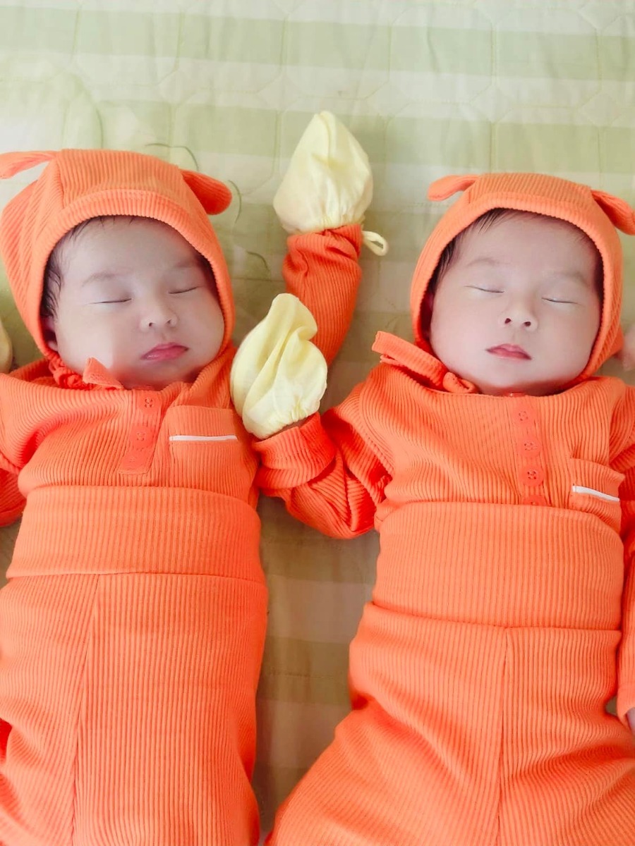 Nb 2,6-2,8kg,1m2d chị em con lên đc 4,1-4,2kg,mẹ con ít sữa nên con chỉ bú mẹ cho vui thôi ạ,chủ yếu con ăn sct.Tv con ăn ngoan ngủ ngoan,mỗi cữ ăn đc 80-90ml.lúc đầu hút sữa và kích sữa ko thành công mẹ con trees lắm nhưng bh xác định đầu hàng,tư tưởng thoải mái,con uống sct tăng cân đều mẹ con cũng đã cân bằng đc cảm xúc.vì vậy mẹ nào đang trong tình trạng như mẹ con thì hãy vui lên nhé❤️