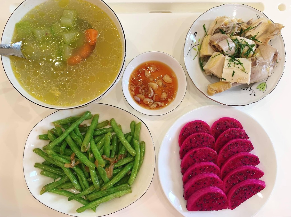 Cơm cữ made by Bà cô bên chồng

Cứ bảo bà cô như giặc bên ngô mà bà cô này đỉnh xuất sắc tự tay nấu cho chị dâu những mâm cơm cữ thế này!

Các mẹ lưu vào để có thực đơn ăn giàu chất dư sữa ngon miêng sau sinh nhé

Mâm cơm của bà cô Nguyễn Thanh Huyền nấu cho chị dâu 😍