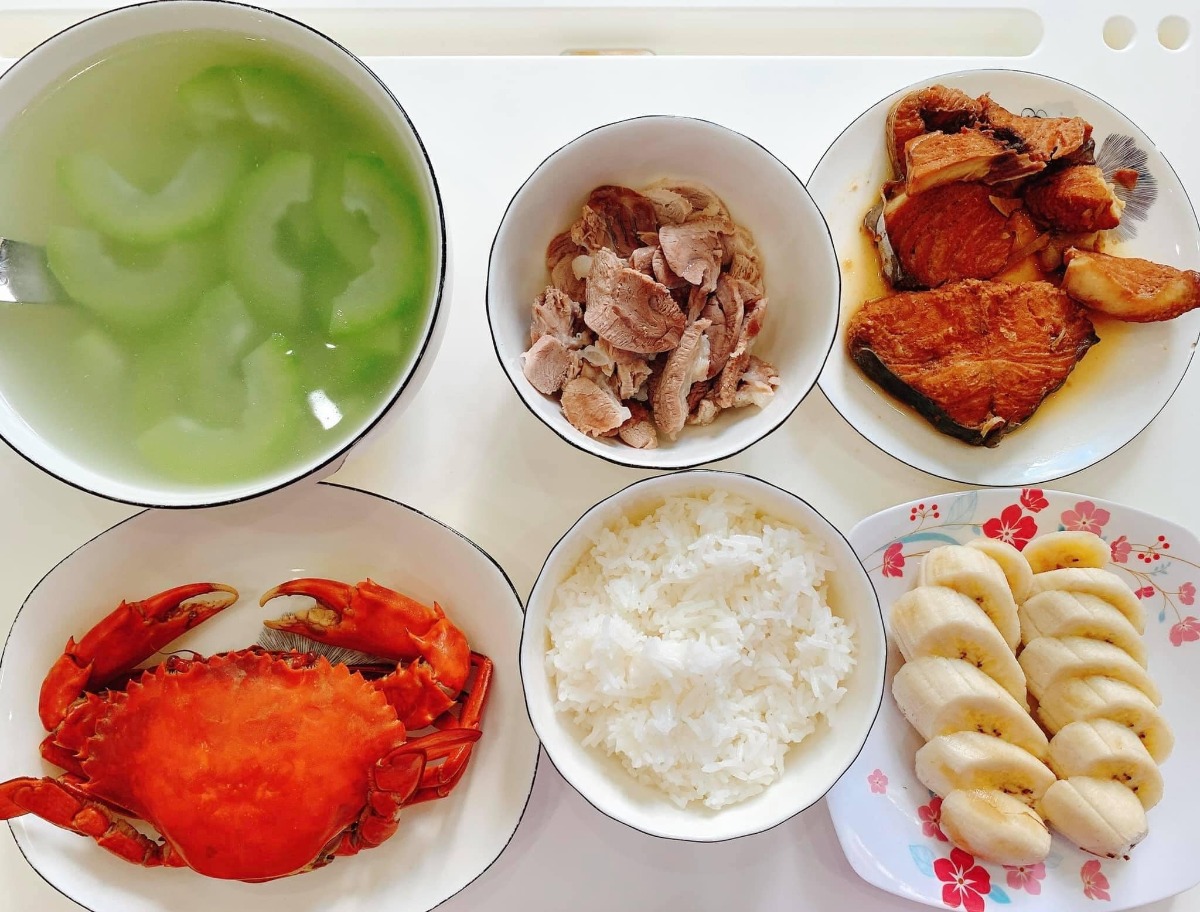 Cơm cữ made by Bà cô bên chồng

Cứ bảo bà cô như giặc bên ngô mà bà cô này đỉnh xuất sắc tự tay nấu cho chị dâu những mâm cơm cữ thế này!

Các mẹ lưu vào để có thực đơn ăn giàu chất dư sữa ngon miêng sau sinh nhé

Mâm cơm của bà cô Nguyễn Thanh Huyền nấu cho chị dâu 😍