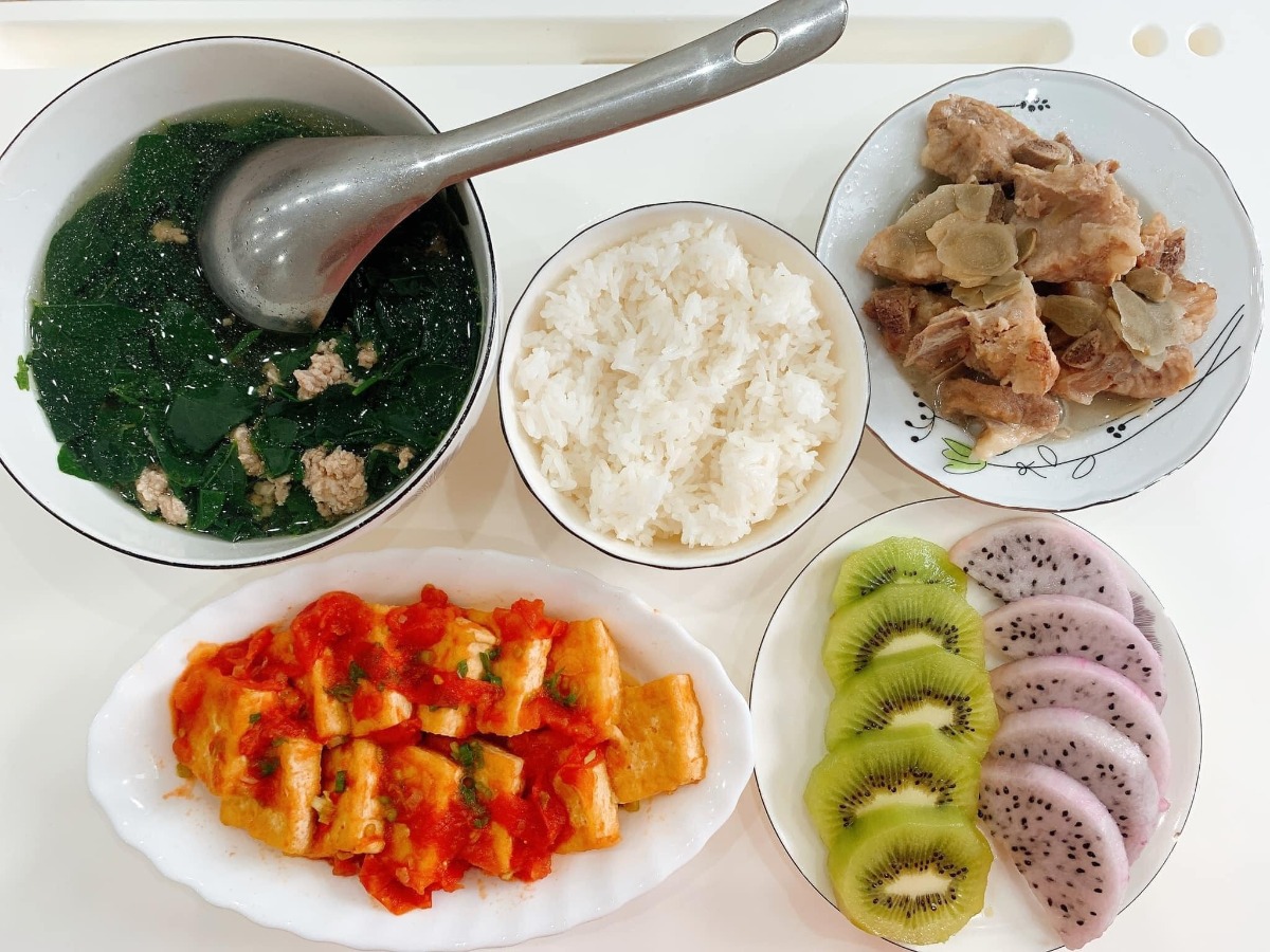Cơm cữ made by Bà cô bên chồng

Cứ bảo bà cô như giặc bên ngô mà bà cô này đỉnh xuất sắc tự tay nấu cho chị dâu những mâm cơm cữ thế này!

Các mẹ lưu vào để có thực đơn ăn giàu chất dư sữa ngon miêng sau sinh nhé

Mâm cơm của bà cô Nguyễn Thanh Huyền nấu cho chị dâu 😍