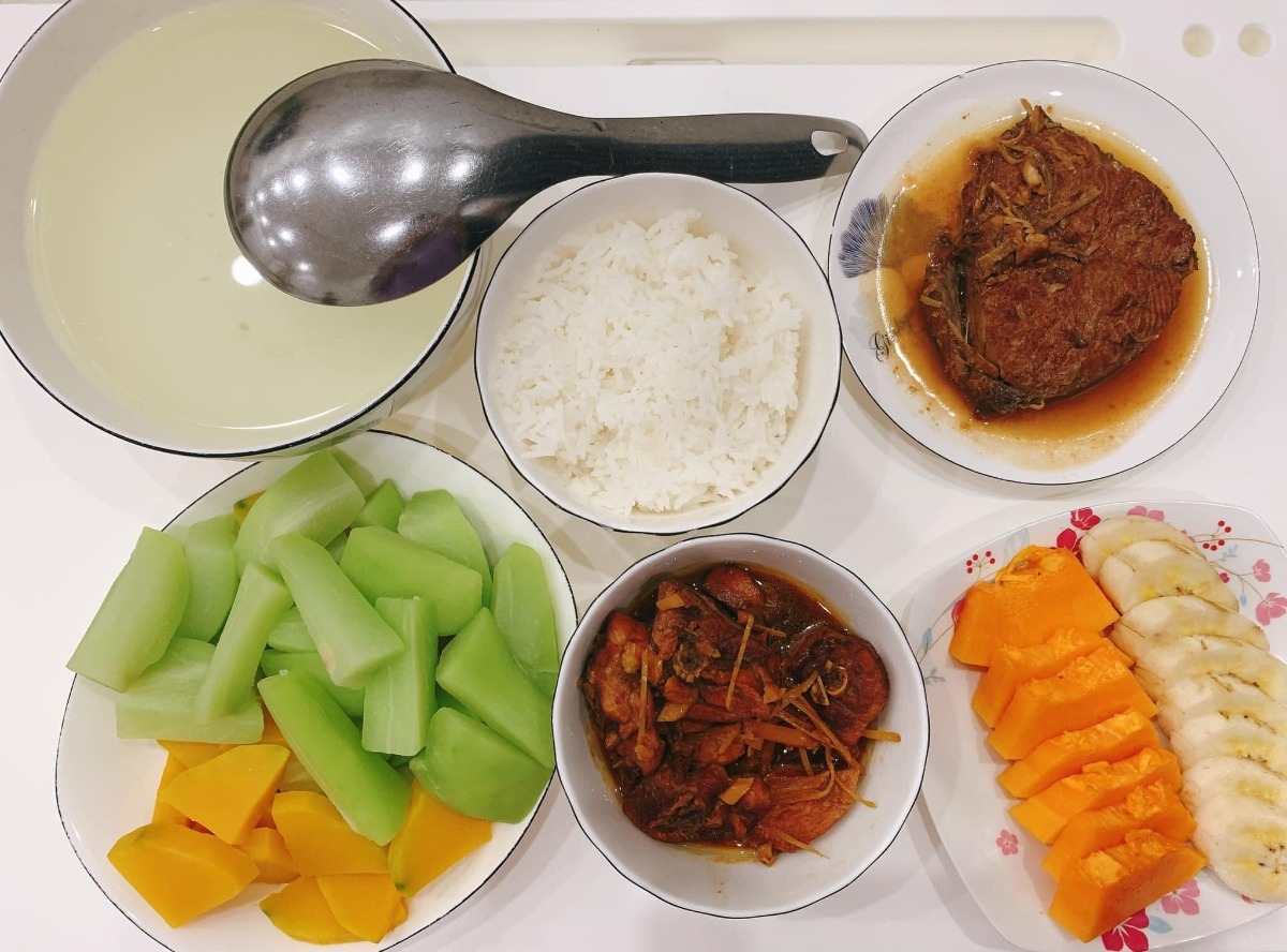 Cơm cữ made by Bà cô bên chồng

Cứ bảo bà cô như giặc bên ngô mà bà cô này đỉnh xuất sắc tự tay nấu cho chị dâu những mâm cơm cữ thế này!

Các mẹ lưu vào để có thực đơn ăn giàu chất dư sữa ngon miêng sau sinh nhé

Mâm cơm của bà cô Nguyễn Thanh Huyền nấu cho chị dâu 😍