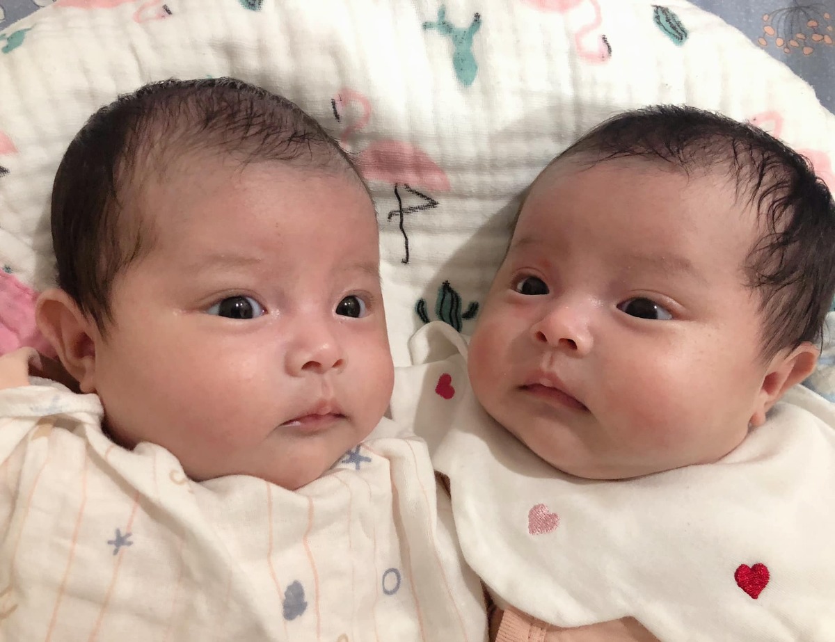 Một ngày đẹp trời xem lại ảnh con tháng trc thôi mà thấy khác quá các mom ạ 😊

Ngày mình sinh con, bà ngoại vào viện trông cháu mà bà bảo nhìn hai cháu thấy thương, bà rơi nc mắt, bà biết nhiều bé trông còn bé hơn, nhưng bà vẫn thấy hai cô út ít này sao mà nhỏ bé quá 😂

Ông bố bà mẹ thì nhìn cũng sợ sợ 😂 nhìn con mỏng manh quá thấy thương, vì hai bé đầu đều đủ ngày đủ tháng, đẻ ra hơn 3 cân.

Vậy mà giờ hai em đc 1 tháng rưỡi, trộm vía vượt anh chị luôn.

Chúc các mom trong hội vượt cạn thành công và các con sinh ra mau ăn chóng lớn nhé.

Hai bé nhà mình sinh 18/10/2021, 1 bé 2kg5 , 1 bé 2kg7. 

Hiện 2 bạn bằng cân nhau ko lệch tí nào

Từ ngày có 2 bạn là bố mẹ và bà ngủ có mấy tiếng ah, phục vụ ăn ngủ ị mà ko kịp thời là nghe phàn nàn gào khóc ngay 😂