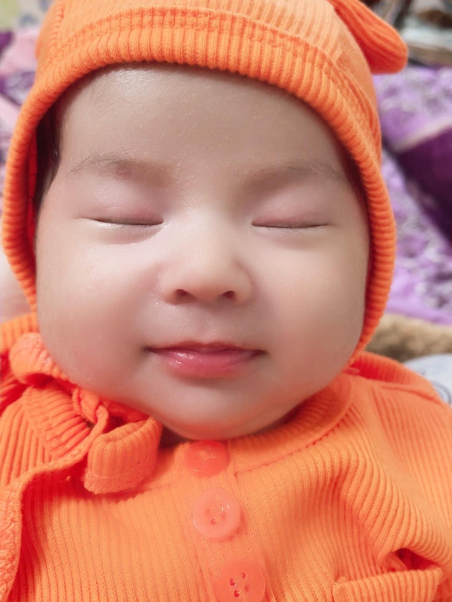 Nb 2,6-2,8kg,1m2d chị em con lên đc 4,1-4,2kg,mẹ con ít sữa nên con chỉ bú mẹ cho vui thôi ạ,chủ yếu con ăn sct.Tv con ăn ngoan ngủ ngoan,mỗi cữ ăn đc 80-90ml.lúc đầu hút sữa và kích sữa ko thành công mẹ con trees lắm nhưng bh xác định đầu hàng,tư tưởng thoải mái,con uống sct tăng cân đều mẹ con cũng đã cân bằng đc cảm xúc.vì vậy mẹ nào đang trong tình trạng như mẹ con thì hãy vui lên nhé❤️