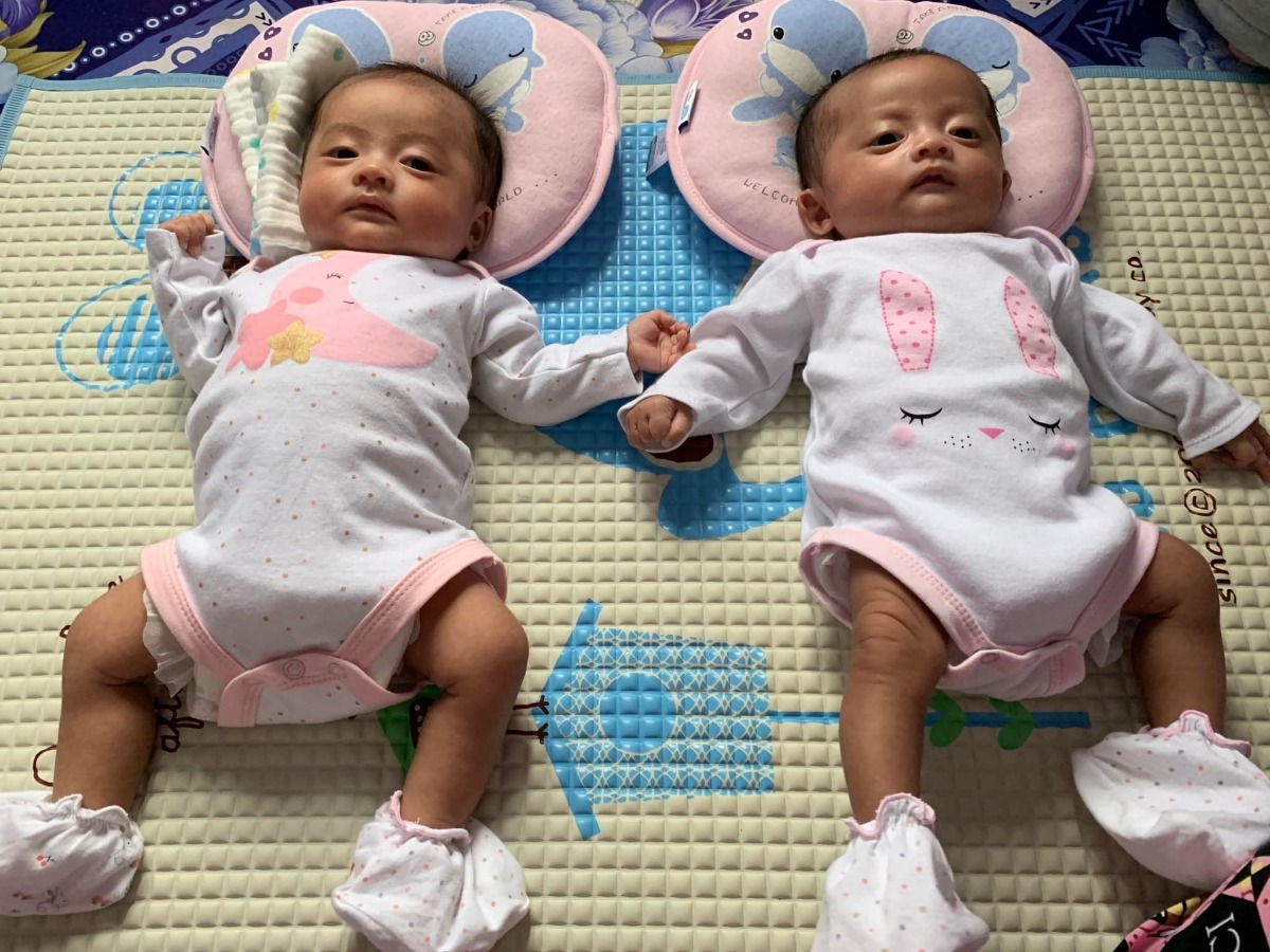 34w mổ cấp cứu do 2 bé thiếu oxi ko hấp thụ được chất dinh dưỡng từ mẹ, nb 1,7-1,5kg chăm hơi phê nhưng nay 2m trộm vía bé khoẻ, nguồn động lực cho các mom sanh bé nhẹ cân 💪💪💪.
2 bình rượu mơ khác trứng 🥰.
