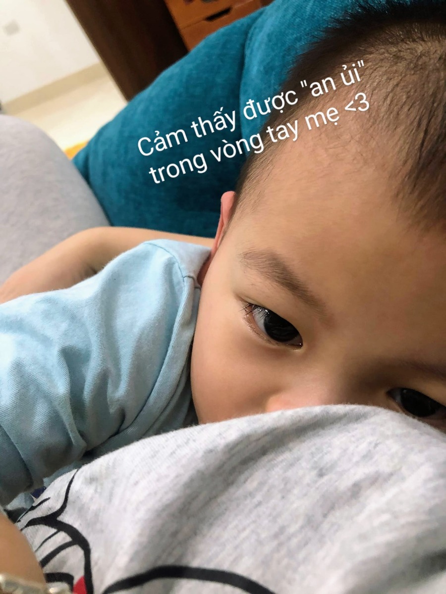 NƯỚC MẮT VÀ SỰ KIÊN CƯỜNG

Sự đồng cảm và đồng hành của cha mẹ khi trẻ còn nhỏ sẽ xây dựng nên con người mạnh mẽ và dễ thích nghi sau này. Ngược lại với suy nghĩ rằng khóc khiến cho đứa trẻ yếu đuối.

Dường như không ai thích một đứa trẻ khóc, cho dù là khóc vì đau, khóc vì tức giận, hay vì không được ăn kẹo... Nhưng nước mắt lại mang đến sự giải toả khỏi căng thẳng và thất vọng.

Những nỗi đau khổ đầu tiên của trẻ lại thường bắt đầu từ phía chúng ta, những nguyên tắc mà chúng ta đặt ra như là "không được làm như thế!" hay là "mẹ phải đi làm đây" v.v... Với sự nhạy cảm và thiếu kinh nghiệm của một đứa trẻ, chúng ta không thể so sánh nỗi đau khổ đó là nhỏ hơn hay chẳng là gì so với nỗi đau khổ của một người lớn.

Trong cuộc đời bất kì ai cũng sẽ có lúc đánh mất, thua cuộc, thất tình, bỏ lỡ cơ hội hay chán ghét cuộc sống... Khóc là một phản ứng tự nhiên, một cơ chế giúp giải toả cảm xúc - khi khóc là chúng ta đã chấp nhận sự thật rằng chuyện đã xảy ra và nó không thể thay đổi. Như Althea Solter đã viết "Khi đứa trẻ đang khóc là chúng đang tự an ủi, vỗ về mình".

Nước mắt cũng có nhiều loại. Trẻ nhỏ khi khóc thường rơi vào hai trường hợp: khóc vì đau khổ (sad tears) hoặc khóc vì giận dữ (mad tears). Nước mắt giận dữ luôn đi cùng với cảm xúc giận dữ, ở trẻ lớn thường kèm theo hành vi biểu hiện sự tức giận như là đấm, đá, hét, đánh hay cắn, ném. Những trẻ nhạy cảm thậm chí tự làm đau mình. Khi đối diện với cơn tức giận của trẻ, người lớn dễ bị cuốn theo cảm xúc ấy mà cũng trở nên tức giận, hoặc sợ hãi dẫn đến quát mắng hay trừng phạt trẻ là không đúng.

Thực tế, khóc giúp trẻ giải toả cơn giận, học cách chấp nhận và thích nghi, xây đắp tính cách kiên cường của trẻ sau này. Nước mắt giận dữ sẽ chuyển thành nước mắt đau khổ khi trẻ nhận ra có những thứ không thể thay đổi được và trẻ cũng muốn ngừng lại để bảo toàn năng lượng. Nước mắt đau khổ thực sự mang đến cảm giác nhẹ nhõm và cân bằng.

Từ khoảng 4 tuổi, trẻ có thể sẽ dùng lời nói hơi cục cằn để thay thế hành vi bạo lực khi tức giận, có thể trẻ sẽ không còn đánh hay ném nữa – hãy ghi nhận đó là một tiến bộ tốt ! Đây là tín hiệu cho thấy trẻ sẽ biết sử dụng ngôn ngữ để biểu đạt cảm xúc ngày một tốt hơn. Vào khoảng 5-7 tuổi, trẻ có thể học được cách kiềm chế cảm xúc một chút; và muộn hơn khoảng 2 năm đối với những trẻ nhạy cảm.

Khoa học nói gì?

Theo nhà khoa học nổi tiếng William Frey, người đã nghiên cứu về thành phần hoá học của nước mắt: trong nước mắt đau khổ của chúng ta chứa đầy các protein xấu, do cơ thể đẩy ra ngoài để cân bằng lại hệ thống xử lý cảm xúc bên trong. Trong khi đó, nước mắt chảy ra khi cắt hành tây thì không - chúng « lành tính » hơn.

Trong cuốn sách « Why Humans Weep », tác giả Ad Vingerhoet giải thích: hệ thần kinh có những chất dẫn truyền tín hiệu riêng để điều khiển hoạt động của tuyến nước mắt và cảm giác khoan khoái và thoải mái có được sau khi khóc. Một sự kiện « đáng khóc » nào đó sẽ kích hoạt cả hệ thần kinh giao cảm và hệ thần kinh đối giao cảm, khiến cho nước mắt trào ra ngoài cùng với cảm giác buồn bã, thất vọng. Điều tuyệt vời là khi hormon gây căng thẳng (cortisol) xuất hiện thì ngay lập tức cơ thể cũng giải phóng ra hormon tạo kết nối (oxytocin) để cân bằng lại hệ thống cảm xúc. Vì vậy nên khi trẻ đang khóc mà dịu cơn khóc lại khi được ôm ấp một vật thân thuộc – có thể là bố mẹ hay một chú gấu bông – nghĩa là oxytocin và cả hệ thống thần kinh đang làm rất tốt nhiệm vụ của nó.
Người lớn có thể giúp đỡ, đồng hành với trẻ qua những tín hiệu rất rõ ràng mà cơ thể của trẻ phát ra – như là nước mắt. Những trẻ không khóc khi buồn hoặc ít khi thể hiện cảm xúc ra ngoài thì đáng lo lắng hơn là những trẻ biết khóc và biết nói ra cảm xúc của mình.

Một người không khóc hay không thấy buồn có thể đã « chai sạn » về cảm xúc, khiến họ cũng không quan tâm chăm sóc chính mình hay người khác nữa. Nguyên nhân là do não bộ của họ đã thay đổi để thích ứng với môi trường sống – thường là môi trường sống khắc nghiệt và không hồi đáp lại phản ứng của họ.

Một đứa trẻ cũng có thể bị trường hợp như vậy, bắt đầu từ việc môi trường không hồi đáp lại cảm xúc thật của trẻ. Những trẻ phải kìm nén cảm xúc vào trong thì thường hay giận dữ, thậm chí là hay dùng bạo lực. Khi đó người lớn thường hay la mắng trẻ, phạt trẻ, tìm cách để xử lý hành vi và phản ứng thái quá của trẻ - điều này chỉ khiến trẻ càng thấy tệ hơn. Thay vì chỉ xử lý phần ngọn, chúng ta cần tìm hiểu về phần gốc. Cảm xúc nào của trẻ đằng sau hành động đó? Cảm xúc này có được chúng ta chăm sóc hay không, hay thường bị bỏ qua?

Đáp lại tiếng khóc của trẻ

Đừng doạ nạt hay trừng phạt vì trẻ khóc.

Đầu tiên, hãy chấp nhận rằng trẻ cần được khóc, vì trẻ có cảm xúc và vì khóc là một phần của quá trình điều chỉnh cảm xúc bên trong cơ thể trẻ.
Hãy tìm hiểu và bày tỏ rằng bạn đồng cảm với cảm giác của trẻ khi ấy: buồn, chán, thất vọng, cô đơn, sợ hãi... Tập trung vào cảm xúc của trẻ cũng giúp bạn kiềm chế lại cơn nóng giận của chính mình để không la mắng trẻ.

Đừng bỏ mặc trẻ, hoặc ở đó nhưng tỏ ra bực bội với tiếng khóc. Bạn cần phải là người ở bên cạnh và sẻ chia cảm xúc với trẻ cho đến khi cơn khóc qua đi. Cái ôm nhẹ nhàng, sự vỗ về dịu ngọt của mẹ, hay cái nhìn ấm áp và kiên nhẫn của bố chính là nguồn giải phóng oxytocin trong trẻ.
Sự hiện diện bình yên của bố mẹ trong và sau khi trẻ khóc giúp trẻ hiểu rằng: trẻ vẫn ổn kể cả khi không có được thứ mình muốn – đó có thể là que kem hay quả bóng ngày hôm nay, nhưng có thể là những nỗi thất vọng, mất mát to lớn hơn sau này như là trượt một kì thi quan trọng v.v... và rằng cha mẹ luôn ở bên trẻ những khi trẻ cần.

Đừng hi vọng rằng trẻ có thể tự khóc, tự nín và tự điều chỉnh cảm xúc mà không có sự đồng hành của chúng ta trong những năm đầu đời. Khi mới sinh ra, trẻ không có khả năng điều khiển cảm xúc của mình. Trẻ cần nhiều năm sau đó với sự hướng dẫn để học về các cảm xúc khác nhau, về cách quản lý những cảm xúc tiêu cực.

Vì vậy, sẽ vô ích khi chúng ta chỉ nói với trẻ những câu như: Bình tĩnh nào! Sao con cứ khóc mãi thế? Không được hét lên nữa! Thôi ngay! Thôi nào, đừng buồn nữa, mạnh mẽ lên con! v.v... mà không kèm theo sự hướng dẫn và đồng hành của cha mẹ.

Cách cha mẹ phản ứng lại/ giao tiếp lại khi trẻ khóc có ý nghĩa quan trọng đối với trẻ. Nó cho trẻ biết rằng cha mẹ quan tâm đến trẻ như thế nào? Trẻ có thể thoải mái thể hiện cảm xúc thật của mình với cha mẹ hay không? Cha mẹ có phải là người mà trẻ lựa chọn để chia sẻ và tin tưởng khi trẻ dần lớn lên, bước vào tuổi dậy thì và bước vào những sóng gió đầu tiên của cuộc đời hay không?

Thuỳ Vân dịch

Tác giả: Tiến sĩ Deborah MacNamara, Viện nghiên cứu Neufeld, Tác giả cuốn sách « Rest, Play, Grow: Making Sense of Preschoolers »