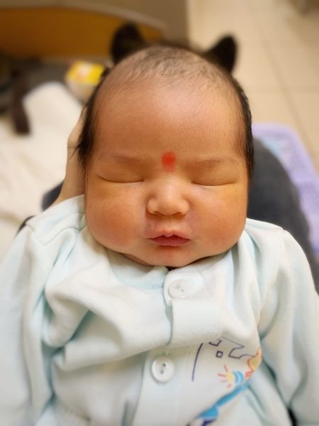 Mình đã cán mốc thai kỳ ở 39w tròn. Bé sinh ngày 15/12, nặng 3,2kg. 
Mình phát hiện tiểu đường ở tuần 27 khi đi dung nạp đường. Lo lắng, bất an, lục tung các hội nhóm, google, gọi điện xin tư vẫn của các bs sản. Cuối cùng mình chọn phương pháp điều chỉnh chế độ ăn ngược, ăn canh, rau, cá thịt và cuối cùng là cơm. Sau ăn đi bộ 30p. Bỏ hẳn đường, ăn ít cơm, lau lâu vẫn ăn chút đồ nếp cho đỡ thèm. Đường khá ok nếu kiểm soát tốt, hôm nào vui miệng ăn thêm tí bánh, hoa quả ngọt nhưng ko nhiều nên đường vẫn ổn hoặc chỉ nhỉnh hơn 1 xíu sau 1-2h. 
32w, sau 1 tháng điều chỉnh chế độ ăn mình đi khám lại theo lịch hẹn của bs, bs tư vấn duy trì chế độ ăn và thể dục, tuy con tăng chậm hơn tí nhưng tvia vẫn chưởng mẹ trong bụng ầm ầm. 
36w đi làm hss, xn máu đường đói 4.7 bs khuyên k cần ăn kiêng nữa nhưng vẫn ăn ngược, ăn thêm chút cơm, tvia 2w sau đi khám lại con tăng 600gr. Từ 35w mình k test đường nữa vì vẫn duy trì chế độ ăn cũ và vì sợ đường có loạn về cuối thai kỳ lại stress. 39w mình xin mổ chủ động, tvia test đường cho con 3 lần đều ok nên mẹ cháu rất vui. 
Các mom bị tđtk cg vượt qua gđ này tránh stress nhé, ăn uống cố gắng duy trì để cán đích thành công, sinh bé khỏe mạnh ạ.