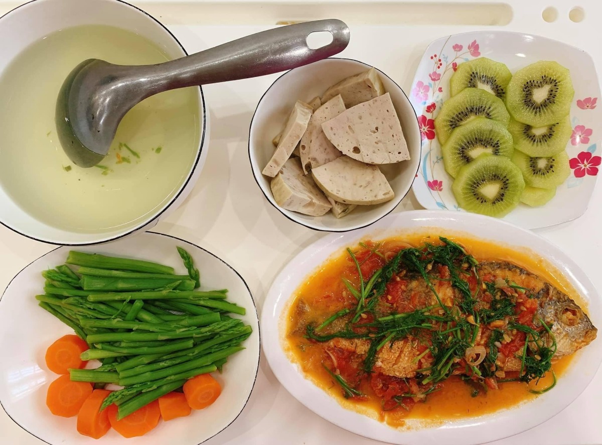 Cơm cữ made by Bà cô bên chồng

Cứ bảo bà cô như giặc bên ngô mà bà cô này đỉnh xuất sắc tự tay nấu cho chị dâu những mâm cơm cữ thế này!

Các mẹ lưu vào để có thực đơn ăn giàu chất dư sữa ngon miêng sau sinh nhé

Mâm cơm của bà cô Nguyễn Thanh Huyền nấu cho chị dâu 😍