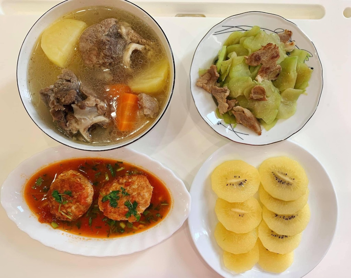 Cơm cữ made by Bà cô bên chồng

Cứ bảo bà cô như giặc bên ngô mà bà cô này đỉnh xuất sắc tự tay nấu cho chị dâu những mâm cơm cữ thế này!

Các mẹ lưu vào để có thực đơn ăn giàu chất dư sữa ngon miêng sau sinh nhé

Mâm cơm của bà cô Nguyễn Thanh Huyền nấu cho chị dâu 😍