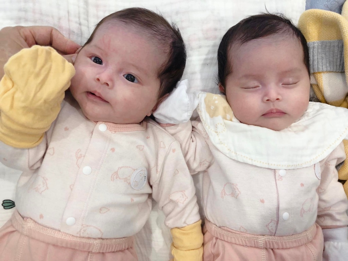 Một ngày đẹp trời xem lại ảnh con tháng trc thôi mà thấy khác quá các mom ạ 😊

Ngày mình sinh con, bà ngoại vào viện trông cháu mà bà bảo nhìn hai cháu thấy thương, bà rơi nc mắt, bà biết nhiều bé trông còn bé hơn, nhưng bà vẫn thấy hai cô út ít này sao mà nhỏ bé quá 😂

Ông bố bà mẹ thì nhìn cũng sợ sợ 😂 nhìn con mỏng manh quá thấy thương, vì hai bé đầu đều đủ ngày đủ tháng, đẻ ra hơn 3 cân.

Vậy mà giờ hai em đc 1 tháng rưỡi, trộm vía vượt anh chị luôn.

Chúc các mom trong hội vượt cạn thành công và các con sinh ra mau ăn chóng lớn nhé.

Hai bé nhà mình sinh 18/10/2021, 1 bé 2kg5 , 1 bé 2kg7. 

Hiện 2 bạn bằng cân nhau ko lệch tí nào

Từ ngày có 2 bạn là bố mẹ và bà ngủ có mấy tiếng ah, phục vụ ăn ngủ ị mà ko kịp thời là nghe phàn nàn gào khóc ngay 😂