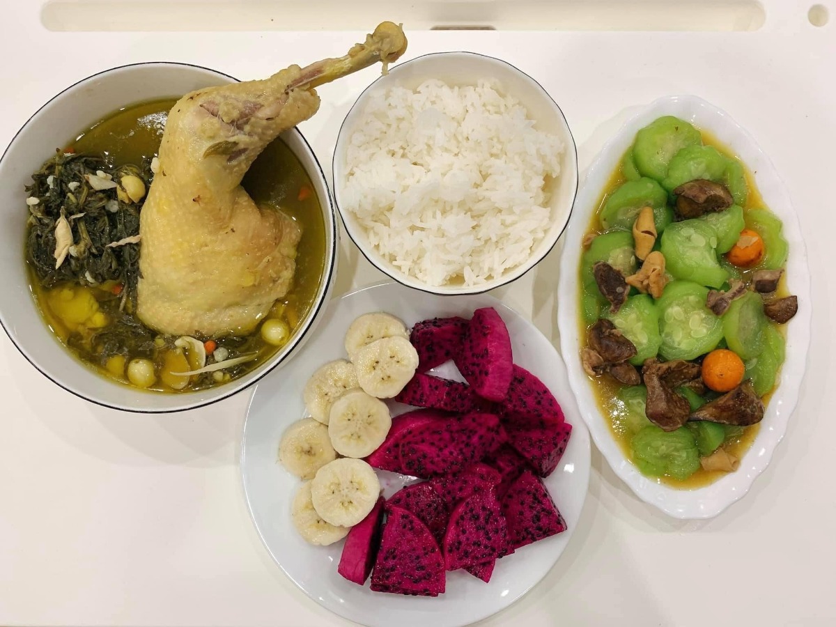 Cơm cữ made by Bà cô bên chồng

Cứ bảo bà cô như giặc bên ngô mà bà cô này đỉnh xuất sắc tự tay nấu cho chị dâu những mâm cơm cữ thế này!

Các mẹ lưu vào để có thực đơn ăn giàu chất dư sữa ngon miêng sau sinh nhé

Mâm cơm của bà cô Nguyễn Thanh Huyền nấu cho chị dâu 😍