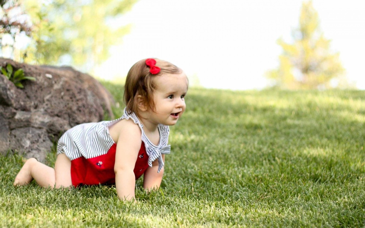 BẠN CÓ TỰ HÀO VỀ CON MÌNH
Khi đứa trẻ làm bạn bực mình và khó chịu, và cứ nhiều lần như vậy, có bao giờ bạn tự nói trong lòng: con người ta thì ...! đó cũng là lúc bạn nên tự vấn lại mình: liệu mình đã thấy thế mạnh của con mình chưa! Tại sao lại nên làm như vậy? Một sự thật rằng mỗi đứa trẻ sinh ra đều đặc biệt. Chỉ là do chúng ta không nhìn thấy sự đặc biệt đó, hoặc do chính cách giáo dục và đáp ứng của chúng ta chưa đúng để sự đặc biệt đó được phát huy.

TẠI SAO CẦN XEM TRẺ LÀ DUY NHẤT
Bạn mong muốn con lớn lên có cuộc sống như chúng ta hay " con hơn cha là nhà có phúc"? Có lúc chúng ta còn tự nhủ: thôi, nó phải học TS, kiếm tiền giỏi hơn mình chứ! Khi đặt lên bàn cân chúng ta luôn có sự so sánh hơn, thậm chí mong muốn là nhất. Nhưng, chúng ta quên rằng ngay từ lúc sinh trẻ đã là so sánh nhất vì nó là duy nhất. Mỗi đứa trẻ có cách phát triển, cách hiểu, cách suy nghĩ, cách đáp ứng và cảm xúc theo cách riêng của trẻ. Điều mà chúng ta có thể làm là: trong sự duy nhất này, liệu đâu là điểm mạnh của trẻ, đâu là điểm yếu của trẻ.

Khi đứa trẻ hiểu được điều này, thì đứa trẻ sẽ trở thành mạnh nhất.

LÀM SAO GIÚP TRẺ PHÁT HUY ĐIỂM MẠNH VÀ CẢI THIỆN ĐIỂM YẾU?

1. Tránh dán nhãn điểm yếu hay sự thất bại của trẻ, đặc biệt đừng so sánh, vì càng nhiều lần như vậy bạn đã tự gián tiếp ép trẻ hiểu rằng "mình đúng là như vậy!" Giúp trẻ cải thiện điểm chưa tốt không có nghĩa là phải hù, phải la, hay phải so sánh để trẻ thấy tự ái mà cố gắng. Giúp trẻ cải thiện điểm yếu là giúp trẻ hiểu nó có thể làm tốt hơn khi trẻ thực hành nó.

2. Nếu trẻ làm thất bại 1 điều gì. Nó không có ý nghĩa gì cả, chỉ đơn giản là 1 lần thực hành hay 1 lần thử, và con có thể thử lại.

3. Trong các hoạt động vui chơi, trẻ luôn có thể thử mọi thứ, trừ các hoạt động nguy hiểm không thích hợp trẻ nhỏ. Đừng nghĩ rằng đứa này nhỏ hơn thì lựa cái dễ, cái làm sẵn cho nó chơi thì dễ hơn. Điều này bạn vô tình giành đi sự sáng tạo, và giới hạn khả năng khắc phục khó khăn của trẻ. Đừng đem suy nghĩ của bạn mà giới hạn sáng tạo của đứa trẻ dưới 7 tuổi.

4. Luôn khen và khuyến khích trẻ khi trẻ làm tốt điều mà dựa trên nổ lực của trẻ. Câu khen nên gắng với thành quả của nổ lực, chứ đừng khen xáo rỗng như "con giỏi quá", mà nên là "Giỏi nè, con đã đặt được 2 khối gỗ lên nhau! đánh tay chúc mừng nào!"

5. Bạn khuyến khích trẻ phát huy thế mạnh, nhưng đừng làm thay hay giúp trẻ né tránh thế yếu. Mà nên dạy trẻ đối mặt với thất bại từ sớm. Càng nhỏ trẻ làm được điều này, thì khi lớn trẻ không sợ thất bại, mà biết rằng đó là sắp tới thành công!

Bottom line

Chắc chắn trong mỗi người cha người mẹ con cái luôn là niềm tin và niềm tự hào của họ bất kể đứa trẻ như thế nào. Vậy, tại sao chúng ta không dùng tình yêu, niềm tin, và sự tự hào này làm động lực để trẻ phát triển theo cách tốt nhất của trẻ. Vì "mỗi đứa trẻ sinh ra đã là 1 nhà khoa học với dáng dấp nhỏ bé. Hãy để trẻ tự do sáng tạo, phát triển óc tò mò và tự tin tìm lời giải đáp trong các hoạt động của mình"_GS. Stephen Hawking_Nhà vật lý thiên tài người Anh