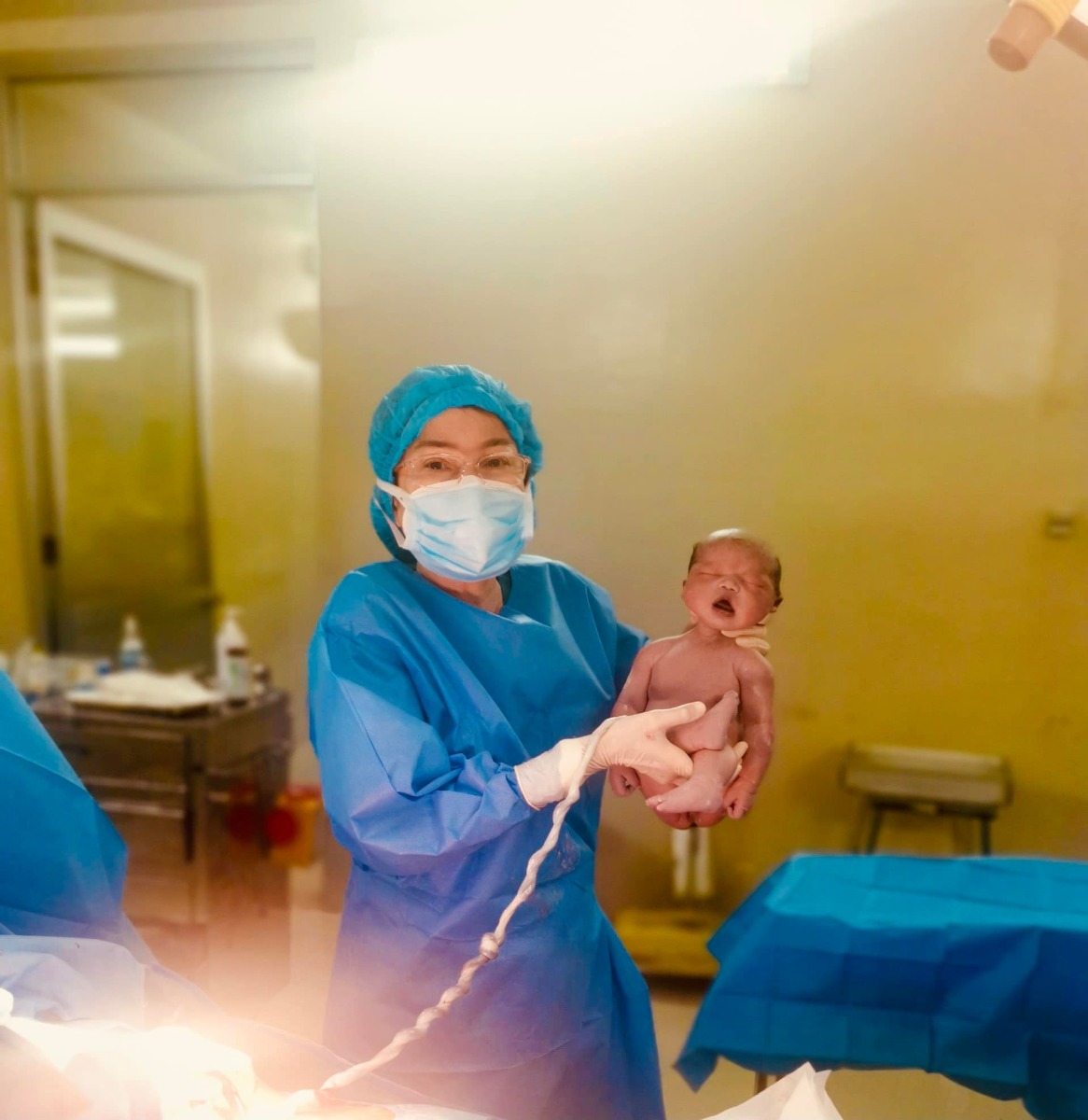DÂY RỐN THẮT NÚT là một trong những ca hiếm gặp , vậy mà nó lại vận hành vào mẹ con mình ! 

May mắn là mình đã chọn sinh mổ (mặc dù bs đã tư vấn nhiệt tình là nên sanh thường) nhưng từ lúc cấn bầu mình luôn có cảm giác là mình ko thể đẻ , mình ko đẻ được , phải mổ thôi ! 

DÂY RỐN THẮT NÚT siêu âm ko thấy, và may mắn là em bé mình vẫn phát triển tốt, đến khi mổ ra thì bs mới thốt lên : "Ơn trời ! Mẹ con đã lựa chọn sanh mổ, (vì nếu sanh thường thì 99% em bé sẽ tắt thở khi sinh). 
Mình cũng ngơ ngác ko biết vụ án gì , sao mà nghiêm trọng dữ, đến hôm nay người khoe khoẻ rồi mới lên gg đọc thử thì mới biết là nó thật sự đáng sợ ! Hèn gì , bs mổ xong cứ cười mừng rỡ , cứ luôn miệng khen "Mẹ mày giỏi quá con ơi ! Rồi thì Chị luôn tin vào linh cảm của người mẹ! Em giỏi lắm!"

P/s : cái nút thắt chỗ ô vàng vàng mình vẽ đó mọi người. Bs giải thích ngắn gọn cho dễ hiểu là : 1 đầu trong bánh nhau, 1 đầu thì chỗ rốn em bé, khi mình chuyển dạ thì em bé sẽ chui ra, đồng thời cái nút thắt nó sẽ rút lại, ko có máu hay oxi gì đó mình ko rành, mà trong vòng 1phút là em bé sẽ ...

Ơn Trời còn thương , ông bà còn độ nên mẹ con bình an thoát khỏi cửa tử ♥️

A Di Đà Phật !