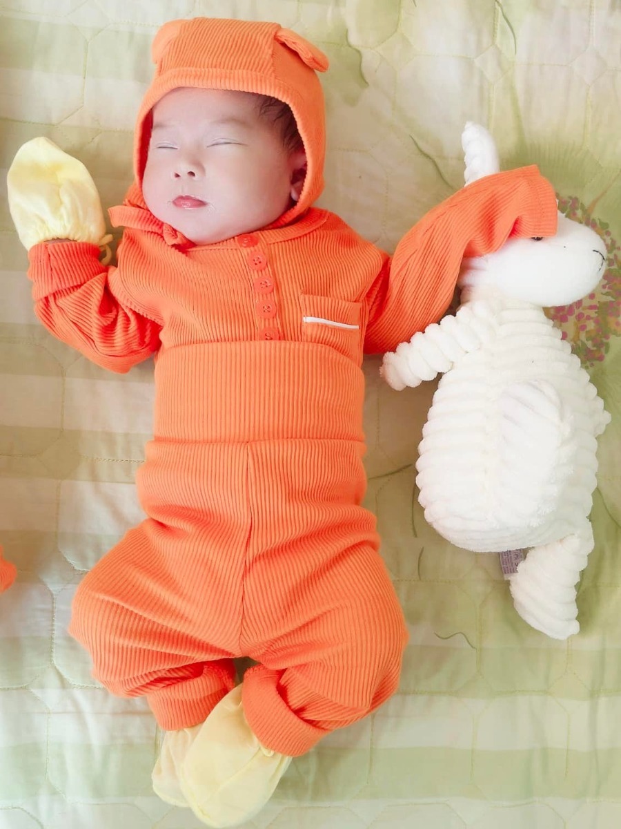 Nb 2,6-2,8kg,1m2d chị em con lên đc 4,1-4,2kg,mẹ con ít sữa nên con chỉ bú mẹ cho vui thôi ạ,chủ yếu con ăn sct.Tv con ăn ngoan ngủ ngoan,mỗi cữ ăn đc 80-90ml.lúc đầu hút sữa và kích sữa ko thành công mẹ con trees lắm nhưng bh xác định đầu hàng,tư tưởng thoải mái,con uống sct tăng cân đều mẹ con cũng đã cân bằng đc cảm xúc.vì vậy mẹ nào đang trong tình trạng như mẹ con thì hãy vui lên nhé❤️