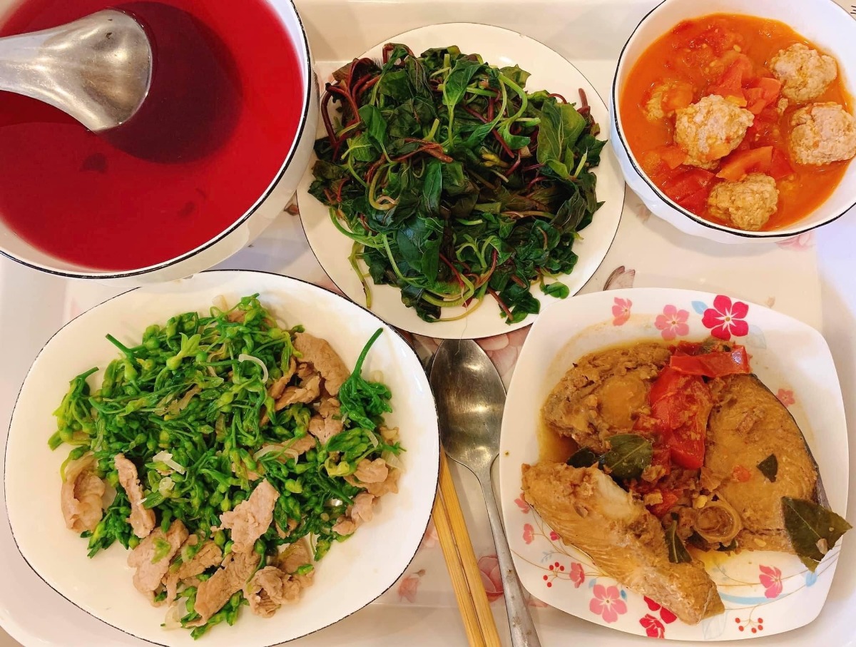 Cơm cữ made by Bà cô bên chồng

Cứ bảo bà cô như giặc bên ngô mà bà cô này đỉnh xuất sắc tự tay nấu cho chị dâu những mâm cơm cữ thế này!

Các mẹ lưu vào để có thực đơn ăn giàu chất dư sữa ngon miêng sau sinh nhé

Mâm cơm của bà cô Nguyễn Thanh Huyền nấu cho chị dâu 😍