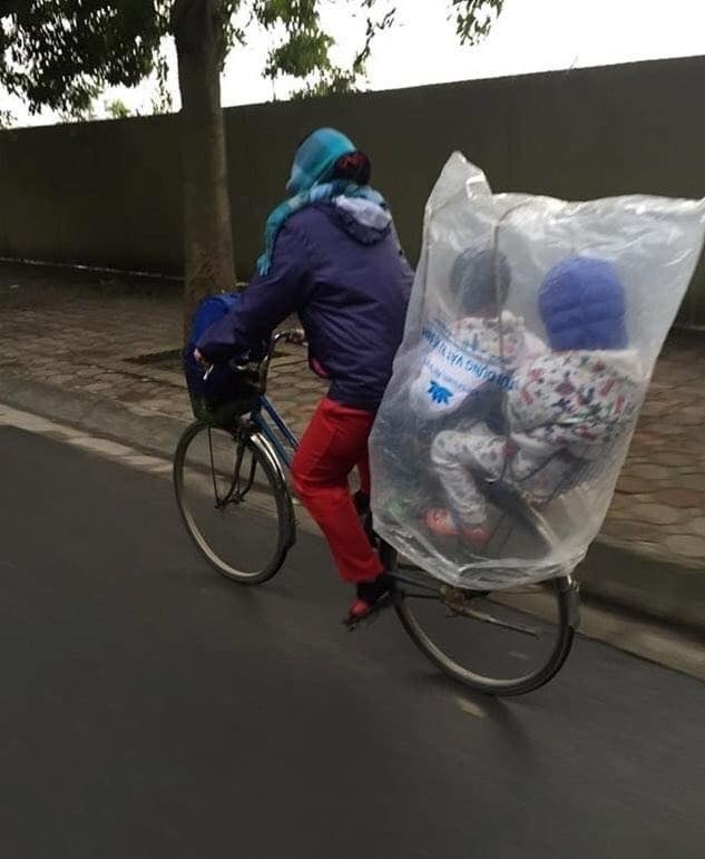 Hà Nội lạnh rồi: Mẹ không có ô tô, nhưng còn có mẹ thì các con không bao giờ bị rét. 🌨🌨🌨
