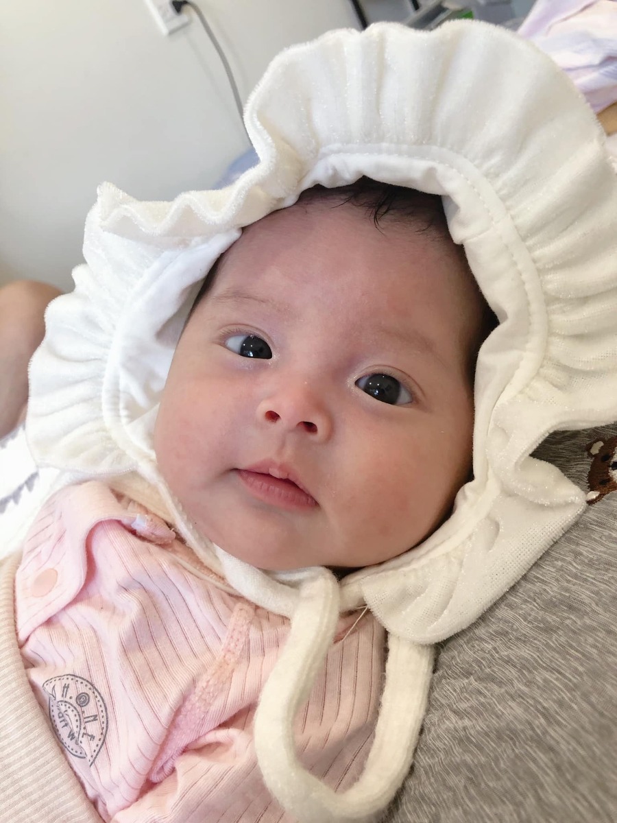 Một ngày đẹp trời xem lại ảnh con tháng trc thôi mà thấy khác quá các mom ạ 😊

Ngày mình sinh con, bà ngoại vào viện trông cháu mà bà bảo nhìn hai cháu thấy thương, bà rơi nc mắt, bà biết nhiều bé trông còn bé hơn, nhưng bà vẫn thấy hai cô út ít này sao mà nhỏ bé quá 😂

Ông bố bà mẹ thì nhìn cũng sợ sợ 😂 nhìn con mỏng manh quá thấy thương, vì hai bé đầu đều đủ ngày đủ tháng, đẻ ra hơn 3 cân.

Vậy mà giờ hai em đc 1 tháng rưỡi, trộm vía vượt anh chị luôn.

Chúc các mom trong hội vượt cạn thành công và các con sinh ra mau ăn chóng lớn nhé.

Hai bé nhà mình sinh 18/10/2021, 1 bé 2kg5 , 1 bé 2kg7. 

Hiện 2 bạn bằng cân nhau ko lệch tí nào

Từ ngày có 2 bạn là bố mẹ và bà ngủ có mấy tiếng ah, phục vụ ăn ngủ ị mà ko kịp thời là nghe phàn nàn gào khóc ngay 😂