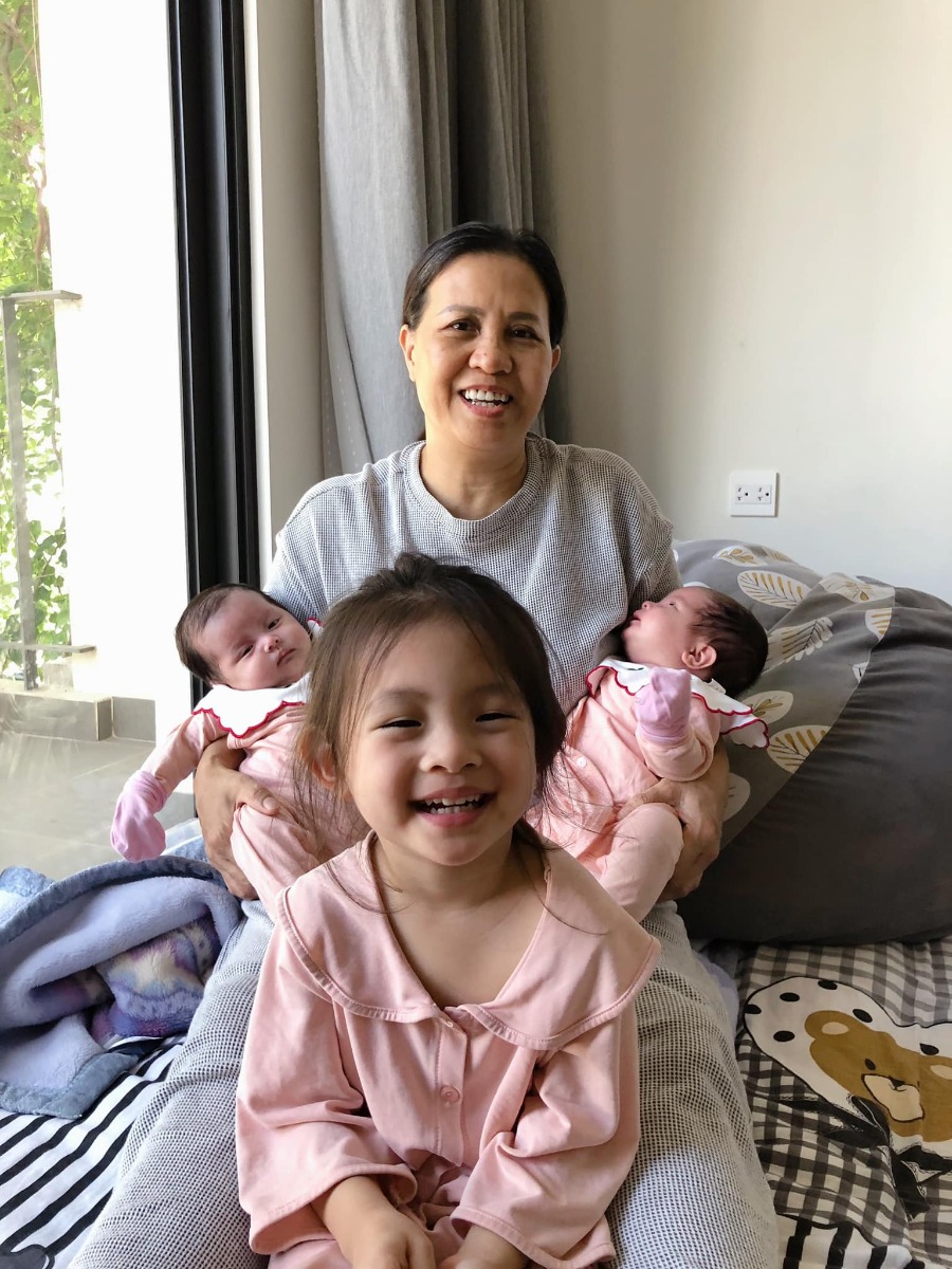 Một ngày đẹp trời xem lại ảnh con tháng trc thôi mà thấy khác quá các mom ạ 😊

Ngày mình sinh con, bà ngoại vào viện trông cháu mà bà bảo nhìn hai cháu thấy thương, bà rơi nc mắt, bà biết nhiều bé trông còn bé hơn, nhưng bà vẫn thấy hai cô út ít này sao mà nhỏ bé quá 😂

Ông bố bà mẹ thì nhìn cũng sợ sợ 😂 nhìn con mỏng manh quá thấy thương, vì hai bé đầu đều đủ ngày đủ tháng, đẻ ra hơn 3 cân.

Vậy mà giờ hai em đc 1 tháng rưỡi, trộm vía vượt anh chị luôn.

Chúc các mom trong hội vượt cạn thành công và các con sinh ra mau ăn chóng lớn nhé.

Hai bé nhà mình sinh 18/10/2021, 1 bé 2kg5 , 1 bé 2kg7. 

Hiện 2 bạn bằng cân nhau ko lệch tí nào

Từ ngày có 2 bạn là bố mẹ và bà ngủ có mấy tiếng ah, phục vụ ăn ngủ ị mà ko kịp thời là nghe phàn nàn gào khóc ngay 😂