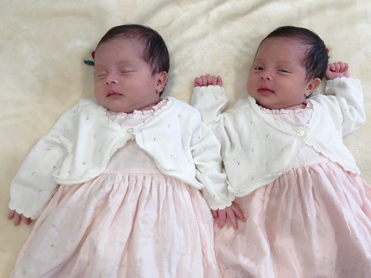 Một ngày đẹp trời xem lại ảnh con tháng trc thôi mà thấy khác quá các mom ạ 😊

Ngày mình sinh con, bà ngoại vào viện trông cháu mà bà bảo nhìn hai cháu thấy thương, bà rơi nc mắt, bà biết nhiều bé trông còn bé hơn, nhưng bà vẫn thấy hai cô út ít này sao mà nhỏ bé quá 😂

Ông bố bà mẹ thì nhìn cũng sợ sợ 😂 nhìn con mỏng manh quá thấy thương, vì hai bé đầu đều đủ ngày đủ tháng, đẻ ra hơn 3 cân.

Vậy mà giờ hai em đc 1 tháng rưỡi, trộm vía vượt anh chị luôn.

Chúc các mom trong hội vượt cạn thành công và các con sinh ra mau ăn chóng lớn nhé.

Hai bé nhà mình sinh 18/10/2021, 1 bé 2kg5 , 1 bé 2kg7. 

Hiện 2 bạn bằng cân nhau ko lệch tí nào

Từ ngày có 2 bạn là bố mẹ và bà ngủ có mấy tiếng ah, phục vụ ăn ngủ ị mà ko kịp thời là nghe phàn nàn gào khóc ngay 😂