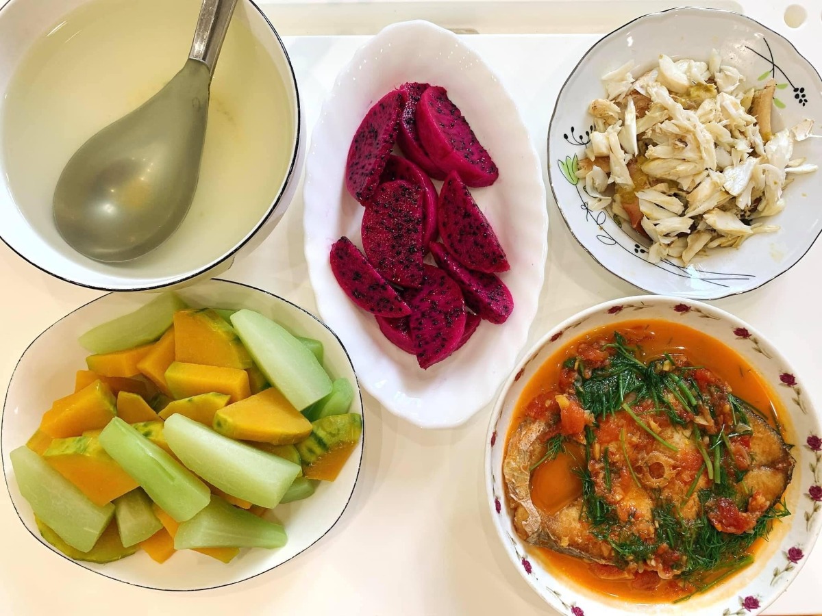 Cơm cữ made by Bà cô bên chồng

Cứ bảo bà cô như giặc bên ngô mà bà cô này đỉnh xuất sắc tự tay nấu cho chị dâu những mâm cơm cữ thế này!

Các mẹ lưu vào để có thực đơn ăn giàu chất dư sữa ngon miêng sau sinh nhé

Mâm cơm của bà cô Nguyễn Thanh Huyền nấu cho chị dâu 😍