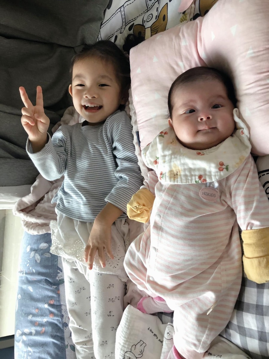 Một ngày đẹp trời xem lại ảnh con tháng trc thôi mà thấy khác quá các mom ạ 😊

Ngày mình sinh con, bà ngoại vào viện trông cháu mà bà bảo nhìn hai cháu thấy thương, bà rơi nc mắt, bà biết nhiều bé trông còn bé hơn, nhưng bà vẫn thấy hai cô út ít này sao mà nhỏ bé quá 😂

Ông bố bà mẹ thì nhìn cũng sợ sợ 😂 nhìn con mỏng manh quá thấy thương, vì hai bé đầu đều đủ ngày đủ tháng, đẻ ra hơn 3 cân.

Vậy mà giờ hai em đc 1 tháng rưỡi, trộm vía vượt anh chị luôn.

Chúc các mom trong hội vượt cạn thành công và các con sinh ra mau ăn chóng lớn nhé.

Hai bé nhà mình sinh 18/10/2021, 1 bé 2kg5 , 1 bé 2kg7. 

Hiện 2 bạn bằng cân nhau ko lệch tí nào

Từ ngày có 2 bạn là bố mẹ và bà ngủ có mấy tiếng ah, phục vụ ăn ngủ ị mà ko kịp thời là nghe phàn nàn gào khóc ngay 😂