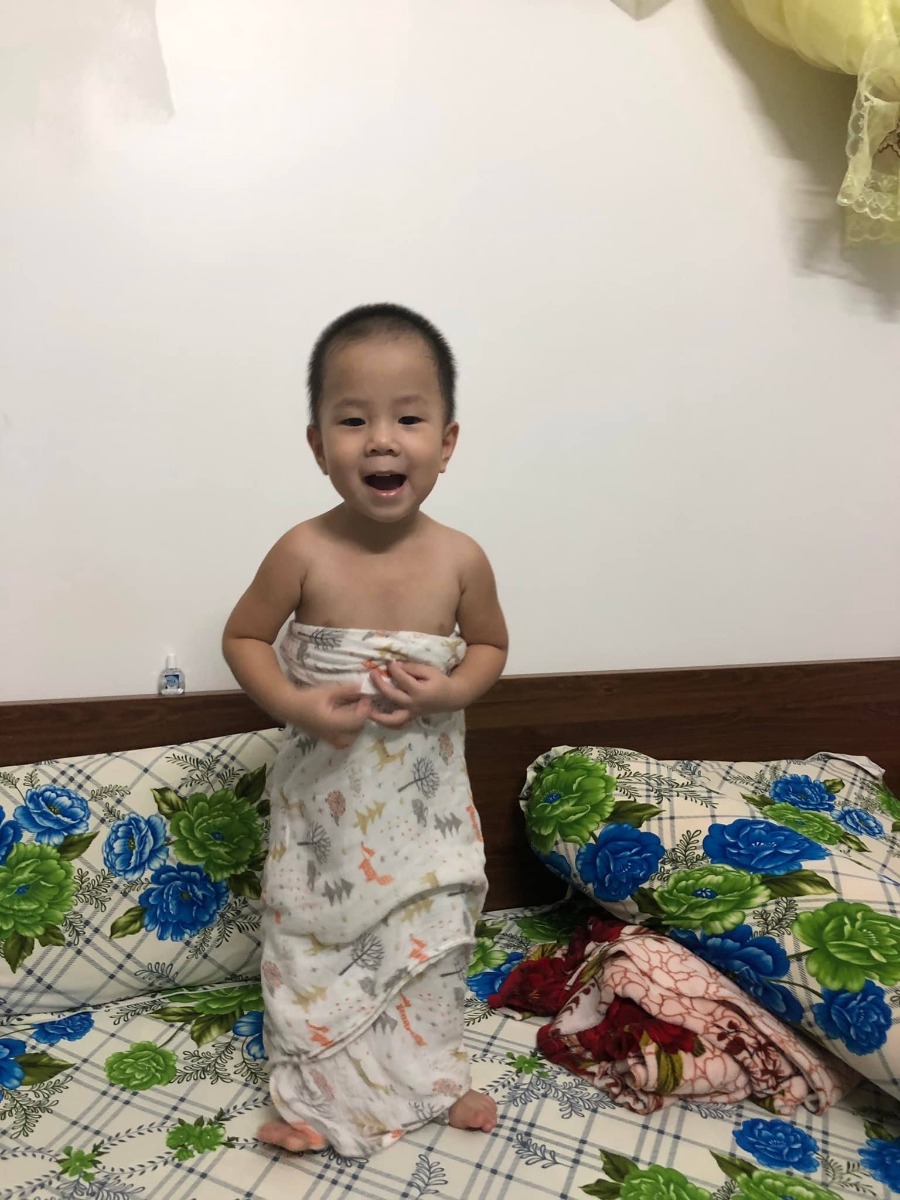 NGHỀ LÀM MẸ…

Hôm rồi mình có cơ hội nói chuyện với môt chị người Việt có chồng Malaysia và đang sinh sống ở KL. Chị cũng có con 3.5y và chỉ mới come back to work 2 tháng nay.

Khi nghe mình bảo đã hi sinh 2 năm sự nghiệp để nuôi dạy con, chị bảo “Sao em lại dùng từ hi sinh? Đó là lựa chọn đúng đắn nhất đó”.

Chị ủng hộ quan điểm mẹ dành tgian để đồng hành cùng con trong 3 năm đầu đời vì đây là giai đoạn vàng phát triển trí não và thể chất của con. Ở Malay người ta rất đề cao idea này. Khi con đủ cứng cáp, mẹ vẫn có thể quay lại công việc và vẫn được tuyển dụng như mọi người.

Cách nhìn này hoàn toàn khác với đa số người Việt mình, nhiều người nói mình sao nghỉ việc lâu thế, mốt đi làm lại công ty họ ko chọn đâu. Riêng mình lại ko nghĩ vậy, mình đủ tự tin và tự hào về quyết định của mình.

Min từ lúc sinh ra đến nay gần 32m, mọi việc ăn ngủ, tắm, ị, chơi, học đều một tay mẹ lo. Cực cực kì hiếm phải nhờ người khác take care dùm. Có thể do mình may mắn, ko phải đi làm mưu sinh (vì có chồng nuôi hehe), nhưng nếu ở vào hoàn cảnh của mình thì bạn có chọn làm mẹ full time? Cơ mà mình vẫn có nguồn thu nhập riêng nhé, ko phải ăn bám chồng đâu ạ.

Chúng ta rất giỏi chịu được áp lực từ công việc, vẫn có thể bình tĩnh và không to tiếng với khách hàng, đồng nghiệp. Nhưng lại khó có thể chấp nhận được stress đến từ việc chăm con và việc nhà. Có bao nhiêu mẹ đã từng la mắng, đánh con vì con ko làm vừa lòng mẹ? Vậy mà chúng ta vẫn có thể nhẫn nhịn với người ngoài mà ko kêu than một câu? Vậy mới nói người mẹ biết kiềm chế cảm xúc của mình để nuôi dạy con ko đòn roi ko phải là dễ, và mình vẫn đang học (trước giờ mình chỉ to tiếng với con 2-3 lần, chưa đánh cái nào luôn).

Mình không bàn lựa chọn nào là đúng sai, đã là quan điểm thì tuỳ hoàn cảnh, tính cách mỗi người có quyết định riêng. Mình chỉ muốn các bậc cha mẹ làm ơn hãy dành thật nhiều thời gian bên con, nhiều hơn nữa, bớt xem điện thoại tivi lại, thay vào đó hãy nhảy, hát, múa, học chữ, học vẽ cùng con…

Cây trồng sao vẫn có thể lớn, nhưng cây thẳng, nghiêng hay uốn cong kiểu cọ thì là do người trồng ạ.

Bởi mới nói nghề làm mẹ nó khó cực kì mà người thầy dạy mẹ lại chính là con.

Đăng cái ảnh klq ạ
