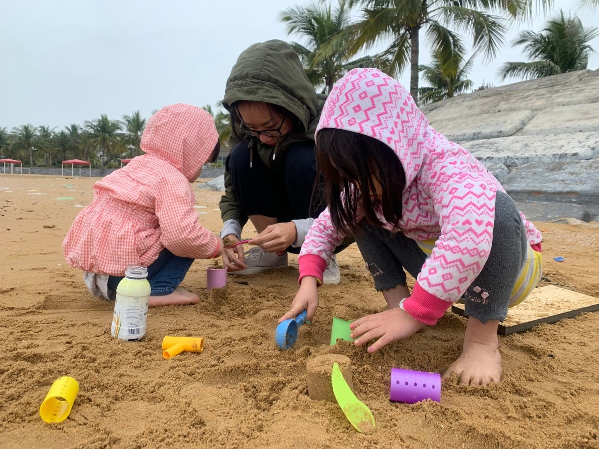 EM BÉ CẦN ĐƯỢC CHĂM SÓC CẢ TINH THẦN ‼️‼️‼️

✅ Chúng ta đều đã nghe đến, hoặc có một người quen gặp vấn đề về tâm lý. Các biểu hiện thì rất đa dạng : có người bị áp lực công việc đến kiệt sức, có học sinh luôn chịu đựng việc bị bắt nạt ở trường đến nỗi chán sống v.v. Trường hợp nặng sẽ cần tới trị liệu tâm lý với các chuyên gia. Họ có vô vàn câu chuyện có thể khiến người nghe nổi da gà vì cuộc sống giày vò, mong manh của những người phải chịu đựng tổn hại tâm lý.
Trầm cảm, tự kỷ, hội chứng sợ xã hội, chứng tâm thần phân liệt ảo giác, rối loạn ám ảnh cưỡng chế... là vài trong số các bệnh tâm lý còn đáng sợ hơn cả các căn bệnh thế kỷ. Độ tuổi gặp vấn đề này ngày càng nhỏ đi. Một em bé chưa biết nói cũng có thể cần điều trị rối loạn tâm lý.

« Sức khoẻ tâm thần » của con người cần được quan tâm tới từ khi nào ?

Từ khi còn nhỏ xíu, trẻ nhỏ đã dần hình thành nhận thức về bản thân và giá trị của bản thân thông qua những người chăm sóc. Qua cặp mắt của em bé, ngay từ ngày giờ đầu tiên được sinh ra, em bé đã học được rất nhiều điều :
Mỗi khi bé khóc vì đói, mẹ đến bên cho bé ti. Bé học được rằng có người hiểu bé và đáp ứng nhu cầu của bé.

Mỗi khi bố ôm ấp đung đưa bé, bé học được rằng bé thật đáng yêu và quan trọng đối với bố, và rằng bé có thể tin tưởng vòng tay bố sẽ chẳng bao giờ khiến bé bị đau.

Mỗi khi bé « ê a » và bé nghe thấy tiếng « ê a » đáp lại, bé học được về sự tương tác qua lại
Đôi khi bé muốn rời bố mẹ ra một lúc để đi tìm hiểu về những âm thanh xung quanh bé, chúng từ đâu ra ? ai đang ở đằng kia vậy ? cái thứ kia có vị như thế nào ?...

Như vậy là tinh thần em bé phát triển song song với nỗ lực đáp ứng nhu cầu cho bé của bố mẹ. Càng có nhiều « nhu cầu – đáp ứng » qua lại, em bé càng phát triển mạnh mẽ về cách thể hiện cảm xúc và ý thức về bản thân trong tập thể - hai yếu tố quan trọng nhất của sức khoẻ tâm thần, ảnh hưởng tới cả tương lai của bé sau này.

Thế giới có một ngày tên là « Children’s Mental Health Awareness Day » (Ngày Sức Khoẻ Tâm Thần Trẻ em), ngày 7/5, để nhấn mạnh rằng trẻ ngay từ rất nhỏ cũng có sức khoẻ tâm thần giống như người lớn. Trẻ nhỏ cũng là một con người hoàn thiện có cảm xúc và đang dần phát triển những nhận thức về bản thân : mình là ai ? mình có giá trị như thế nào với những người xung quanh ? Trong mọi sinh hoạt bình thường như khi bạn cho bé ăn, thì trong con mắt của bé, điều đó cũng thật kì diệu vô cùng.

Bố mẹ có thể làm gì để em bé có một sức khoẻ tinh thần tốt nhất ?
1. Tạo nhiều tương tác tích cực với trẻ ngay từ sớm
Nghiên cứu chỉ ra rằng ngay từ khi bé ra đời, não bộ của trẻ sẽ phát triển mạnh mẽ hơn khi thường xuyên được tương tác tích cực với người chăm sóc. Điều này có tác động lên cả trình độ học vấn, kỹ năng xã hội của bé sau này.
Cụ thể, những em bé được tương tác đúng cách từ nhỏ sẽ có xu hướng phát triển các kĩ năng giải quyết vấn đề và khả năng tư duy phê phán từ sớm ; đồng thời có kĩ năng giao tiếp điệu nghệ hơn, có khả năng thể hiện cảm xúc, kiểm soát cảm xúc của mình tốt hơn.

2. Tìm hiểu ý nghĩa đằng sau mỗi hành động của bé
Mọi hành động, biểu hiện của bé đều mang ý nghĩa. Một khi chúng ta hiểu điều gì khiến một đứa trẻ hành động như vậy, chúng ta mới có thể đưa ra cách giải quyết tốt nhất cho trẻ.
Ví dụ, một em bé tỏ ra khó chịu và mất khá lâu để hoà nhập vào môi trường mới, bố mẹ bé đã đoán trước điều này do đó sẽ giúp bé cảm thấy an tâm bằng cách ôm bé vào lòng trong khi từ từ giới thiệu bé với những người lạ. Một người mẹ nhận ra rằng con mình luôn căng thẳng mỗi khi xe ô tô đang đi mà đột ngột chuyển hướng, do đó chị ấy giúp trấn an bé bằng cách luôn báo trước cho bé trước khi bẻ lái, đồng thời dồn sự chú ý của con vào cuốn sách mang theo trên xe.
Bằng cách tìm hiểu nguyên nhân của hành động, bố mẹ có thể tìm cách xử lý tình huống hiệu quả, giúp cho bé vượt qua khó khăn mà không cảm thấy « xấu hổ, tệ hại » - điều này đặc biệt quan trọng với sự phát triển tinh thần của trẻ.

3. Cùng bé trải qua những khó khăn đầu đời để lớn lên
Khó khăn, những cảm xúc tiêu cực cũng là điều tự nhiên trong quá trình phát triển của bé. Việc để cho bé trải nghiệm cảm xúc và đối diện với khó khăn và tìm cách giải quyết, chính là cho bé cơ hội phát triển sự tự tin và bản ngã cá nhân.
Ví dụ, một em bé ngoài 12 tháng đang cố nhét khối vuông vào một cái ô hình tròn, bé sẽ xoay, dùng sức, chuyển sang cái ô khác...cho tới khi nhét đúng khối vuông vào ô hình vuông. Như vậy, quá trình mắc lỗi hay thất bại là một điều cần thiết để bé học được bài học nào đó, gia tăng kĩ năng mới nào đó, và phát triển khả năng giải quyết vấn đề sau này.
Kể cả khi không giải quyết được chúng, ví dụ như khi bé chắc chắn không được ăn kem trước bữa ăn, hay bị bắt buộc phải rời đi khi mà bé chưa muốn, thì việc trải nghiệm cảm xúc tiêu cực trong khó khăn cũng dạy cho bé cách điều hoà cảm xúc của mình, trung hoà với nhu cầu của những người khác – đây sẽ là kĩ năng rất cần thiết trong cuộc sống, công việc khi trẻ lớn lên.
Đừng quên những lời khen ngợi, động viên sau khi bé gặp khó khăn hay hoàn thành một việc nào đó nhé !
----
Tất cả những việc kể trên thật ra không phải là « công việc » gì to lớn một khi đã trở thành cha mẹ. Chúng ta đơn giản chỉ đang quan tâm và đáp ứng những nhu cầu của bé : khi bé căng thẳng, chúng ta làm dịu bé ; khi bé muốn chơi đùa, chúng ta tương tác qua lại, bằng nét mặt, âm thanh, cử chỉ, lời nói ; khi bé gặp khó khăn, chúng ta chia sẻ và giúp đỡ trẻ khi cần thiết ; hướng bé vào những trò chơi lành mạnh theo sở thích và khả năng của bé ; tuy nhiên cũng không cho bé mọi thứ bé muốn, cần có giới hạn để bé học được cách điều hoà bản thân. Trên tất cả là bố mẹ luôn đáp ứng nhu cầu tương tác, kết nối và khám phá thế giới của bé, điều đó sẽ cho bé cảm thấy tin cẩn, sự an toàn của bản thân, cảm giác được yêu quý và trân trọng ; nhờ vậy bé sẽ luôn có một tinh thần khoẻ mạnh.

Chúng ta có thể làm gì để giúp bố mẹ ?

Trong một xã hội chung, chúng ta cần hết lòng hỗ trợ cho bố mẹ trong sứ mệnh quan trọng của họ : giúp những em bé phát triển một tinh thần tốt ngay từ nhỏ. Điều này để đảm bảo rằng xã hội trong tương lai sẽ được thừa hưởng những thế hệ công dân/nguồn nhân lực với tinh thần tốt nhất ; hoặc ngược lại, chi trả việc điều trị tâm lý và gánh hậu quả cho những công dân gặp vấn đề về sức khoẻ tâm thần.
Những gì tốt nhất mà bố mẹ nên được hưởng đó là : thời gian nghỉ làm được trả lương để hoàn toàn ở bên một em bé mới sinh, dành cho bé một khởi đầu trọn vẹn nhất với tất cả thời gian và tình yêu của bố mẹ ; các tiện nghi xã hội hỗ trợ cho bà mẹ và em bé ; các chương trình thăm khám thường xuyên, cung cấp cho bố mẹ kiến thức cần thiết ; các cộng đồng nơi bố mẹ có thể tìm thấy sự giúp đỡ và lời khuyên của chuyên gia.
Việc nhận ra rằng sức khoẻ tâm thần của một con người khởi nguồn từ khi còn là em bé nằm trong nôi, chúng tôi khuyến khích mọi người hãy dùng cơ hội và khoảng thời gian quý giá này để cho bé nền tảng tinh thần khoẻ mạnh nhất./

Team WRM tổng hợp và biên dịch)