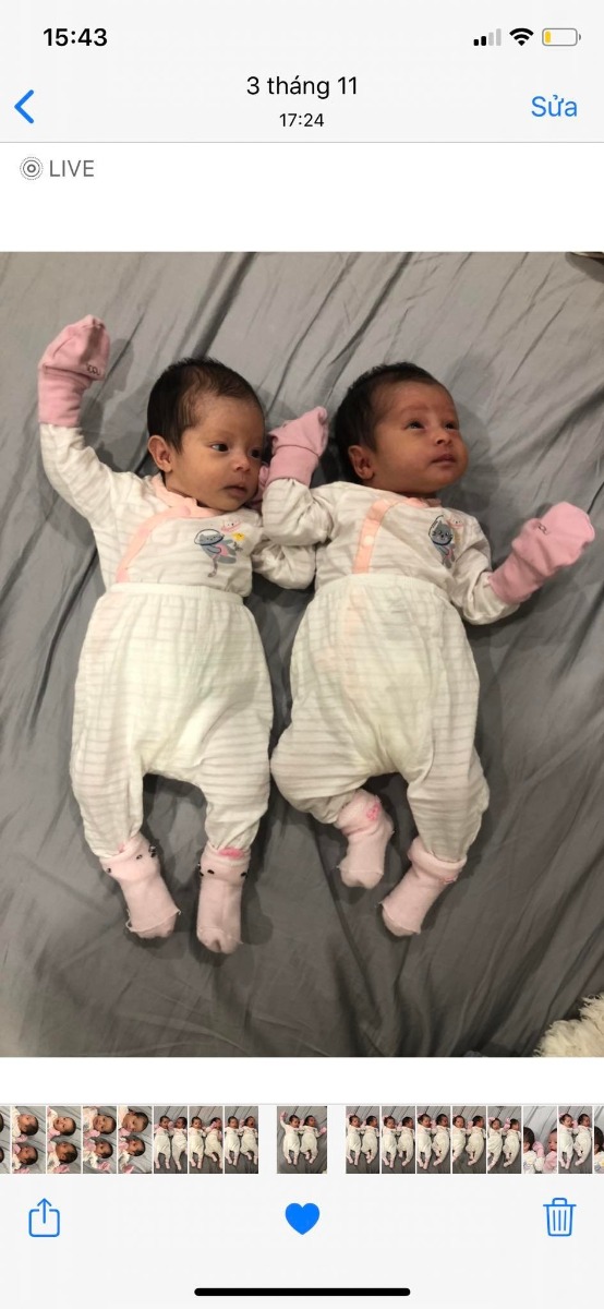 Một ngày đẹp trời xem lại ảnh con tháng trc thôi mà thấy khác quá các mom ạ 😊

Ngày mình sinh con, bà ngoại vào viện trông cháu mà bà bảo nhìn hai cháu thấy thương, bà rơi nc mắt, bà biết nhiều bé trông còn bé hơn, nhưng bà vẫn thấy hai cô út ít này sao mà nhỏ bé quá 😂

Ông bố bà mẹ thì nhìn cũng sợ sợ 😂 nhìn con mỏng manh quá thấy thương, vì hai bé đầu đều đủ ngày đủ tháng, đẻ ra hơn 3 cân.

Vậy mà giờ hai em đc 1 tháng rưỡi, trộm vía vượt anh chị luôn.

Chúc các mom trong hội vượt cạn thành công và các con sinh ra mau ăn chóng lớn nhé.

Hai bé nhà mình sinh 18/10/2021, 1 bé 2kg5 , 1 bé 2kg7. 

Hiện 2 bạn bằng cân nhau ko lệch tí nào

Từ ngày có 2 bạn là bố mẹ và bà ngủ có mấy tiếng ah, phục vụ ăn ngủ ị mà ko kịp thời là nghe phàn nàn gào khóc ngay 😂