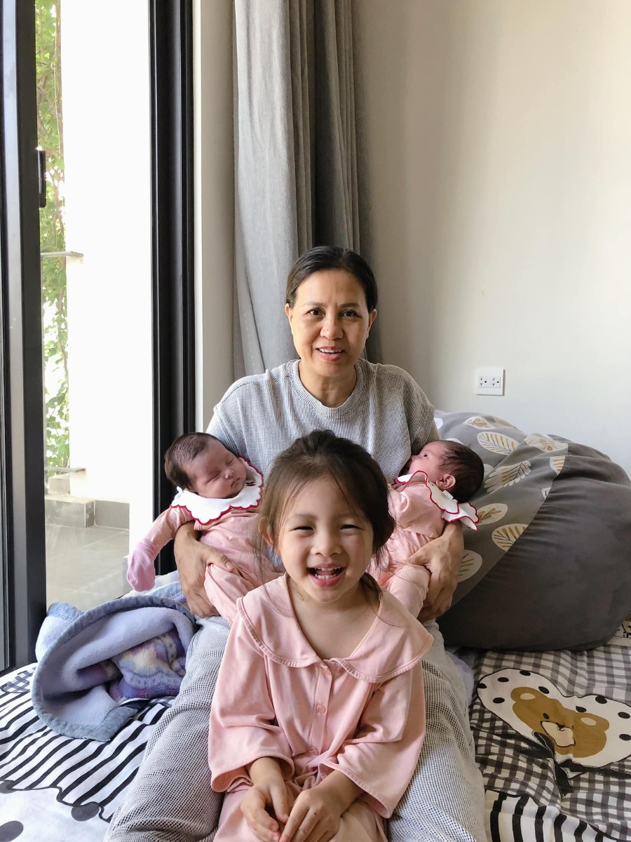 Một ngày đẹp trời xem lại ảnh con tháng trc thôi mà thấy khác quá các mom ạ 😊

Ngày mình sinh con, bà ngoại vào viện trông cháu mà bà bảo nhìn hai cháu thấy thương, bà rơi nc mắt, bà biết nhiều bé trông còn bé hơn, nhưng bà vẫn thấy hai cô út ít này sao mà nhỏ bé quá 😂

Ông bố bà mẹ thì nhìn cũng sợ sợ 😂 nhìn con mỏng manh quá thấy thương, vì hai bé đầu đều đủ ngày đủ tháng, đẻ ra hơn 3 cân.

Vậy mà giờ hai em đc 1 tháng rưỡi, trộm vía vượt anh chị luôn.

Chúc các mom trong hội vượt cạn thành công và các con sinh ra mau ăn chóng lớn nhé.

Hai bé nhà mình sinh 18/10/2021, 1 bé 2kg5 , 1 bé 2kg7. 

Hiện 2 bạn bằng cân nhau ko lệch tí nào

Từ ngày có 2 bạn là bố mẹ và bà ngủ có mấy tiếng ah, phục vụ ăn ngủ ị mà ko kịp thời là nghe phàn nàn gào khóc ngay 😂