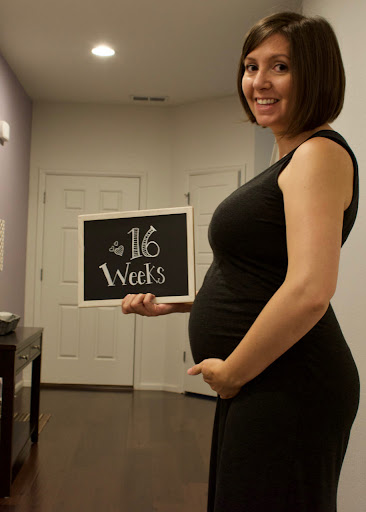 THAI 16 TUẦN: TẤT CẢ NHỮNG ĐIỀU MẸ CẦN BIẾT ĐỂ CÓ MỘT THAI KỲ KHỎE MẠNH

Dưới đây là những chia sẻ của anh Phạm Ngọc Thắng, nhà sáng lập ứng dụng thai giáo Mamibabi, và cũng là tác giả cuốn sách “Rủ chồng thai giáo” về sự phát triển của thai nhi 16 tuần tuổi. Hy vọng những chia sẻ này sẽ giúp các mẹ có một thai kỳ khỏe mạnh và bé yêu phát triển tốt nhất.
 
💙 Thai 16 tuần nặng bao nhiêu? 

Lúc này con nặng khoảng 100g, dài 11,6cm, nghĩa là tương đương với một quả bơ hoặc một quả lựu to. 

💙 Thai 16 tuần phát triển như thế nào? 

Ở tuần này, khi siêu âm thai, mẹ sẽ thấy phần đầu và cổ của con đã thẳng hơn trước rồi chứ ko cúi gập nữa. Nếu siêu âm rõ, mẹ cũng có thể thấy một số mạch máu dưới làn da mỏng manh của con, do lúc này da của con gần như trong suốt. 

2 tay và 2 chân của con ở tuần này đã có thể chuyện động linh hoạt hơn và có nhiều cử chỉ đáng yêu như đá chân, khua tay vào thành bụng của mẹ. 
Mắt của con cũng đã có thể chuyện động từ từ, và tai cũng đang ngày một hoàn thiện hơn. Con cũng đã nghe được giọng nói của mẹ rồi. 

Ở tuần này, nụ vị giác của con cũng đang hoạt động. Con có thể nếm được vị nước ối thay đổi theo chế độ ăn của mẹ. Vì vậy ngay từ thời điểm này con đã có thể phát triển một số sở thích về mùi vị của riêng mình. 
Nói tới siêu âm, một số mẹ quan tâm tới siêu âm 4D ở tuần này. Tuy vậy, tuần 16 không phải là mốc cần siêu âm 4D các mẹ nhé. Dĩ nhiên nếu mẹ nào thích vẫn có thể siêu âm được thôi, vì hiện nay các dịch vụ siêu âm rất phát triển. Nhưng để nói là cần thiết thì tuần này không cần ạ. Mốc đầu tiên mẹ cần siêu âm 4D là tuần từ 11 đến 13. Và mốc tiếp theo sẽ là tuần 21, 22. 

💙 Thai 16 tuần biết trai hay gái chưa? 

Ở tuần này, khi siêu âm, mẹ cũng có thể thấy bộ phận sinh dục của con đã hình thành đầy đủ, và nhiều mẹ cũng có thể biết được giới tính của con. Tuy nhiên cũng có trường hợp không thấy được bộ phận sinh dục do tư thế nằm của con không thuận lợi. Và cũng có khi việc xác định giới tính không chính xác. Tốt nhất, nếu muốn biết giới tính của con, bố mẹ nên siêu âm lại khi con đã ngoài 20 tuần nhé. 

💙 Khám thai tuần 16 gồm những gì? 

Về việc khám thai, trong khoảng thời gian tuần từ 14 đến 16, mẹ nên đi khám thai để xét nghiệm máu, nước tiểu, siêu âm và kiểm tra sự phát triển của thai nhi. Vì vậy nếu những tuần trước chưa đi khám thì mẹ nên đi khám ở tuần này nhé. 

💙 Thai 16 tuần đã máy chưa? 

Một số mẹ thắc mắc là ở tuần này con đã biết máy chưa. Nếu mẹ đã xem các vlog trước của mình thì hẳn đều biết rằng thai đã máy từ những tuần trước rồi chứ không phải đến tuần này mới máy đâu ạ. Có 1 thuật ngữ sẽ phù hợp hơn với tuần 16 này, đó là thai đạp chứ không phải thai máy, bởi các chuyển động của con đã rõ ràng và mạnh mẽ hơn rồi ạ. 

Tuy vậy, con đã đạp không có nghĩa là mẹ sẽ cảm thấy. Một số mẹ nhạy cảm, hoặc các mẹ đã từng đẻ có thể sẽ cảm thấy con đạp ở tuần này. Nhưng đa số các mẹ khác sẽ cảm thấy trễ hơn một chút, vào khoảng tuần thứ 18, 20. Vì vậy nếu ở tuần này mẹ chưa thấy con đạp cũng là điều bình thường mẹ nhé. 

💙 Thai 16 tuần gò cứng bụng có sao không? 

Ngoài việc con đạp, có một hiện tượng nữa cũng được nhiều mẹ quan tâm, dó là con gò cứng bụng. Trước hết, cảm giác gò cứng bụng ở giai đoạn này đôi khi là do cơn gò sinh lý, nhưng đôi khi là do nhầm lẫn. Đó có thể là cảm giác nặng bụng, mệt mỏi, nhất là khi mẹ ngồi hoặc đứng lâu ở một tư thế; cũng có khi là do thai nhi cử động nhiều, khiến mẹ có cảm giác như bụng bị gò. 

Tuy vậy đó đều là các hiện tượng bình thường thôi, để giảm cảm giác gò đó mẹ có thể thư giãn, nghỉ ngơi, thay đổi tư thế, nằm nghiêng sang trái… Điều quan trọng là mẹ đi khám thai đều đặn và bác sĩ cho biết thai nhi vẫn khỏe mạnh thì mẹ có thể an tâm nhé. 

💙 Thai 16 tuần ngôi thai đã cố định chưa? 

Một số mẹ chắc sẽ hỏi bác sĩ về việc ngôi thai của con đúng không ạ. Ở tuần 16, ngôi thai của con chưa cố định đâu ạ. Điều này là dĩ nhiên, con vẫn còn nhỏ và còn thỏa sức bơi lội vẫy vùng trong bụng mẹ. Tư thế của con sẽ còn nhiều thay đổi nên ngôi thai chưa thể cố định mẹ nhé. Ngôi thai của con chưa phải là vấn đề mẹ cần quan tâm ở tuần này đâu ạ. 

💙 Thay đổi của mẹ bầu ở tuần thứ 16 

Điều mẹ cần quan tâm nhất ở tuần này là những thay đổi diễn ra trong cơ thể mình. 

Đầu tiên, mẹ có thể cảm thấy bụng mình thỉnh thoảng hơi tức tức hoặc chộn rộn. Đó chính là do con đạp đấy ạ. Nhưng vì con còn bé, những cú đạp chưa mạnh hẳn để mẹ cảm nhận rõ, nên thường mẹ sẽ chỉ thấy bụng mình có gì đó hơi kì kì. Có một số mẹ trên Mamibabi còn so sánh cảm giác đó giống như là có giun trong bụng ấy ạ, hơi buồn buồn một chút. 

Ngoài ra, một hiện tượng nữa mẹ có thể gặp ở tuần 16, đó là khó thở. Điều này là do thay đổi hooc-môn, cũng là do thai nhi đang lớn hơn và chèn ép vào các cơ quan. 

Bên cạnh đó, mẹ vẫn có thể gặp các vấn đề phổ biến trong thai kỳ như táo bón, đau lưng, chảy máu nướu răng, suy tĩnh mạch chân, nhất là khi ngồi lâu và chân để thấp. Khi đó mẹ hãy thay đổi tư thế, đi lại nhẹ nhàng hoặc kê cao chân mình lên nhé. 

💙 Thai 16 tuần bụng to chưa? 

Một vấn đề rất phổ biến nữa mà nhiều mẹ quan tâm, đó là mang thai 16 tuần bụng to chừng nào. Ở tuần này, bụng của mẹ bầu đã nhô lên khá rõ rồi, tuy nhiên, tùy cơ địa mỗi người mà độ to nhỏ sẽ khác nhau. Đây vẫn là giai đoạn trông mẹ thon gọn và nhẹ nhàng, chưa bị nặng nề đâu ạ. 

💙 Thai 16 tuần bị tụt bụng

Trước hết, chúng ta cần hiểu khái niệm “tụt bụng" có nghĩa là thai nhi tụt thấp xuống, và thuật ngữ này thường được dùng để chỉ việc thai nhi đang sẵn sàng và chuẩn bị để ra đời.

Tuy nhiên, còn một thuật ngữ khác dễ bị nhầm với tụt bụng, đó là chửa bụng dưới, còn gọi là mang thai bụng dưới. Đó là khi bụng bầu to và chèn ngang ở phần dưới bụng. Tuy nhiên, điều đó không có gì nguy hiểm cả, mà chỉ phản ánh cơ bụng của mẹ và vị trí nằm của con thôi. 

Nếu mẹ không thấy mình có các dấu hiệu bất thường như đau bụng, ra máu, hay mất đi các dấu hiệu mang thai thì không cần lo lắng. Hoặc để cho chắc chắn và giải tỏa tâm lý thì mẹ nên đi khám để bác sĩ cho kết quả chính xác nhất. 

💙 Nhạc cho thai nhi 16 tuần 

Ở tuần này, một trong những cách để mẹ và bé có tâm lý tốt nhất, đó là nghe nhạc. Thai nhi 16 tuần có thể nghe đa dạng loại nhạc, từ nhạc có lời đến nhạc không lời, từ guitar đến piano, miễn sao nhạc có nội dung tích cực và giai điệu nhẹ nhàng dễ chịu, không quá nhanh và ồn ào là được. Cách dễ nhất để mẹ cho con nghe nhạc là mẹ hãy vào ứng dụng Mamibabi và nghe phần Nhạc thai giáo. Ở đó luôn có sẵn rất nhiều nhạc hay cho mẹ và bé. 

💙 Thai giáo tuần thứ 17 

Ngoài thai giáo bằng âm nhạc, mẹ cũng có thể áp dụng 3 cách thai giáo dưới đây: 

Thứ 1 là chơi trò kiến bò: Đây là một trò chơi nhẹ nhàng, thú vị, và cũng là cách thai giáo xúc giác hiệu quả. Mẹ hãy dùng các đầu ngón tay của mình nhẹ nhàng di chuyển trên bụng như thể một đàn kiến đang bò. Hoặc mẹ cũng có thể chỉ dùng 2 ngón tay trỏ và giữa làm động tác như đang “đi bộ” trên bụng. Mẹ hãy chơi trò này cùng bé khoảng 2 – 5 phút mỗi lần nhé. Khi chơi, mẹ có thể kết hợp cùng thai giáo ngôn ngữ bằng cách trò chuyện cùng bé. Ví dụ: “Các bạn kiến đang chơi đùa cùng Min của mẹ này!”

Thứ 2, mẹ nên tập các bài thể dục nhẹ nhàng: Đây tiếp tục là một hình thức thai giáo vận động dễ làm và hữu ích cho mẹ bầu và thai nhi. Bằng cách tập các bài thể dục đơn giản, kết hợp hít vào – thở ra nhịp nhàng, mẹ bầu sẽ cải thiện sức khỏe, hạn chế thừa cân, đem lại những giây phút thư giãn cho cơ thể. Bé yêu trong bụng cũng sẽ cảm nhận được những chuyển động từ tốn và cảm thấy mình đang được kết nối cùng mẹ.

Thứ 3, mẹ nên đọc sách “Hạt giống tâm hồn”: Những câu chuyện ý nghĩa trong các cuốn sách “Hạt giống tâm hồn” hẳn đã rất nổi tiếng và được nhiều mẹ bầu biết đến. Trong thời gian mang thai, ngoài việc đọc sách về chăm sóc sức khỏe bà bầu và sau sinh, hay các loại sách kỹ năng, mẹ bầu hãy dành thời gian đọc sách “Hạt giống tâm hồn” nhé. Mẹ có thể đọc thầm, nhưng tốt nhất nên đọc to để bé yêu cùng nghe. Đây là cách thai giáo tri thức, thai giáo cảm xúc rất hữu ích cho cả mẹ và bé.

💙 Thai 16 tuần nên ăn gì? 

Về dinh dưỡng, tuần 16 có thể là thời điểm nhiều mẹ thường cảm thấy thèm ăn. Có đến 50 - 90% mẹ bầu gặp phải triệu chứng này. Mẹ đừng kiềm chế mà hãy "thỏa mãn" cơn thèm bằng các sản phẩm lành mạnh. Mẹ nên hạn chế tối đa các món ăn ít dinh dưỡng, chứa nhiều đường, hoặc chứa nhiều chất không tốt cho sức khỏe  như chất phụ gia, chất bảo quản. 

1 việc quan trọng nữa là mẹ bầu cần chú trọng bổ sung vitamin D trong giai đoạn này. Một số thực phẩm chứa nhiều vitamin D là lòng đỏ trứng và các loại cá béo, còn gọi là cá nhiều dầu như cá hồi, cá trích, cá cơm... Tuy vậy, vitamin D trong thực phẩm tự nhiên chỉ có giới hạn, vì vậy, mẹ cần dùng thêm các viên uống bổ sung theo chỉ định của bác sĩ. 

Một số món mẹ có thể ăn trong tuần này là cá hồi sốt kem nấm, thịt viên bọc trứng, cá kho thịt ba chỉ, bánh mì sốt vang… 

💙 Vận động tuần thứ 16

Về vận động, mẹ cần tiếp tục vận động đều đặn mỗi ngày và đừng bỏ qua các hoạt động ngoài trời. Việc tiếp xúc với ánh nắng mặt trời sẽ giúp tổng hợp vitamin D tự nhiên cho cơ thể mẹ. Tuy vậy trong bối cảnh dịch covid 19 đang phức tạp như bây giờ, việc ra ngoài không phải lúc nào cũng thực hiện được. Mẹ có thể tập trong nhà, mở cửa sổ ra hoặc tập ở ban công hay sân thượng nhà mình cũng được nhé. 

Mẹ cũng cần lưu ý bổ sung thêm nước bù lại lượng mồ hôi toát ra trong quá trình tập luyện. Sau mỗi 30 phút vận động, mẹ nên uống nước lọc hoặc các loại nước ép trái cây tốt cho sức khỏe. 

#thaigiao #thai_giáo #thaigiáo #mangthai #babau #thai16tuan