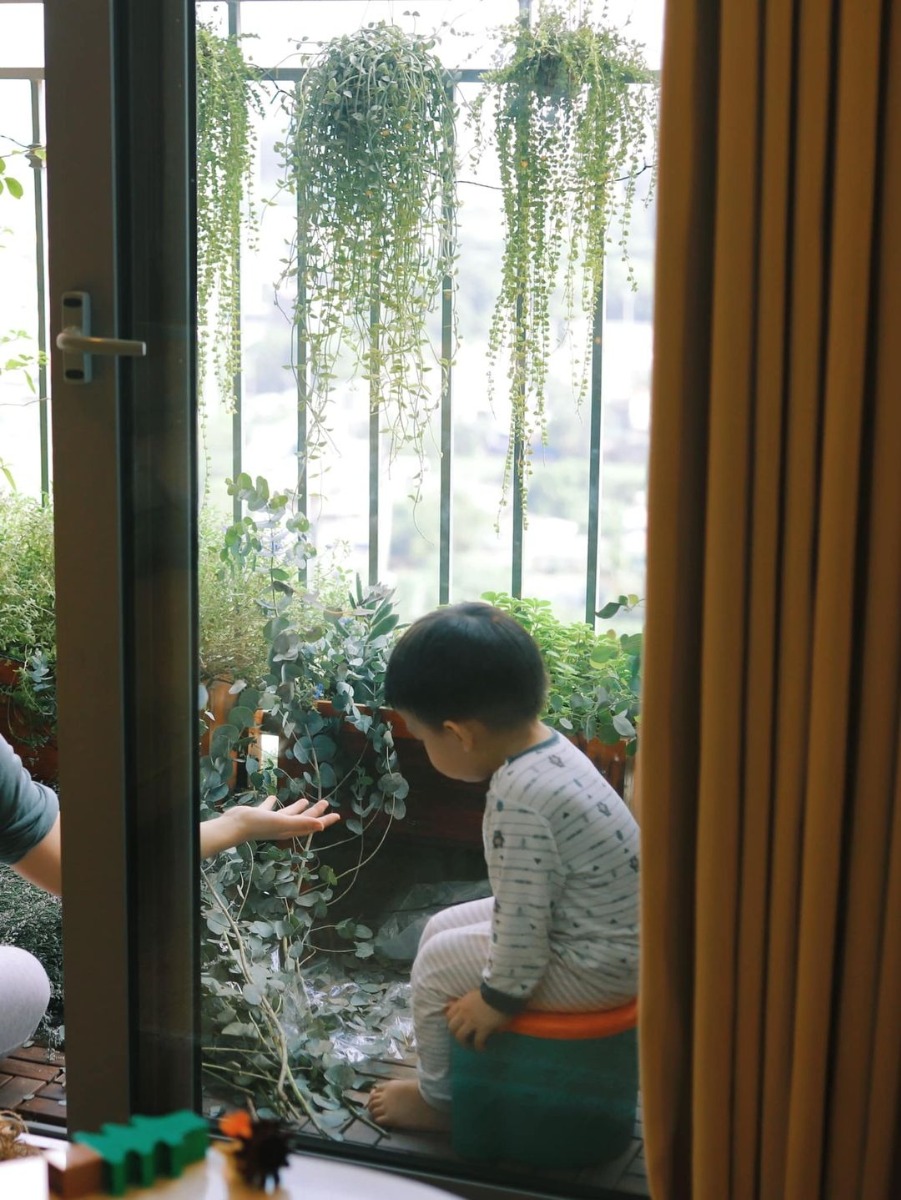 “Nếu như mẹ đã làm tất cả mọi cách mình có thể, mà em bé vẫn khó ngủ, thì hãy chấp nhận con là một người khó ngủ.

Mình chỉ cần hỗ trợ những vấn đề tứ khoái của con, rồi con sẽ lớn lên và tự tìm ra cách ngủ của mình.”

“Mình thêm một đứa trẻ thì phải bớt đi một vài việc.”

“Điều quan trọng nhất là phải giải phóng mình khỏi tất cả những áp lực đang gặm nhấm mình của xã hội.”

“Mình nói chuyện người già để hiểu chuyện trẻ con, nói chuyện trẻ con để hiểu chuyện của mình.”

“Có ai giục một ông già bà già là đi nhanh lên không?”

“Cuộc sống này quá lớn, mình lại quá bé nhỏ, mình không thể thay đổi được điều gì, chỉ có thể thay đổi được bản thân mình.”

“Nếu mình không sẵn sàng chơi với con, thì đừng cố mà chơi với con. Đứa trẻ nó biết điều đấy, vì mình cũng biết điều đấy mà.”

“Mình không biết sau này thế nào, để sống 60 tuổi an nhiên thì khó lắm, nhưng để ngày hôm nay sống an nhiên thì rất dễ.”

“Hãy hỏi con, đừng hỏi phương pháp”.