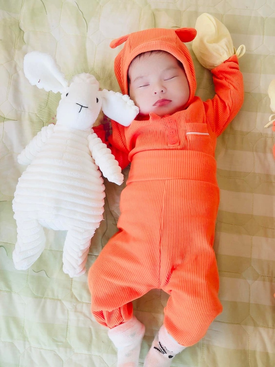 Nb 2,6-2,8kg,1m2d chị em con lên đc 4,1-4,2kg,mẹ con ít sữa nên con chỉ bú mẹ cho vui thôi ạ,chủ yếu con ăn sct.Tv con ăn ngoan ngủ ngoan,mỗi cữ ăn đc 80-90ml.lúc đầu hút sữa và kích sữa ko thành công mẹ con trees lắm nhưng bh xác định đầu hàng,tư tưởng thoải mái,con uống sct tăng cân đều mẹ con cũng đã cân bằng đc cảm xúc.vì vậy mẹ nào đang trong tình trạng như mẹ con thì hãy vui lên nhé❤️