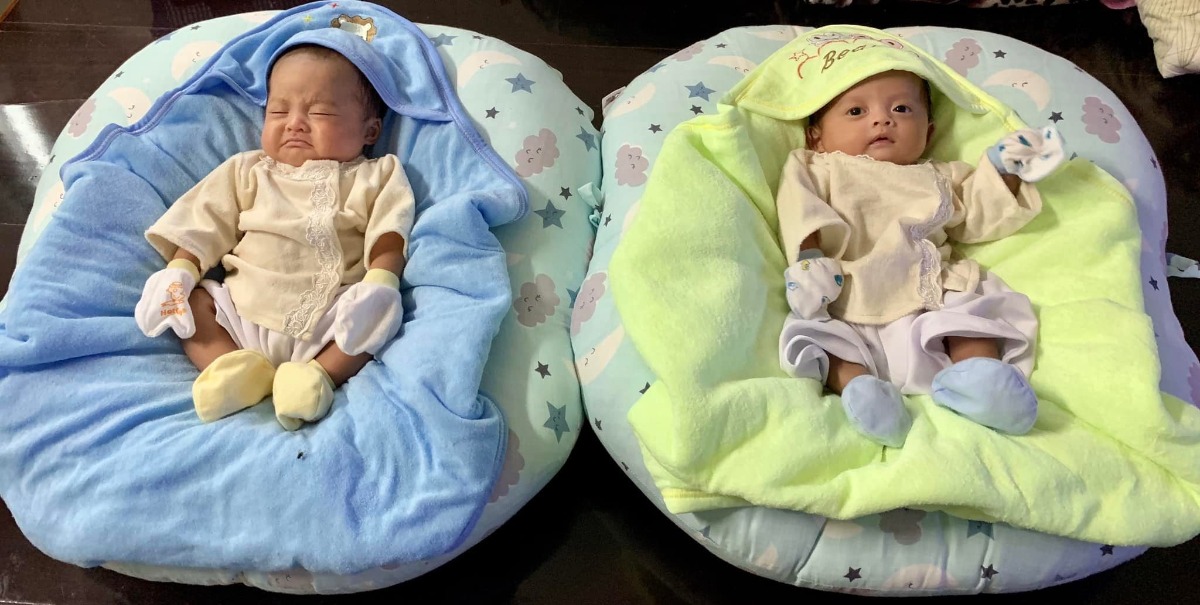 34w mổ cấp cứu do 2 bé thiếu oxi ko hấp thụ được chất dinh dưỡng từ mẹ, nb 1,7-1,5kg chăm hơi phê nhưng nay 2m trộm vía bé khoẻ, nguồn động lực cho các mom sanh bé nhẹ cân 💪💪💪.
2 bình rượu mơ khác trứng 🥰.