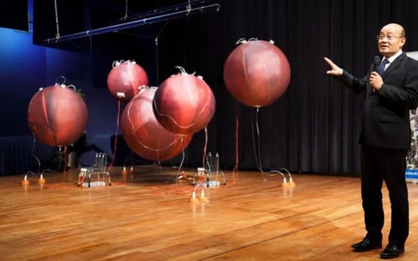 Tử cung nhân tạo: Tương lai phụ nữ không phải mang nặng đẻ đau vì đã có máy móc làm thay

Theo tờ The Guardian, những nhà nghiên cứu của trường đại học Eindhoven đã thành công phát triển nguyên mẫu tử cung nhân tạo, qua đó giúp cứu sống trẻ sinh thiếu tháng và có khả năng giúp phụ nữ khỏi mang nặng đẻ đau sau này.

Đến năm 2017, nguyên mẫu này được thí nghiệm thành công bởi các nhà khoa học đến từ khoa nhi Bệnh biện Philadelphia (CHOP) khi nuôi dưỡng được một chú cừu non trong môi trường tử cung nhân tạo.

Đối với những ai đã từng xem phim "Ma Trận" (The Matrix) thì đây có lẽ là tương lai của nhiều đứa trẻ được sinh ra từ tử cung nhân tạo.

Từ lý thuyết đến hiện thực

Năm 2019, Chương trình Horizon 2020 EU đã đồng ý cấp 2,9 triệu Euro giải thưởng cho bất kỳ nhà khoa học nào phát triển được mô hình tử cung nhân tạo.

Nguyên mẫu này được xây dựng bởi các nhà nghiên cứu thuộc đại học công nghệ Eindhoven khi xây dựng một môi trường nhân tạo như tử cung người, bao bọc các em bé bằng chất lỏng rồi bơm oxy và dinh dưỡng qua đường rốn.

Dạ con này mô phỏng hoàn toàn dạ con trong bụng mẹ. Khi chúng ta đặt phổi trở lại môi trường nước để chúng tiếp tục phát triển, chúng có thể phát triển toàn diện trong khi trẻ sẽ nhận được oxy từ dây rốn như trong dạ con của mẹ.

Nhóm nghiên cứu của trường Eindhoven cho biết nguyên mẫu của họ không đơn giản là một chiếc túi sinh học bằng nhựa, mà được mô phỏng dựa trên dạ con thật của phụ nữ và có cả âm thanh tiếng tim đập của mẹ.

Theo giáo sư Guid Oei của trung tâm y tế Maxima, những biện pháp tiếp cận trẻ sinh non trước đó có nhiều rủi ro do phổi và ruột của bé chưa phát triển đầy đủ. Bởi vậy việc bơm oxy và chất dinh dưỡng có thể gây tổn hại các cơ quan. Tuy vậy công nghệ mới có thể làm thay đổi tất cả.

Về lý thuyết, những trẻ em sinh non dưới 22 tuần tuổi sẽ gần như không có cơ hội sống sót, trong khi những bé ở 22 tuần tuổi chỉ có 10% cơ hội tồn tại. Thế nhưng công nghệ mới có thể giúp nâng tỷ lệ này lên thành 60%.

Hiện tại, mỗi năm thế giới có khoảng 1 triệu trẻ em chết vì sinh non và rất nhiều bé chịu dị tật do chào đời quá sớm.

Bình thường một thai nhi sẽ cần 40 tuần phát triển trong bụng mẹ và bất cứ trường hợp nào đẻ sớm trước 37 tuần sẽ bị coi là sinh non. Những đứa trẻ nào sinh trong khoảng 23-24 tuần sẽ đối mặt với các khả năng mắc dị tật hoặc thậm chí là tử vong.

Tờ The Guardian cho biết tại các quốc gia có nền y tế phát triển, trẻ em sinh trong khoảng 23 tuần cũng chỉ có 24% cơ hội sống sót và 76% còn lại sẽ có khả năng mắc các dị tật như tổn thương não, mù lòa, gặp vấn đề về phổi và ruột...

Hiện sinh non là nguyên nhân lớn nhất khiến trẻ em thiệt mạng và mắc dị tật tại các nước phát triển. Bởi vậy công nghệ tử cung nhân tạo có thể là bước đột phá cho vấn đề này.

Năm 2017, những bác sĩ tại CHOP đã thành công thí nghiệm tử cung nhân tạo với 1 chú cừu sinh non 23 tuần tuổi. Được chứa trong một chiếc túi sinh học với oxy và chất dinh dưỡng bơm qua đường dây rốn, chú cừu này tiếp tục phát triển tốt và lớn lên khỏe mạnh ngay cả sau khi đã rời tử cung nhân tạo trên.

"Thí nghiệm trên vô cùng quan trọng bởi chúng cho thấy tính khả thi của việc giữ trẻ sơ sinh sống sót trong khoảng 4 tuần với môi trường tử cung nhân tạo", giáo sư Oei nhấn mạnh.

Dẫu vậy, việc phát triển công nghệ này cũng gây nhiều tranh cãi khi các nhà khoa học sẽ phải thử nghiệm chúng trên trẻ em thật cũng như các tác động lâu dài của việc dùng tử cung nhân tạo với trẻ nhỏ. Đó là chưa kể đến những vấn đề liên quan đến đạo đức khi con người có thể duy trì nòi giống một cách phi truyền thống.

"Rõ ràng là những vấn đề về luật pháp, đạo đức sẽ nảy sinh khi công nghệ này phát triển và đưa vào ứng dụng", giảng viên luật Elizabeth Chloe Romanis của trường đại học Manchester cảnh báo.

Tương lai đáng sợ của nhân loại

Công nghệ tử cung nhân tạo không phải điều gì mới mẻ. Viện Karolinska tại Thụy Điển đã đăng tải bài nghiên cứu vào năm 1958 về sử dụng tử cung nhân tạo. Một số nhóm nghiên cứu tại Canada đã thực hiện thí nghiệm trên cừu non vào đầu thập niên 1960 và Nhật Bản cũng đã thực nghiệm vào năm 1963.

Trên thực tế, công nghệ này chưa được đăng ký bản quyền và chúng được công khai từ năm 1958 đến nay. Rất nhiều dự án thực nghiệm đã được tiến hành và lần nào cũng thu hút được sự chú ý của dư luận bởi những hình ảnh ám ảnh của chúng.

Trong khi một số ủng hộ công nghệ này vì chúng cứu sống được trẻ sinh non và có thể giúp phụ nữ bớt đau đẻ, nhưng nhiều người lại cho rằng hành động này phá hoại kết cấu xã hội loài người và đi ngược quy luật tự nhiên.

"Mối đe dọa lớn nhất từ kỹ thuật này không phải đến từ những bà mẹ không đủ sức khỏe mang thai mà đến từ những phụ nữ không muốn sinh con. Nếu tử cung nhân tạo được phát triển thì chúng có khả năng kích thích nạn phá thai bởi những bào thai này sẽ được ấp trong lồng nhân tạo và nhận nuôi", tiến sĩ Anna Smajdor của trường đại học Oslo-Thụy Điển cảnh báo.

Cũng theo bà Smajdor, việc xóa bỏ vai trò của người phụ nữ trong sinh đẻ có thể đi kèm vô số hệ lụy. Kể từ thập niên 1950, hãng chục bang của Mỹ đã truy tố những phụ nữ sử dụng ma túy khi đang mang thai và nếu công nghệ trên phát triển, liệu chính phủ có sẵn sàng lấy thai nhi khỏi cơ thể mẹ để phát triển lành mạnh hơn?

Tương tự như trong các bộ phim khoa học viễn tưởng, việc phát triển tử cung nhân tạo và đông lạnh trứng có thể giúp nhiều phụ nữ sinh con không cần mang nặng đẻ đau, thậm chí có khả năng sinh con khi đã lớn tuổi, qua đó tập trung vào sự nghiệp.

Thế nhưng chúng sẽ khiến việc mang thai tự nhiên trở thành dấu hiệu nghèo đói khi các nước giàu theo đuổi cách duy trì nòi giống như vậy.

"Việc mang nặng đẻ đau gắn liền với giá trị làm mẹ và tình mẫu tử khi sinh con chứ không phải duy nhất câu chuyện duy trì nòi giống", tiến sĩ Smajdor cảnh báo.

*Nguồn: The Guardian