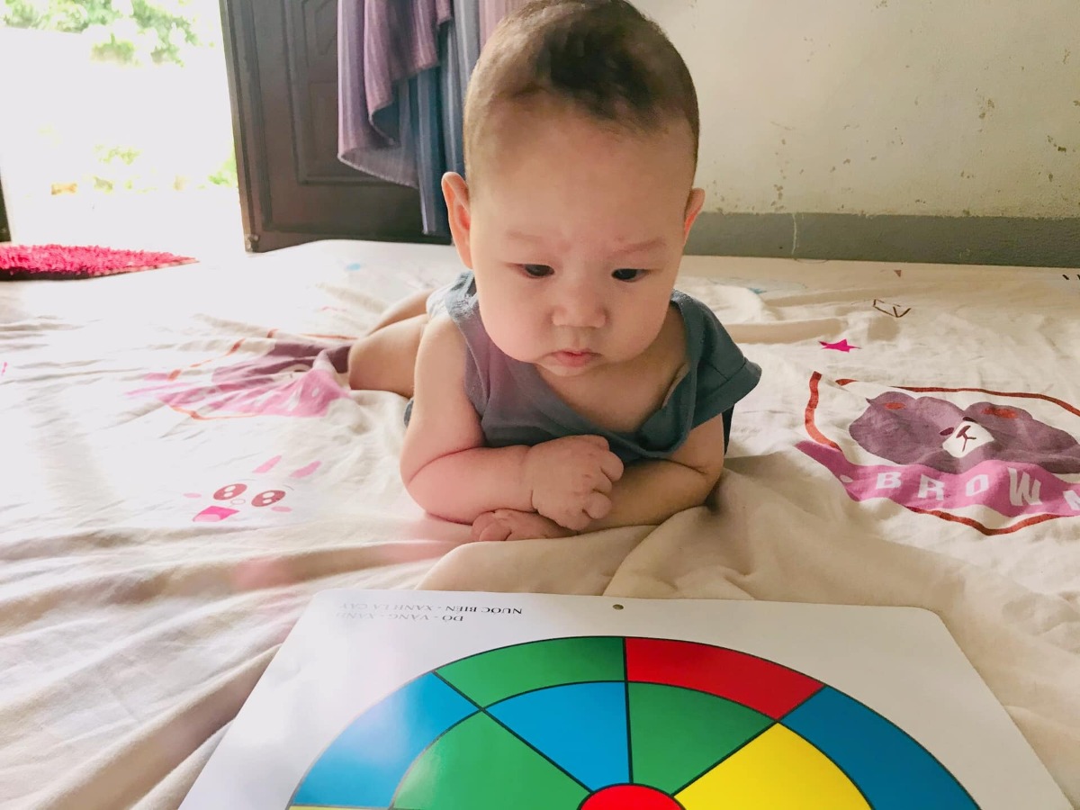 [Chơi gì với con để giúp con phát triển giác quan- vận động, nhận thức và ngôn ngữ ]

Phần 1: Giai đoạn từ 0-3 tháng

⭐️ THỊ GIÁC:

Với các bé mới sinh tới 2 tháng, hãy cho con xem tranh kích thích thị giác - là loại tranh chỉ có màu đen và trắng nhưng có hình ảnh đơn giản và rõ nét.

Từ 2 tháng trở đi, con có thể nhìn thêm được một số màu sắc khác. Lúc này mẹ có thể làm cho con 1 chiếc treo nôi dễ thương để con ngắm chơi mỗi ngày.

Ngoài ra cho con xem sách KTTG, nhìn theo đồ vật, nhìn theo đèn pin...

⭐️ THÍNH GIÁC

Hàng ngày nên cho con nghe những bản nhạc có chọn lọc. Mỗi lần chỉ nghe khoảng 10-15 phút, mỗi ngày nghe khoảng 30 phút là được.

Nên để bé nghe những bản nhạc nhẹ nhàng với âm lượng không quá lớn. Khi cho em bé nghe nhạc, hãy cho em bé đu đưa theo nhịp nhạc nhé !

Cho con chơi trống bỏi, gọi tên con, chơi trò đoán xem giọng mẹ ở đâu???

⭐️ XÚC GIÁC

Từ lúc lọt lòng, em bé đã bắt đầu học rất nhiều điều và ghi nhớ rất kĩ lưỡng vào bộ nhớ của mình, những gì nhìn thấy, nghe thấy... hình thành nên nếp tư duy rõ nét trong não bộ.

Bú sữa mẹ, là bài học đầu tiên bằng xúc giác của em bé. Chúng ta hãy quan sát kĩ một em bé bú mẹ, sẽ thấy, thao tác tìm ti mẹ, ngậm miệng vào ti, mút sữa tiến bộ rất nhanh. Lúc đầu còn bị đập mũi hay vập cằm khó khăn lắm mới tìm được đúng đầu ti mẹ để đúng vào miệng, nhiều người mẹ lấy tay giúp con, song tự em bé có thể điều chỉnh được rất nhanh.

Người mẹ nên cố tình để đầu ti chạm vào những vị trí khác môi, miệng bé như hàm trên, hàm dưới, cằm, má phải, má trái. Làm vậy để em bé nhanh chóng học được cách điều chỉnh không gian, cảm nhận được vị trí trên- dưới, phải-trái. Không chỉ bằng đầu ti mẹ như trên, còn có thể dùng ngón tay, cái khăn xô, hay cái ống hút cọ nhè nhẹ hàm trên, hàm dưới của bé. Bé sẽ biết được cảm giác khi được liếm, cắn vào những vật này, và sẽ không cắn mút những thứ này như khi mút ti mẹ.

⭐️ VỊ GIÁC

Giai đoạn này mình nghĩ là chưa cần khai mở vị giác mà hãy cung cấp ngôn ngữ về vị giác ví dụ như: quả chanh chua. Hòn đá lạnh….

⭐️ KHỨU GIÁC

Hãy cho em bé ngửi hương thơm của hoa. Bé sẽ ngoái đầu về phía có hương thơm đó. Nếu cho em bé ngửi nhiều mùi khác nhau, khứu giác sẽ được kích thích phát triển tốt.

⭐️ VẬN ĐỘNG

Hãy cho em bé cầm nắm ngón tay của mẹ. Em bé khi mới lọt lòng được huấn luyện cầm nắm đồ vật ngay, sẽ rất nhanh khôn. Càng lúc mới sinh, em bé càng có khả năng nắm giữ đồ vật gì đó bên mình, song khả năng này lại biến mất rất nhanh. Để cho lực nắm này của em bé không mất đi, chúng ta nên luyện tập cho em bé cầm đồ vật từ khi mới chào đời.

Đừng quên thực hiện các hoạt động Mát-xa, tập “đạp xe”, tập tummy time, tập thể dục, tập cho bé trườn, bé làm máy bay, bắt quả bóng bay, ôm bóng bằng 2 tay, chơi với các vật liệu khác nhau...

⭐️ NGÔN NGỮ VÀ NHẬN THỨC

Ở giai đoạn này, mẹ hãy trò chuyện nhiều với con nhé. Lưu ý khi nói chuyện thì hãy nhìn thẳng vào mắt con.

Mẹ đọc sách, thơ, hát các bài đồng dao, chơi trò phát âm: u e o a i

Điều quan trọng là phải nói chuyện nhiều với con từ khi lọt lòng. Nói chuyện thông báo cho con mọi việc mẹ định làm với con. Em bé cũng rất thích âm thanh lặp đi lặp lại nên mẹ cũng đừng ngại mà nói nhiều với con nha 😊

☘Ví dụ: khi thay tã lót cho em bé, vừa cầm nắm tay bé vừa nói “Đây là cái tay này, tay, tay, tay” lặp đi lặp lại. “Đây là quả bóng này, quả bóng, quả bóng”. “Đây là con búp bê, búp bê, búp bê”. “Đây là bông hoa, bông hoa, bông hoa”… vân vân và mây mây.

Bắt đầu ngay thôi các mẹ ơi >>> https://mamibabi.com.vn/coursev2/2/khoa-hoc-giao-duc-som-cho-tre-0-2-tuoi