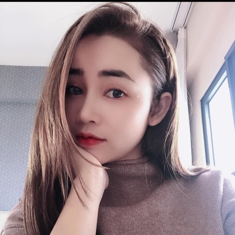 Dì ghẻ thì sao, cha dượng thì sao?

Một dì ghẻ vuốt ve tà áo của con chồng, tốt hơn nhiều một người mẹ bỏ con đi biền biệt.

Một cha dượng mỉm cười đón con riêng của vợ khi tan trường, tốt hơn vạn lần người cha chỉ biết gửi tiền nghĩa vụ mỗi tháng, thậm chí quên.

Một dì ghẻ dạy con chồng biết yêu thương, tốt hơn một người mẹ dạy con thù hận. Một cha dượng biết dìu dắt con riêng của vợ, tốt hơn một người cha giằng lấy con rồi quẳng xó, bê tha.

Bất cứ ai không yêu trẻ con cũng đều trở nên độc ác!

Người lớn phải học nhiều điều, nhưng khó nhất là học chấp nhận. Tình cảm cũng như bao lẽ khác trong cuộc đời này, hợp tan vô thường.

Nếu phải xa nhau, xin đừng thù hận. Hãy cố nhìn về ký ức ban sơ mà dằn lòng tha thứ. Không tha thứ cũng đừng dồn nó vào những đứa trẻ.

Vợ chồng chia tay rồi thì người dưng khác họ, nhưng con cái là cốt nhục tình thâm. Sao có thể đành đoạn ngó lơ hạt máu của mình giữa trần gian vời vợi vậy. Sao có thể vì ích kỷ mà cấm cản đối phương, mà tước mất của con một nửa tình cảm đã gieo nên hình hài của nó vậy?

Nếu phải chia xa, đừng đi xa con quá tầm tay với. Nếu là những mảnh đời ghép lại, hãy cố yêu thương nỗi từng trải của nhau.

Để một đứa trẻ lớn lên bằng sự cô lập và hận thù thì ai cũng là ghẻ cả.

Hãy học cách chia tay một cách văn minh và hiểu rằng quyền có cha có mẹ, quyền gần con được pháp luật bảo hộ. Hãy yêu cầu ghi nó vào bản án và chỉ rõ cơ quan can thiệp khi bị ngăn cản. Luật pháp, nếu không làm được việc này, thì cũng ác với trẻ con hơn dì ghẻ cha dượng rồi.

Nếu người lớn văn minh hơn và pháp luật gần gũi hơn, sẽ bớt đi những bi kịch đau thương và những đứa trẻ sẽ được sống an lành.

Trẻ con vô tội! Ngay cả khi xé đôi bầu trời đi nữa, hãy để dành cho chúng những áng mây xanh…