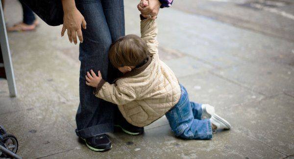 TRẺ HAY MÈ NHEO KHI CÓ MẸ
Bình thường khi không có mẹ, như khi ở nhà với ông bà, trẻ thường rất ngoan hoặc không có vấn đề gì. Nhưng khi mẹ về hoặc chỉ cần nghe tiếng mẹ là bé mè nheo, hết đòi bế, hết khóc rồi đến không chịu cái này cái kia, và cực kì bám mẹ. Điều này là tình trạng chung của nhiều trẻ hay chỉ riêng một số trẻ?

TẠI SAO TRẺ HAY MÈ NHEO KHI CÓ MẸ?

Điều gì tạo nên "những biểu hiện thái quá" ở trẻ như vậy? Thực ra, với trẻ dưới 10 tuổi, và ngay từ 8 tháng tuổi tự trẻ đã nhận thức được mẹ là nơi bình yên và an toàn nhất của các bé- nơi mà trẻ có thể làm thứ trẻ muốn và biết rằng mẹ sẽ luôn giữ chúng được an toàn. Một số chuyên gia tâm lý ví von người mẹ là bể chứa và đứa trẻ là vòi xả những cảm xúc. Có thể cả ngày ở trường hay ở với ông bà trẻ đã "gồng" nhiều, khi gặp mẹ những biểu hiện mè nheo hay khóc đòi là dễ hiểu.

CÁCH GIÚP TRẺ KHÔNG MÈ NHEO VÀ BÁM MẸ
Thật ra, người lớn chúng ta cũng vậy, ở 1 thế giới nào đó chúng ta phải gồng mình thích nghi, nhưng ở một thế giới khác chúng ta luôn cảm thấy bình an và buông lỏng. Trẻ con cũng vậy! khi có mẹ, các con trở về với cảm xúc nguyên thủy là nơi mà các con cảm thấy bình an nhất. Chỉ là với trẻ nhỏ các con chưa phát triển não bộ hoàn toàn, cũng thiếu ngôn ngữ diễn đạt, do đó, đôi lúc sẽ có những biểu hiện hành vi khó hiểu như đòi bế, đòi ôm, đòi mẹ nói nhỏ nhẹ...
Chúng ta không nên cản cảm xúc này của trẻ, mà điều chúng ta nên làm là giúp các con thể hiện cảm xúc theo cách tốt hơn và có lợi cho các con hơn.
Đây là một số bước các bạn có thể tham khảo để giúp trẻ trưởng thành hơn:

1. Chấp nhận bản thân là 1 bể chứa bình an cho các con. Điều này có nghĩa người mẹ cần có thái độ đúng khi trẻ thể hiện cảm xúc. Thái độ đúng là gì? bạn nên có thái độ ân cần và lắng nghe, hơn là hổ báo hay bỏ qua cho qua chuyện. VD, khi bạn đang dở tay làm cá, mà trẻ chạy lại vòi bạn bế. Bạn có thể ngồi xuống ngang tầm mắt trẻ và nói: con thấy tay mẹ dơ không, để mẹ làm nốt xong việc này nhé! Con có muốn xem mẹ làm cá không nhỉ?

2. Cha mẹ học cách quan sát hành động của trẻ, để hướng bé cố dùng ngôn ngữ hoặc cử chỉ để giao tiếp, hơn là dùng tiếng khóc hoặc hành vi cắn, đánh, phá để giao tiếp.

Trẻ có thể mè nheo hoặc tỏ ra bực bội ở bất kì tình huống nào miễn là có bạn. Ví dụ, khi đọc sách cho trẻ, tự nhiên trẻ bực bội đòi lật và kéo rách trang sách, sau đó trẻ khóc và nói như: “con giận mẹ, con giận mẹ luôn”. Hãy quan sát lúc mà trẻ giành lật trang sách, và ngay lúc này hãy dạy trẻ cách mà trẻ muốn nói “con muốn xem trang này” bạn vỗ lên trang sách và nói "lật trang mới". Sau đó, bạn đặt tay trẻ lên sách và vỗ vỗ cho trẻ thấy. Dần dần trẻ sẽ sử dụng cách này mỗi khi muốn lật sang trang mới. Đó là cách chúng ta giúp trẻ diễn đạt điều trẻ muốn và hạn chế các hành vi phi ngôn ngữ như giành giật và đánh cắn.

3. Bạn không nhất thiết phải làm hết mọi thứ mà trẻ mè nheo đòi. Bạn có quyền chọn cách để trẻ chọn và chấm dứt nó. VD, trẻ đòi bạn bồng hoài, điều này bạn có quy định khi nào bạn bồng hoặc bồng bao nhiều lần… Có lẽ, bạn nghĩ trẻ sẽ khóc và không cho bạn quy định gì cả. Đó cũng nằm trong quy định bạn luôn. Nếu trẻ khóc hoặc đi ngược với giao kèo thì điều kiện và trò chơi sẽ chấm dứt. Các bé từ 2 tuổi sẽ hiểu quy định và giữ giao kèo rất tốt. Có thể một vài lần đầu trẻ sẽ đi sai giao kèo, nhưng trẻ sẽ tự điều chỉnh để đi đúng và hành vi từ đó mà được cải thiện.

Bottom line
Để kết, tôi muốn nhắc lại câu ví von vừa rồi: người mẹ là một bể chứa, còn đứa trẻ là vòi xả những cảm xúc vì với trẻ mẹ là nơi an toàn nhất. Biết được điều này, chúng ta sẽ dễ dàng thông cảm, yêu thương và hiểu hành vi mè nheo của trẻ hơn. Tuy nhiên, bên cạnh đó, chúng ta cũng cần giúp trẻ biết cách thể hiện cảm xúc và giúp các con trưởng thành hơn.
