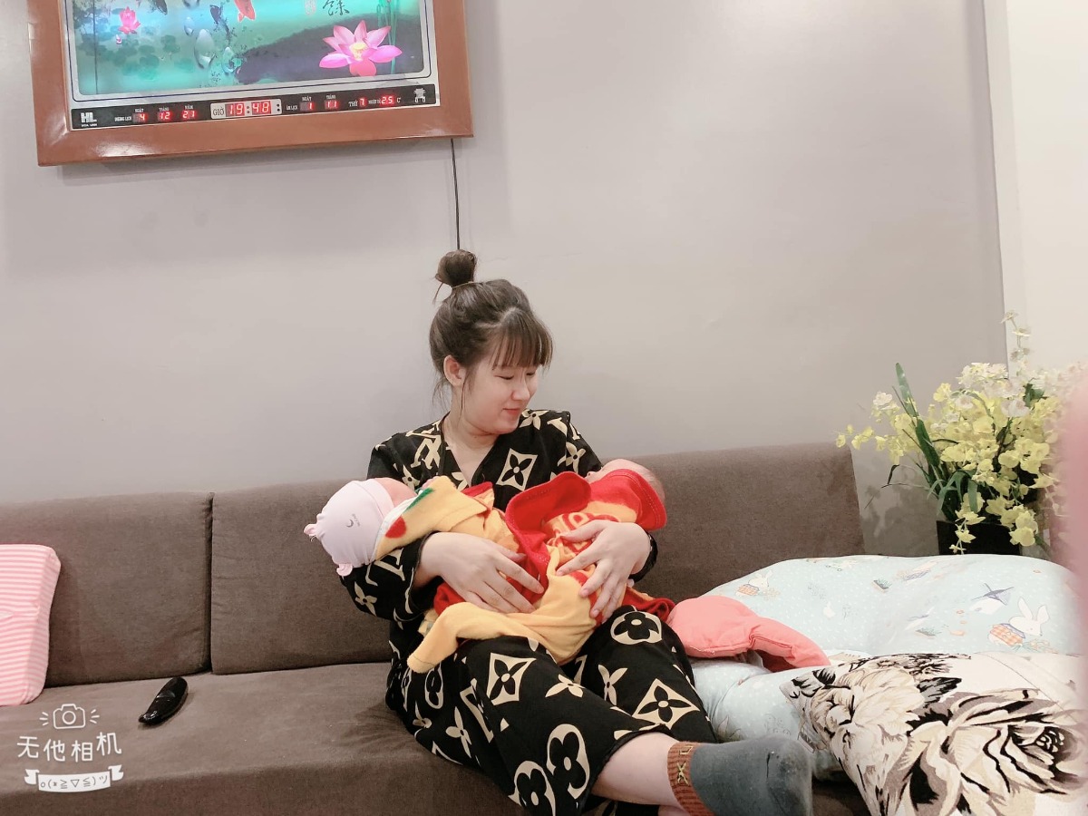 Hành trình mag thai đôi tự nhiên 2 em đầy niềm vui và  nước mắt 💧💧
Vui vì 2 em đã đến bên bme 1 cách thật bất ngờ ngoại dự tính 

Nước mắt vì cả thai kì quá đỗi huy hoàng của mẹ 😂😂

nghén lên bờ xuống ruộng gần 7th trời chỉ ăn r nằm rồi nôn nửa lúc nào cug bê cái chậu để cạnh giường🥱 , xem phim loanh quanh trong căn phòng r công lao k nhỏ của bạn bố phục vụ từ A-Z  😂😂 

Lo sợ đủ kiểu vì biết mag thai đôi ko hề đơn giản chút nào . . Chẳng leo cầu thang , hay đi lại nhiều  .....

Rồi cuối cùng 3 mẹ con cũng cán đến đích 37w5d an toàn khỏe mạnh hơn mong đợi 🥰🥰

2 em 2.8kg & 3.5kg 

 k khâu , k nâng , k ttp 💗💗💗💗💗

Nay cug đã hơn 2th 2 bạn chào đời mà vẫn ngỡ như ngày hôm qua vậy 🤣

Chúc 2 bạn 1 đời Bình An . 
Gian khó đã có Bố Mẹ lo 🥰🥰
Nhả vía thai kì khoẻ mạnh , cân nặng cho các mom nhé 🌸🌸