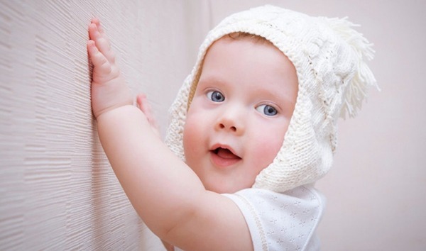 Gần đây, nhiều bạn quan tâm đến việc khi nào nên xi tè cho trẻ , xi tè khi trẻ quá nhỏ có gây hại đến thận và bàng quang của trẻ không? Và việc cry it out - để mặc trẻ khóc có gây ảnh hưởng cho tâm lý của trẻ hay không?

VIỆC XI TÈ Ở TRẺ

Chúng ta rất dễ gặp việc cha mẹ thường tạo ra tiếng xì xì để trẻ dễ tè vì sợ trẻ nhỏ quá không biết tè hoặc xi tè trước để trẻ đỡ phải đái dầm lúc ngủ. Liệu điều này có gây hại gì không, đặc biệt đến hoạt động đúng của bàng quang?

Thực tế, việc "xi tè" cho trẻ nhỏ từ 2-3 tháng tuổi không phải chỉ có ở riêng VN mà còn ở nhiều quốc gia khác như Ấn Độ, Trung Quốc, Mỹ, Canada Vùng Nam Mỹ, Trung Mỹ, Châu Phi và một số quốc gia ở Châu Âu như Hà Lan. Phương pháp tập đi tiểu ứng dụng sự liên kết âm thanh và việc đi tè.

Việc sử dụng âm thanh để liên kết với sự đi tiểu của trẻ là một dạng vô hại. Nó chỉ giúp trẻ dễ đi tè hơn chứ không có ảnh hưởng đến sức khỏe của trẻ, kể cả bàng quang.

Cần hiểu rằng: Xi tè dưới 18 tháng chỉ giúp bé học sự liên kết giữa âm thanh và việc đi tè, nhưng trẻ chưa hiểu về việc đi tè có chủ đích. Do đó, sẽ có lúc trẻ đi tè khi được bố mẹ xi nhưng cũng có lúc trẻ sẽ không đi. Cha mẹ không nên la mắng bé, hay tạo áp lực.

Khi trẻ từ 18 tháng tuổi, lúc này trẻ đã hiểu cảm giác sinh học của việc đi tè ( tới ngưỡng bàng quang, tạo áp lực lên thành bàng quang, dẫn tính hiệu giãn cơ và muốn tè) và lúc này cha mẹ có thể dạy trẻ hiểu về việc đi tè cần phải đúng chỗ. Không nên dạy trẻ đi tè ngoài đường nữa, mà nên bắt đầu dạy bé đi tè trong nhà vệ sinh hoặc ngồi bô.

"ĐỂ MẶC CON KHÓC" LÀ GIÚP CON TỰ LẬP ?
Một số cha mẹ áp dụng phương pháp gọi là cry it out, tạm dịch là "để mặc con khóc", với mong muốn để con tự lập và tự điều chỉnh cảm xúc từ nhỏ. Theo phương pháp này thì để trẻ khóc , mà không cần đáp ứng cho đến khi trẻ có thể tự điều chỉnh.

Thực ra, phương pháp này được phát triển từ nhà tâm lý học John Watson vào năm 1928 của thế kỷ 20.

Chia sẻ ý kiến về phương pháp này, GS. Tâm Lý Học Narvaez, ĐH Notre Dame- Top 2% của 8 triệu nhà khoa học hàng đầu trên thế giới, cho biết: sự hình thành phương pháp này dường như lỗi thời vì nó được phát triển khi những hiểu biết về lợi ích của việc tương tác với trẻ vẫn chưa được phát triển, khi mà tương tác da kề da hay tương tác tích cực với trẻ vẫn còn xa xỉ ở thời điểm đó.

GS. Brown, ĐH Swansea, Anh cũng cho biết những nghiên cứu liên quan đến phương pháp này cho thấy không có lợi ích trong việc giúp trẻ phát triển tự lập hay kiểm soát cảm xúc như nhiều cha mẹ vẫn nghĩ.

Theo cả hai Giáo sư, hiện phương pháp này không còn phù hợp, hơn nữa việc một số cha mẹ áp dụng phương pháp này quá cứng ngắt có thể ảnh hưởng đến sự phát triển kết dính tích cực giữa cha mẹ và trẻ ở giai đoạn sớm.

Vậy,

DẠY TRẺ TỰ LẬP NÊN NHƯ THẾ NÀO?

Nhiều cha mẹ có quan niệm về dạy con tự lập, thường cho rằng nó khóc cứ để nó khóc, nó té cứ để nó tự đứng lên, nó làm sai phải để nó chịu phạt...Quan niệm này không sai, nhưng có thể chúng ta hiểu chưa đúng ý nghĩa và đang làm sai. Dạy trẻ tự lập là cha mẹ cho trẻ sự hướng dẫn và tin vào trẻ có thể làm, chứ không nên là bỏ mặc trẻ.

Theo TS.Taylor, ĐH San Francisco, tự lập là cách giáo dục mà ở đó trẻ tìm thấy sự giao nhau của 2 chiều
Chiều 1: Niềm tin của bạn vào trẻ và vào trải nghiệm của trẻ.
Chiều 2: Sự hướng dẫn của bạn cho trẻ biết cách trải nghiệm.
Khi có sự giao nhau, thì trẻ mới đạt được sự tự do trải nghiệm, học hỏi cái mới và hoàn thiện bản thân. Đó là quy trình cho sự tự lập phát triển.

Nếu thiếu chiều thứ 1: Trẻ có thể sẽ trở thành một trong hai dạng sau:
a. Người thích lo chuyện mọi người, nhưng không có phán xét
b. Người không có ý định đặt mục tiêu cao hơn mức trung bình
Nếu thiếu chiều thứ 2: Trẻ có thể là 1 trong 3 người sau:
a. Người lỗ mãn và hành động thiếu phân tích
b. Người khôn lõi, nhưng theo cách không đúng đắn
c. Người hay bất đồng, thiếu lắng nghe

Nếu thiếu cả 2 chiều, trẻ có thể là 1 người có suy nghĩ lệ thuộc vào người khác.

Do đó, chúng ta nên hiểu đúng là:
Khi trẻ làm cái gì sai như chạy chơi nhanh quá té ngã, việc bạn đỡ bé dậy hay không đỡ không thể hiện cách dạy tự lập của bạn. Cách dạy tự lập của bạn đúng là như thế này:

Nếu bạn muốn đỡ bé dậy hoặc bạn đang rảnh tay có thể giúp, thì hãy cứ làm. Sau đó, hãy nói: Con biết tại sao con bị té không? (chiều số 2) và lần này tay mẹ không xách đồ có thể đỡ con dậy, lần sau nếu mẹ bận hoặc không có ở đây, con biết tự đứng dậy phải không! (chiều số 1).

Nếu bạn không muốn đỡ bé dậy hoặc bận tay không đỡ được, cũng không quan trọng. Bạn cứ nói: Không khóc, con đứng dậy được không? (chiều số 1), hãy chống tay để ngồi dậy là được (chiều số 2)

Nguồn: Bs. Trí Đoàn