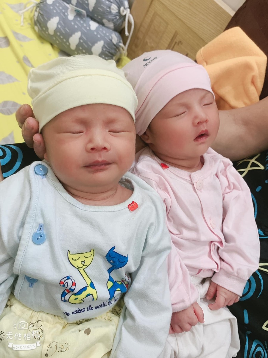 Hành trình mag thai đôi tự nhiên 2 em đầy niềm vui và  nước mắt 💧💧
Vui vì 2 em đã đến bên bme 1 cách thật bất ngờ ngoại dự tính 

Nước mắt vì cả thai kì quá đỗi huy hoàng của mẹ 😂😂

nghén lên bờ xuống ruộng gần 7th trời chỉ ăn r nằm rồi nôn nửa lúc nào cug bê cái chậu để cạnh giường🥱 , xem phim loanh quanh trong căn phòng r công lao k nhỏ của bạn bố phục vụ từ A-Z  😂😂 

Lo sợ đủ kiểu vì biết mag thai đôi ko hề đơn giản chút nào . . Chẳng leo cầu thang , hay đi lại nhiều  .....

Rồi cuối cùng 3 mẹ con cũng cán đến đích 37w5d an toàn khỏe mạnh hơn mong đợi 🥰🥰

2 em 2.8kg & 3.5kg 

 k khâu , k nâng , k ttp 💗💗💗💗💗

Nay cug đã hơn 2th 2 bạn chào đời mà vẫn ngỡ như ngày hôm qua vậy 🤣

Chúc 2 bạn 1 đời Bình An . 
Gian khó đã có Bố Mẹ lo 🥰🥰
Nhả vía thai kì khoẻ mạnh , cân nặng cho các mom nhé 🌸🌸