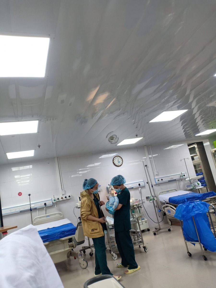 Rivew đi đẻ tại bệnh viện phụ sản Trung Ương.
19/1/2022
Tập 1, mình đã quá thất vọng và mất niềm tin về thái độ chăm sóc của các bác đỡ đẻ ở đây, nhưng tập 2 mình vẫn quyết định sinh ở đây vì bệnh viện gần nhà và gần nơi làm việc.
Nhưng tập 2 này mk thấy mk quá may mắn.
22h30 mk từ nhà vào viện cấp cứu,sau 3 tiếng là đẻ.
Lần này đỡ đẻ cho mình là chị Hoàng Thị Vân và nhiều chị nữa mình k nhớ đc tên.
Trong quá trình vượt cạn tập 2,mk đc các chị chăm sóc rất nhiệt tình : cho mk uống nước, xúc từng thìa cháo cho mk.(khác hoàn toàn tập 1,mk đau gọi các chị chửi như c hó😁😁😁)
Mình cảm thấy rất xúc động.
Suốt mấy tiếng đồng hồ khâu vết thương , cả ekip phải tầm hơn chục người vây kín giường mình.
Đến khi xong xuôi, mình chẳng còn nhớ ai vào ai,nhớ mỗi chị Vân đỡ đẻ cho mình.🤣
Khi người nhà mình vào gặp chị, chị chỉ bảo cứ về giường đi, muốn gặp để cảm ơn chị mà chị ấy còn không buồn gặp.rồi về cứ 2 ngày chị lại gọi điện hỏi thăm xem mình được ra viện chưa..
Thật tình lần này mk quá may mắn.
Nếu đẻ ở tuyến khác, chắc là bỏ mạng rồi.
Ra viện mà chưa gặp đc chị ấy mình rất áy náy.
Giờ mà bảo đi đẻ mà k " lót tay cảm ơn bác sĩ" đến lúc về đc ngồi xe lăn đẩy xuống tầng 1 , rồi được xe điện chở ra cổng chắc không ai tin 😁😁
Hiện nay các dịch vụ trong viện rất đa dạng hơn so với 2 năm trước mk đẻ tập 1: có dịch vụ chiếu plasma cho mẹ và rốn bé,matxa cho bé và ngực mẹ,sang năm sẽ khai trương thêm dịch vụ xông hơi nữa nhé các mẹ.
Mk ở trong viện 5 hôm, xét nghiệm máu gót chân bé, chiếu plasma mẹ 9 lần,con 4 lần,matxa cho bé 4 lần, mẹ 2 lần, khi ra viện ,thanh toán tất cả cả thuốc của mẹ và bé hết tất cả gần 20tr( đã trừ bảo hiểm 80%).
Nhưng đc cái nói chung là sướng hơn 2 năm trước rất nhiều 😁😁😁
Trân trọng cảm ơn ekip đỡ đẻ cho em ngày 14/1 vừa qua ạ.
( Ảnh này các chị đang cho con mk ăn đó)
Mình đẻ thường không dịch vụ, chỉ là đẻ xong mk nằm giường dịch vụ 600k và sự dụng 1 số dịch vụ của viện như đã kể bên trên ạ
Mk bổ sung thêm ,mk bị thiếu máu + tâm nề nên phải ở lại viện theo dõi 5 hôm ạ, chứ đẻ thường k dịch vụ thì hết 3tr đổ lại thôi, của mk gần 20tr là do sử dụng 1 số dịch vụ : chiếu plasma,mattxa bé+ mẹ + xét nghiệm máu gót chân 2tr550+  đo tìm bé 260k+ thuốc của mẹ và bé khi ra viện ạ.