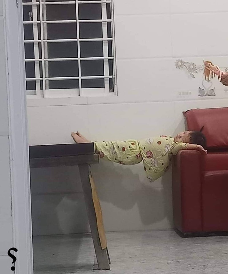Nhà đẻ con gái cho thùy mị. Nghe mẹ bé chia sẻ "Bé đang vừa luyện công vừa xem hoạt hình".

(Ảnh Hóng)
