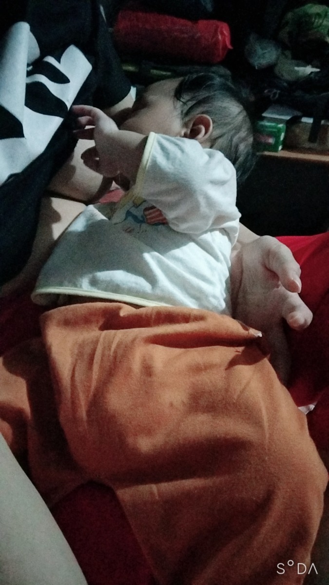 Em muốn viết lên đây những dòng tâm sự mẹ đơn thân như em.. sắp tết rồi ai cũng vui vẻ hồ hởi trông tết đến. Thì trong lòng em càng Buồn tủi thân bất nhiêu. Khi xưa hứa hẹn đủ đieu. Giờ bỏ 2 mẹ con em Bơ vơ . Anh nói bỏ con đi. Lam sao anh có thể nói ra lời đó. Em k chịu. Vậy là anh chọn bỏ 2 mẹ con. Em vì con sẽ cố gắng Nhưg phận là con gái  yếu đuối Gio em gồng hết nỗi rồi. Giờ con đau tiền trong người k có 1 đồng. Gạo hết sữa hết. Người ta sắm quần áo mới. Em nhìn mà gạt nước mắt đi. Chỉ mong con mau lớn có thể đi làm kiếm tiền. Lo cho con. Giờ mẹ phải làm sao đây hả con. Có mom nào cho em xin 10k 20k mua thuốc sữa cho con với đuoc k ạ. Em cảm ơn rất nhiều