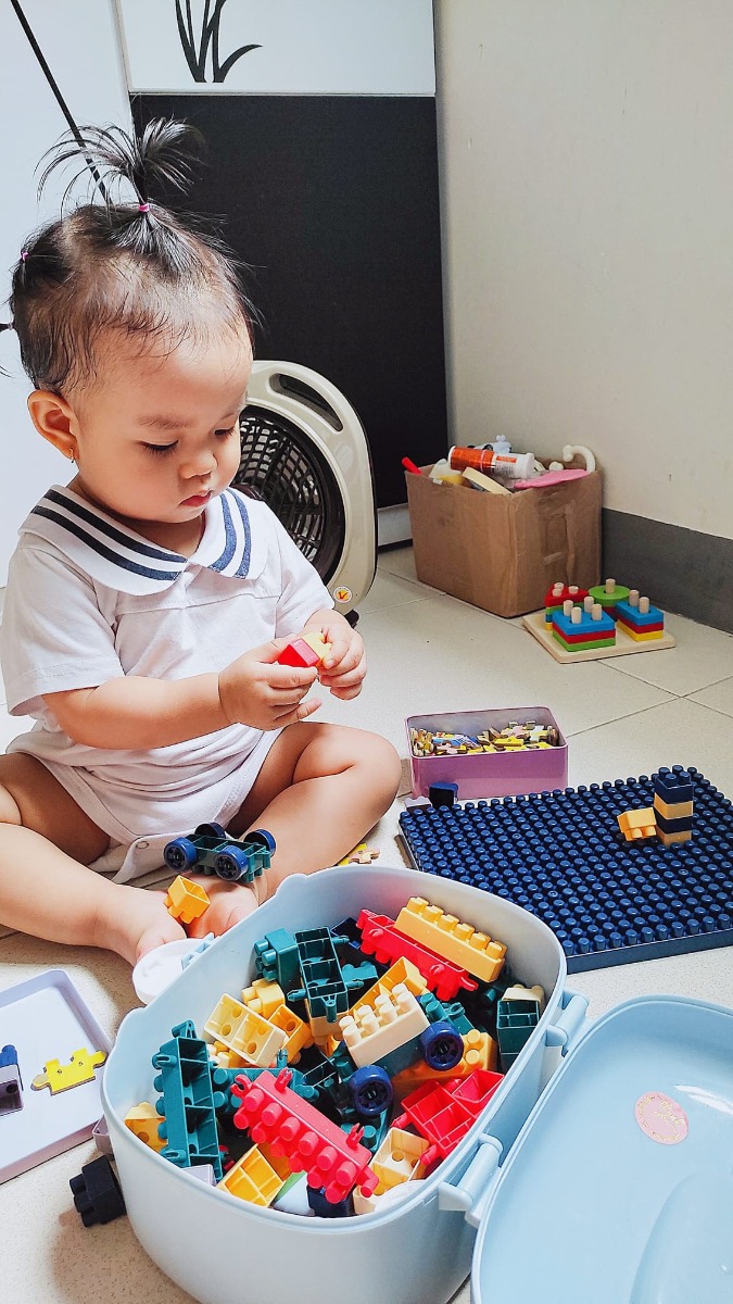 Nếu ba mẹ chưa biết BẮT ĐẦU GIÁO DỤC SỚM từ đâu?

Tối qua Nà đã ngủ đêm lúc 6h30 pm, mẹ tranh thủ tổng hợp NGẮN GỌN 1 số pp Giáo dục sớm nổi tiếng hiện nay cho các ba mẹ chưa biết bắt đầu tìm hiểu Giáo dục sớm từ đâu nha 👇

🌟1. Phương pháp giáo dục sớm Montessori – Học cách bé học để dạy bé

Montessori là phương pháp giáo dục sớm cho trẻ được phát triển dựa trên nghiên cứu và kinh nghiệm của bác sĩ, nhà giáo dục người Ý Maria Montessori. Phương pháp này được xây dựng theo phương châm “coi trọng sự phát triển tự nhiên của trẻ, học để dạy trẻ tốt hơn", không gượng ép khiến trẻ cảm thấy thoải mái và có hứng thú với những điều mình đang làm.

Phương pháp Montessori học tập trên các giáo cụ đặc biệt giúp xây dựng một môi trường học tập thân thiến khiến trẻ có thể tự tìm tòi, sáng tạo và vui vẻ học tập từ đó phát huy hết tiền năng , giúp trẻ hình thành sự tự tin, tập trung óc quan sát, sức sáng tạo và nền tảng vững chắc cho sự phát triển của trẻ.

🌟2. Phương pháp giáo dục sớm Glenn Doman – Cha mẹ là người thầy đầu tiên

Phương pháp giáo dục sớm này do giáo sư Glenn Doman phát minh ra.
Là một phương pháp giáo dục sớm phổ biến trên thế giới kích thích trí thông minh của trẻ qua Flashcard (thẻ) hay Dot Card.

Phương pháp này không dạy cho trẻ cách biết đọc hay biết viết mà nhăm kích thích sự thông minh trong bộ não của trẻ.

Thông qua việc học và chơi với các tấm thẻ, khả năng ghi nhớ, phân tích, xử lý tư duy chính xác của não phải của trẻ sẽ dần được tăng lên.
Bên cạnh đó, Glenn Doman còn là phương pháp kết nối giữa bố mẹ và con cái. Phụ huynh sẽ là người thầy đầu tiên của trẻ, cũng là người đồng hành cùng con trong việc tiếp nhận các bài học giáo dục trong tương lai.

🌟3. Phương pháp giáo dục sớm Reggio Emilia – Tò mò chính là chìa khoá

Reggio Emilia là một phương pháp giáo dục sớm được xây dựng và bắt nguồn từ niềm tin rằng mỗi đứa trẻ đều chứa đựng một tiềm năng lớn và tiềm năng đó sẽ được phát triển nhờ trí tò mò của trẻ.

Chính trẻ sẽ là người tìm ra lời giải cho các câu hỏi của mình bằng cách quan sát, tìm hiểu thế giới xung quanh. Bố mẹ hay cô giáo sẽ chỉ là người hướng dẫn và tạo cơ hội cho trẻ được phát triển, tìm hiểu. Đây là một phương pháp giáo dục nhân văn, gần gũi, nhấn mạnh đến tầm quan trọng của giáo dục cộng đồng (community) và sự tự tìm hiểu khám phá (inquiry).

🌟4. Phương pháp Shichida

Đây là một phương pháp giáo dục sớm của Nhật, dành cho trẻ từ 0- 6 tuổi, dạy trẻ phát triển trí não toàn diện. Ở phương pháp này trẻ được dạy phát triển thính giác, cảm thụ âm; Sử dụng flash card, hình ảnh minh họa; Nhận biết màu sắc; Phân biệt hình dáng, nhận biết kích thước; rèn luyện các ngón tay; phát triển 5 giác quan thông qua các trò chơi, hình ảnh giúp gây hứng thú cho trẻ khi tham gia.

🌟5. Phương pháp giáo dục sớm Phương án không tuổi

Phương án 0 tuổi chủ trương là một phương pháp giáo dục "mở". Đó là dạy trẻ từ khi còn là thai nhi, thấm nhuần hoàn cảnh giáo dục, giáo dục vui chơi trong cuộc sống, giáo dục học đường trong sự hoạt bát, giáo dục tình cảm khoa học.
Phương pháp này đề cập vấn đề vừa học vừa chơi, học mà chơi, chơi mà học, chứ không bắt ép, nhồi nhét kiến thức cho trẻ.

Các mẹ cùng bắt đầu giáo dục sớm cho bé với khóa học tại Mamibabi nhé https://mamibabi.com.vn/coursev2/2/khoa-hoc-giao-duc-som-cho-tre-0-2-tuoi