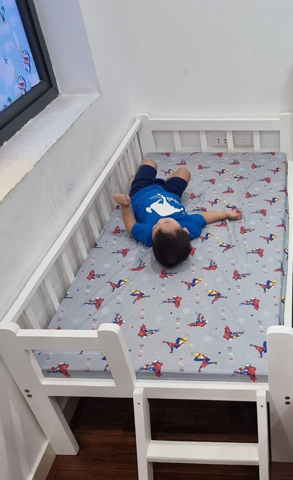 CHO CON ĐƯỢC BUỒN CHÁN

« Con không biết làm gì» « Mẹ ơi con chán quá! » đây có lẽ là câu nói gây « hại não » nhất đối với bố mẹ. Ngay lập tức, bố mẹ sẽ phải dừng lại việc đang làm, sờ khắp người đứa trẻ (xem có ốm không), vắt óc nghĩ ra trò chơi gì đó mới để thoả mãn đứa trẻ đang không biết mình muốn gì. 

Có đôi khi bạn thành công sau 5, 7 trò mới, cũng có khi không. Đứa trẻ vẫn không ngừng bám lấy bạn kêu chán, và bạn đành phải mở iPad ra...
« Con chán! » bố mẹ đã bao giờ thử đáp lại con bằng cách Không-làm-gì-cả chưa? Nếu thành công thì không chỉ bố mẹ được tự do mà điều này còn tốt cho cả chính đứa trẻ nữa. Vì sao vậy ?

Trẻ em cần có khoảng thời gian đủ tĩnh lặng đủ dài để chúng có thể thấu hiểu bản thân mình.
Tưởng tượng có một con người sâu thẳm trong trẻ chỉ có thể lên tiếng khi mọi thứ « tạp âm » khác đã ngừng, và bản thân tự nhiên của trẻ trỗi dậy.

Thời buổi hiện đại có rất ít, chứ chưa nói tới đủ, thời gian để con trẻ hoàn toàn tĩnh lặng. Xung quanh trẻ có quá nhiều thứ gây kích thích chúng: đồ chơi, màn hình, sách truyện, nhà cửa, xe cộ... Chưa đủ, bố mẹ còn đăng ký cho trẻ vào vài khoá học, câu lạc bộ để bổ sung một cái gì đó cho con. Trường lớp cũng không thể nghỉ, bài tập không thể bỏ. « Bận rộn » không còn dành riêng cho bố mẹ, con trẻ cũng bận rộn làm cái gì đó để thêm giá trị cho bản thân nó.

Quay lại thời xưa, chồng tôi thường xuyên kể lại hồi nhỏ anh được sống ở một vùng quê thưa thớt, rộng rãi. Lúc rảnh rỗi anh ấy chạy ra sân đào hố, dựng lều, chôn kho báu, hoặc tháo lắp các thứ linh tinh thành một món đồ chơi mới. Qua giọng kể của anh, tôi có thể đoán biết anh đã từng say sưa thích thú như thế nào với khoảng thời gian của mình, trong thế giới tưởng tượng của riêng mình. Điều thú vị là, chồng tôi hiện giờ là một kỹ sư cơ khí, vẫn đào hố, dựng lều, lắp ráp. Có vẻ con người thật trong anh luôn mách bảo anh làm những điều anh thực sự muốn làm, từ khi còn là đứa trẻ cho đến khi trưởng thành.

Khi để trẻ tự ngồi đối diện với sự buồn chán của mình, là để cho trẻ cơ hội nghĩ bản thân mình thực sự muốn gì, để cho con người nội tại trong trẻ có cơ hội bộc lộ ra ngoài.
Có rất nhiều bố mẹ sẽ cảm thấy lo lắng khi nhìn thấy con trẻ, bình thường vẫn rất hoạt náo, bỗng dưng lại buồn chán, không biết làm gì, hờ hững với mọi gợi ý của bố mẹ. Lúc đó bố mẹ sẽ làm mọi cách cho con vui lên, có thể vì cái cảm giác tội lỗi rằng « bình thường mình bận quá, chưa dành đủ thời gian chơi với con ». Đáng tiếc là, vô tình làm vậy khiến cho đứa trẻ chẳng bao giờ có « khoảng thời gian buồn chán » đủ dài để «lắng nghe bản thân mách bảo», để tìm cách tự giải trí, thoả mãn những thôi thúc trong con người mình.

Cho con được buồn chán
Lần tới khi nghe tiếng « Con chán! », hãy thử : tiếp tục làm thứ bạn đang làm, đáp lại con chỉ để cho con biết rằng « bố/mẹ biết rồi, con đang chán », hay cười và nói « chán cũng vui mà! ». Đừng vội đưa ra bất cứ gợi ý nào, trò chơi hay câu chuyện nào.

Hãy không-làm-gì-cả và quan sát con.
Lúc này khi đứa trẻ có đủ thời gian, đủ tĩnh lặng, tâm trí chúng được dọn trống, chúng sẽ bắt đầu làm điều mà con người sâu thẳm trong chúng mách bảo phải làm. Và đoán xem, đứa trẻ đó khi lớn lên sẽ làm gì tốt nhất, phù hợp nhất với bản năng nội tại của nó?

Nguồn: Huffingtonpost.
Team WRM tổng hợp và biên dịch.