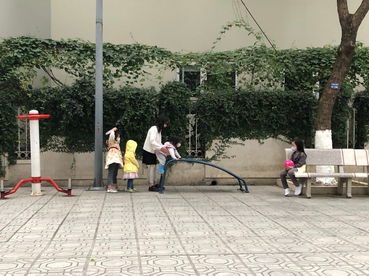 **NẾU BẠN VỪA CÓ MỘT NGÀY TỒI TỆ VỚI CON, HÃY NHỚ NHỮNG ĐIỀU NÀY **

Dù bạn đang ở trong giai đoạn nào trên hành trình làm cha mẹ, thì bạn cũng sẽ có những ngày tuyệt vời và cả những ngày tồi tệ. Bạn đang có một em bé mới sinh, bé đang tập đi hay đang đi học mẫu giáo hoặc trẻ đang ở độ tuổi tiểu học, hãy dành thời gian để đọc bài viết này.

Đối với em bé sơ sinh, bạn là tất cả thế giới

Suốt 9 tháng, em bé đã luôn ở trong bụng bạn. Bạn và con đã luôn gắn bó với nhau. Vào một ngày bất ngờ, em bé thoát khỏi tầm mắt của bạn. Tuyệt nhiên, bé không thể ngửi thấy mùi của mẹ khi bé nằm ngủ trong cũi cho dù bạn chỉ ở trong bếp cách con 5m. Em bé cũng không thể cảm nhận được sự ấm áp của bạn. Em bé cũng không thể nghe nhịp đập của trái tim bạn.

Khi thời gian trôi qua, trẻ sẽ học được cách thiết lập các kết nối mới để hài hòa với các đối tượng và không gian nhưng điều này phải cần thời gian. Điều này sẽ có thể sẽ không xảy ra trong một đêm. Nó cũng có thể không xảy ra chỉ qua một tháng.

Bởi thế, hãy để bát đĩa bẩn, để cho quần áo nhăn nhúm sau khi giặt xong và để cho giường bừa bãi chưa được dọn. Hãy tập trung vào việc những đứa trẻ đang nhìn bạn như thế nào – bởi vì bạn là tất cả đối với chúng. Và đó là tất cả những điều bạn cần làm.

Đối với những đứa trẻ đang tập đi, bạn là “mảnh ghép” còn thiếu của chúng

Ở giai đoạn này, thật khó để những đứa trẻ có thể nhận thức về bản sắc của mình, trừ khi bạn là một phần trong đó. Đối với những đứa trẻ một tuổi, bạn giống như “một người dễ dàng mất tích”. Và khi bạn không thể ở bên trẻ, chúng sẽ cảm thấy mất mát, lạc lõng.

Chắc chắn, những đứa trẻ có thể tự mình khám phá môi trường xung quanh chúng nhưng có bạn ở bên chúng sẽ cảm thấy tốt hơn. Là khi nụ cười của bạn khuyến khích chúng, khi có cánh tay của bạn vươn tới lúc mọi thứ bắt đầu trở nên đáng sợ – đó chính là tất cả những gì trẻ cần để tìm kiếm sự tự tin để lớn lên.

Đối với những đứa trẻ trước độ tuổi đi học, bạn chính là người bạn thân thiết của con!

Những đứa trẻ trước độ tuổi đi học thường tò mò và có nhiều thắc mắc, bạn chính là người hướng dẫn viên trong “hành trình tưởng tượng” của chúng. Khi đầu bạn có hàng triệu công việc không tên mà con bạn lại muốn đi cắm trại, điều đó có vẻ chẳng mấy thú vị. Nhưng đối với đứa trẻ đang nắm lấy quần sooc của bạn và cười với bạn, đó là điều quan trọng nhất thế giới ngay lúc này.

Tìm kiếm công chúa ở trong vườn, trốn tìm quái vật ở sân sau nhà, đi “du thám” thế giới trong một chiếc giỏ đựng đồ, hay ghé thăm “sở thú nhồi bông” ở trong phòng ngủ… chỉ cần có bạn chơi cùng bé, bầu trời trở nên dường như không có giới hạn.

Đối với những đứa trẻ 5 tuổi, bạn giống như thầy cô giáo

Bởi vì giống như thầy cô giáo, nên bạn sẽ có thể sẽ phải trả lời rất nhiều câu hỏi. Bạn có thể sẽ cần trả lời những câu hỏi kiểu như tại sao khủng long lại không tồn tại, tại sao siêu nhân lại biết bay mà con không biết bay, tại sao hòn đá lại nặng, tại sao cá lại có thể thở dưới nước và làm sao ông già Noel lại có thể đi khắp thế giới chỉ trong một đêm?

Bạn cũng sẽ là người dạy con, hướng dẫn và dẫn dắt con, chỉ cho con cách ứng xử với tất cả những thứ mà bạn làm. Đó là một việc khó khăn, đôi khi là điều gây tức giận nhất thế giới, nhưng cũng thật đáng kinh ngạc khi biết rằng những đứa trẻ cần bạn giúp đỡ để hiểu về thế giới đến nhường nào.

Bởi vậy, nếu bạn đang đọc bài viết này trong khi đang dỗ em bé sơ sinh của mình, hay đang chơi búp bê với đứa con đang tập đi, hay đang xem Frozen đến tận lần thứ 30, hãy dành một phút để tự nhủ với bản thân mình rằng bạn đang làm việc này một cách tuyệt vời như thế nào và bạn thực sự quan trọng đối với những đứa trẻ trong cuộc sống của chúng.

(Nguồn: Jenna Gallina/babyology
Team WRM tổng hợp và biên dịch)
