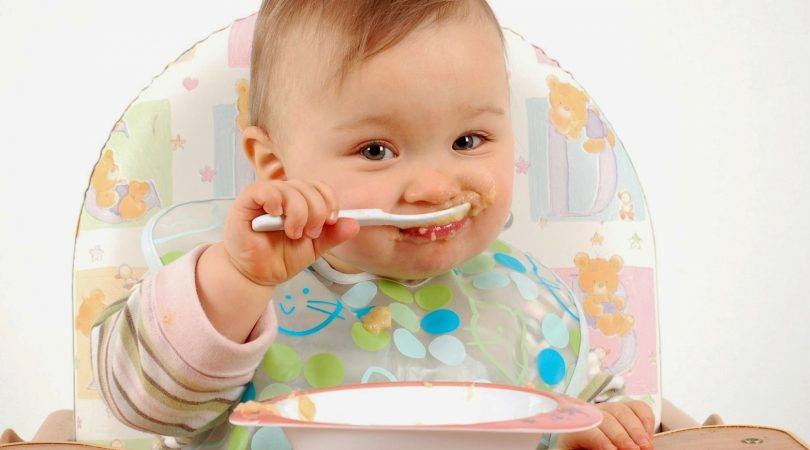 4 NHÓM BIẾNG ĂN THƯỜNG GẶP VÀ HƯỚNG GIẢI QUYẾT
Gần đây, TS. Taylor, ĐH Y Bristol, Anh Quốc, đã báo cáo rằng: biếng ăn không chỉ là một biểu hiện hành vi mà liên quan mật thiết đến sự phát triển não bộ. Biếng ăn có thể nghiêm trọng và kéo dài, không chỉ ảnh hưởng đến tăng trưởng, mà còn ảnh hưởng đến phát triển não bộ. Đa phần các biếng ăn là do người chăm sóc bé không đúng gây ra, chăm sóc không đúng lâu ngày sẽ làm hành vi ăn uống bé thay đổi và biếng ăn là hệ quả tất yếu. Biếng ăn đa dạng tùy bé, tùy nguyên nhân, nhưng có 4 nhóm biếng ăn thường gặp:

NHÓM 1: Bé cân nặng đạt chuẩn hay vượt chuẩn, không tăng cân sau 1 thời gian (> 6 tuần)

Nếu là bé nào ở nhóm1, thì bé đang tự điều chỉnh theo đúng nhu cầu của bé. Sau 2 tuần, bạn có thể điểu chỉnh tăng lại lượng ban đầu. Nếu bé vẫn không đồng ý mức tăng trở lại, thì nhu cầu bé chỉ đến đó, đừng ép bé làm gì. Ví dụ: bé đang có cân nặng đạt chuẩn, mỗi bữa bé chỉ ăn 2-3 muỗng thì ngưng và ngậm không ăn nữa. Khi đó mẹ đừng ép hay dụ bé ăn trong 2 tuần. Mỗi khi bé có biểu hiện không muốn ăn nữa thì ngưng ngay. Sau 2 tuần có thể tăng thêm lượng ăn cho bé, tuy nhiên bé không chịu, có nghĩa là lượng ăn hiện tại chính là lượng bé cần, không ép bé ăn nữa.

NHÓM 2: Bé chỉ uống sữa, hoặc uống nước hoặc nước trái cây/ăn trái cây. Nhất quyết không ăn dù mọi cách.
Nếu bé nào ở nhóm 2, thì đây là trạng thái bé đổi vị. Biện pháp là giảm các loại này xuống mức giới hạn.

Sữa là 500ml/ngày

Nước trái cây là <80mL/ngày (bé dưới 1 tuổi), <120mL/ngày (bé 1-3 tuổi), <250mL/ngày (bé trên 3 tuổi).

Trái cây: không cho ăn trong bữa ăn, sau ăn 30 phút hoặc tách riêng ra thành bữa phụ. Lựa trái cây có 2 vị : chua và ngọt, lạt và ngọt, đừng chỉ 1 vị ngọt [tách vị ngọt ra tối đa].

Bé trên 10 tháng thì tập uống nước/nước ép/uống sữa bằng ly hoặc ống hút. Không cho bé dùng bình để uống nước ép/nước.

NHÓM 3: Cấu trúc thức ăn dặm bé không đúng độ tuổi
Nếu bé nào qua 7 tháng mà vẫn ăn cháo loãng mịn; hoặc qua 10 tháng mà vẫn ăn cháo, chưa được tập ăn cơm nát. Cứ trễ 1 tháng sau độ tuổi cần chuyển cấu trúc là bé sẽ bắt đầu biếng ăn. Bé nào rơi vào nhóm 3 này là bé đang bị biếng ăn cấu trúc. Biếng ăn này rất phức tạp vì làm bé không phân biệt cấu trúc thức ăn, nên lâu dần làm bé rất sợ khi ăn. Biểu hiện chủ đạo là nhè thức ăn hoặc quay đầu khi thấy thức ăn, la khóc nhiều. Đây là biếng ăn kết hợp với rối loạn tâm lý.

Cha mẹ cần phải hiểu: cấu trúc loãng đặc thức ăn không phụ thuộc vào số răng bé có hay không, mà nó liên quan đến phát triển não bộ, do đó đến độ tuổi là cần phải chuyển cấu trúc để không bị vấn đề này. Đây là vấn đề liên quan đến biếng ăn tâm lý. - đó là chia sẽ của Gs.Bs. Taylor, ĐH Y Bristol, Anh Quốc.

Cần làm gì? Thay đổi cấu trúc theo đúng độ tuổi của bé. Với bé đã ăn sai cấu trúc và dẫn đến biến ăn, cho bé ăn riêng các loại thức ăn cho 2 tuần, và giới thiệu dạng đúng cấu trúc cho bé, từ từ từng ít một. 1 -2 ngày, bé có thể không ăn gì,vẫn không sao. Giữ đúng lượng sữa.

NHÓM 4: Bé vi phạm những nguyên tắc cơ bản khi ăn
Cha mẹ nên hiểu rằng: những nguyên tắc cơ bản khi ăn sẽ giúp bé phân biệt rõ ràng khi nào ăn và chơi. Dưới 6 tháng, việc này không cần thiết, nhưng sau 6 tháng, não bộ bé phát triển, vận động cũng phát triển. Nếu không có sự phân biệt rõ rệt giữa ăn và chơi, não bé sẽ không bao giờ phát triển sang 1 bước mới là nhận thức bữa ăn, và hơn hết bé sẽ không biết là bé đang ăn (điều này có thể gây ảnh hưởng đến tiêu hóa và phát triển vị giác của trẻ, do đó biếng ăn là điều tất yếu và là dạng biếng ăn phức tạp, kéo dài nếu cha mẹ không có hướng xử lý đúng).

NHỮNG NGUY6EN TẮC CƠ BẢN KHI ĂN:
1.Thiết lập giờ ăn cố định trong ngày (ngay khi bắt đầu ăn dặm)
2.Thời gian ăn không quá 30 phút cho bữa ăn chính và không quá 20 phút cho bữa ăn phụ.
3.Không TV, đồ chơi hoặc bế bé đi ăn rong
4. Giới thiệu nước ép trái cây, sữa chua, snack nhẹ trước bữa ăn chính ít nhất 1-2 tiếng.
5. Với các bé bú mẹ không hoàn toàn thì lượng sữa không quá 500-600ml khi đã ăn dặm.
6. Bé nên được ngồi trên ghế ăn.
+Nếu bé quá nhỏ (chưa ngồi vững) thì có thể ngồi trên ghế ngã ngữa hay ngồi tựa vào người mẹ để ăn. (không nên cho bé nằm ăn)
+Nếu bé đã ngồi ghế rồi, mà một ngày nào đó bé phản đối ngồi ghế, hoặc khóc khi ngồi vào ghế, bạn quan sát và làm những điều sau: Đầu tiên, vẫn kiên quyết cho bé ngồi ghế: cho bé vào ghế vài phút trước bữa ăn, để yên đó cho bé tự điều chỉnh. Nếu bé không chịu ăn thì ngưng và thử lại 2 tiếng sau đó, ngày chỉ thử lại 3 lần, nếu 3 lần không kết quả, đợi ngày mai. Nếu sau 5 ngày bé vẫn kiên quyết từ chối ngồi ghế, thì có thể cho bé ngồi trên đùi mẹ để ăn, không cho bé đi khắp nơi để ăn.
+Trẻ từ 10 tháng tuổi nên hạ thấp ghế để chân trẻ có thể chạm đất.
+Trẻ sau 1 tuổi, việc ngồi ghế không còn quá bắt buộc, nhưng vẫn nên ăn đúng bữa và tránh bế rong.

Bé rơi vào nhóm 4 này, thì cần sự kiên nhẫn tối đa của bạn để giúp bé.
* Đầu tiên, bạn nhận ra bạn sai chổ nào ở những nguyên tắc cơ bản trên.
* Nếu bé nhất quyết đòi đi rong thì cho bé vào ghế trước ăn 5 phút và cho bé món đồ chơi bé chơi trên ghế, sau đó cho bé ăn, để bé quên dần việc đi rong, sau đó 2 tuần, dần bỏ luôn món đồ chơi đó.
* Nếu bé bướng quá 10 phút thì lau miệng bé, đừng cố kéo dài bữa ăn và ép bé ăn khi bé không chịu ăn. Theo TS. Gallen, càng kéo dài bữa ăn càng làm bé khó chịu, và gặp nhiều vấn đề tiêu hóa. Lau miệng bé, kết thúc bữa ăn, đợi 2 tiếng sau giới thiệu lại bữa ăn chính khác hoặc 1 bữa phụ khác.
* Ngày kế tiếp bé vẫn được cho ăn bình thường và lập lại quy trình cứ sau 2 giờ.
* Nên nhớ điều này: Nếu không giúp bé sửa dần thì biếng ăn có thể lên đến 5 tuổi. Nếu bạn bắt đầu sửa sai thì có thể sẽ gặp khó khăn và chống cự của bé vài tuần hoặc vài tháng, nhưng đâu lại vào đó, bé lại ngoan lại. Sự kiên nhẫn và nhẹ nhàng là chìa khóa thành công trong giai đoạn bé đã bị biếng ăn nhóm 4.
Notes:
Taylor, CM et al. (2015)i Picky/fussy eating in children: Review of definitions, assessment, prevalence and dietary intakes, Appetite 9, 349 - 359.
Gallen, L. (2013) What to Do When A Child Won’t Eat: Feeding Disorders & Developmental Disabilities.