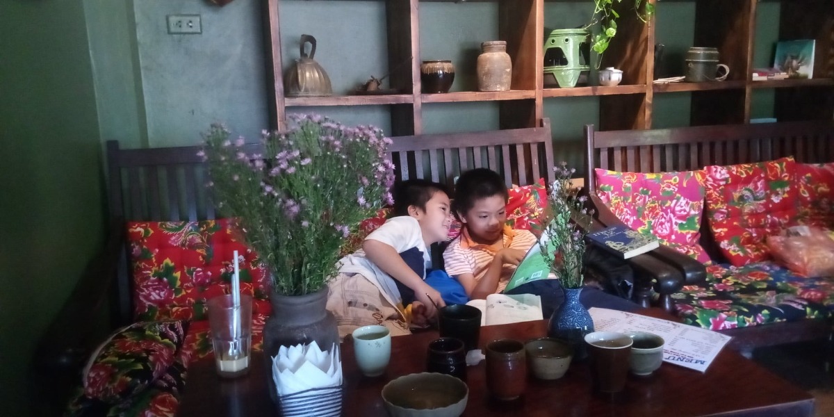 ❤ Hồi đó, thằng anh học lớp 4, cuối năm thủ thỉ với mẹ:

- Mẹ ơi, con mơ ước có một cánh cửa, mà khi con mở cửa bước vào, hai trăm cuốn sách đổ ập lên đầu con!

Mẹ không hiểu, hỏi lại:

- Thế tức là làm sao?

Con giải thích:

- Con thích đó là 200 cuốn sách khoa học, thiên văn học, con thỏa thích đọc, đọc đi đọc lại, đọc hết những cuốn ở lĩnh vực này lại đọc sang những loại khác!

Hôm sau mẹ thận trọng hỏi lại:

- Vậy con sẽ cất 200 cuốn sách ở đâu? Đặt xuống đất à?

- Con sẽ chia ra thành từng loại khác nhau, cứ mỗi loại con lại để thành một chồng riêng! Đọc xong chồng này con sẽ đọc sang chồng khác!

Xong, Deal này đã chốt!

❤ Mình cho con dùng laptop của mẹ, tự vào chọn sách trên tiki bỏ vào giỏ hàng. Sau đó mẹ vào xem xét, lọc những cuốn không cần thiết, giải thích cho con những cuốn không phù hợp, bàn với con nên mua những cuốn gì, tất cả mất mấy ngày liên tục mới xong. Một vài tiêu chí hai mẹ con thống nhất:

- Sách STEM vì rất hấp dẫn
- Sách có minh hoạ và do tác giả nước ngoài viết vì rất hấp dẫn
- Sách có hệ thống lại nội dung bằng mục lục và index là rất hấp dẫn
- Sách về danh nhân và địa lý các quốc gia là rất hấp dẫn
- Sách về thiên văn học quá ít, mình thay bằng bộ Big books tuy là dành cho lứa tuổi bé hơn nhưng học sinh tiểu học cũng đọc rất thú vị
- Các cuốn hư cấu rất hấp dẫn (bé nhà mình vô cùng mê bộ 4 tập "Mộng giới Oniria" và mất mấy năm chờ đợi, mỗi tháng lên mạng tìm 1 lần để chờ NXB ra cuốn mới dù sách siêu dày. Và mê mẩn tiểu thuyết "Cuộc chiến hành tinh Phantom" của thần đồng Đỗ Nhật Nam, đến giờ nó vẫn cứ chờ mong được đọc tiếp tập 2, mình đành phải thay bằng các bộ chưởng Kim Dung, các bộ như Mật mã Tây Tạng 11 cuốn, Muôn kiếp nhân sinh tập 1 và 2 cho bé). Các cuốn Sê-lốc Hôm gì đó là cho mua hết.
- Sách truyện tranh rất thú vị, nhưng ko mua Doraemon và các truyện tranh dài kỳ của NXB Kim Đồng vì các sách này sẽ mua lẻ, khi em nào dễ thương thì mẹ cho đi nhà sách tự chọn vào các chiều thứ 4 và 6 (Mà sau con nhà mình lại toàn chọn mua bộ "Siêu nhân Việt Nam" hơn 30 cuốn).
- Sách kỹ năng cũng mua mấy cuốn dạy ảo thuật (6 cuốn của NXB Trẻ) và sách dạy chơi cờ. Trọn bộ của tủ sách Kẹp Hạt Dẻ mấy nghìn trang các con đã đọc hết mấy lượt, các bộ như "Nhà trên cây" hay các bộ của NXB Phụ Nữ các con được tặng nên đọc hết rồi. Tiết kiệm đc rất nhiều cho mẹ!

Sau khi xác định đc danh mục sách muốn đọc, mẹ chia ra chục đợt mua ở nhiều nơi, tiki, nhasachphuongnam, fahasa v.v... thì túi tiền mới chịu nổi. Giá có thời gian đi tìm mua được sách cũ cho rẻ thì tốt biết mấy, vì nhiều cuốn như "Quà Của Bố", "Tippi hoang dã" ở thời điểm đó đã tuyệt bản, mình phải sang Mỹ mua về 1 cuốn Tippi cũ tiếng Anh sau đó vài tháng.

❤ Bí quyết giúp con thích đọc sách là hãy cho phép con xé sách. Từ nhỏ mình đã cho phép các con xé sách, nghịch sách, vẽ bậy vào sách, vứt sách lung tung, coi sách chỉ là công cụ, đồ chơi. Cắt dán hình từ sách, nói chung là tương tác với sách một cách tự do như ý con muốn. Viết lại sách nếu thích, vào bên cạnh.

Trẻ con nhà mình nếu bắt nó giữ gìn cẩn thận, đọc xong gấp lại nghiêm túc, cất vào tủ ngay ngắn, nó sẽ sợ sách, và thoái thác khi đến gần sách, trẻ con chúng nó sợ phiền hà, sợ bị bắt tuân lệnh. Nói chung mỗi trẻ một tính cách, cứ trước khi đi ngủ, mình lại lấy các nhân vật ra để kể lại một câu chuyện rất khác, rất cool ngầu, rất quậy! Kiểu như nếu con vừa đọc xong cuốn "Love you to the moon (and back)" thì mẹ sẽ bịa ra một câu chuyện Thỏ Mahi và Rùa Lạc Chó chạy thi tới mặt trăng ra sao, phát minh ra Chuột Cống Airlines ra sao v.v...

Trẻ con nó sẽ ghét đọc sách nếu bị áp lực. Tất cả những việc như đọc sách cùng con, hỏi con về cảm nhận, muốn con ghi ra vài dòng cảm tưởng, cùng con khám phá câu chuyện v.v... có thể tạo ra áp lực cho lũ nhà mình. Nên mình mặc kệ chúng nó với sách.

Về sau này, chúng nó cũng biết là đọc sách thì "chính thống" hơn các câu chuyện mẹ bịa ra trước khi đi ngủ. Nên mình ko bịa nữa mà mình bắt đầu nối dài các cuốn sách ban ngày bằng câu chuyện ban đêm: Tuần thì mình kể 6 tối 6 câu chuyện về ích lợi của chuyện con trai phải tập mặc quần sịp, khi người ngoài hành tinh cũng phải bay xuống ăn trộm quần sịp, con bò lạc tìm cách phá rào vào vườn vì muốn cướp quần sịp trên dây phơi, đàn ong bay và nhấc cái quần lơ lửng trên không trung, may sao mọi chuyện luôn kết thúc vào sáng sớm khi con ngủ dậy. Tuần thì mình kể về việc lũ mèo chu du thế giới ra sao sau khi các con ngủ!

❤ Cậu anh mê nhất các cuốn dạy làm bếp, cậu khư khư cuốn "80 ngày ăn khắp thế giới" của NXB Kim Đồng và "Dạy làm bánh mứt kem" của NXB Phụ Nữ. Mỗi tuần cậu anh làm một món gì đó theo sách dạy. Trong năm lớp 5, thỉnh thoảng cậu làm xong lại đóng trà sữa Thái thạch trân châu vào lọ, hoặc kem sữa chua chuối dừa vào hộp, hay là bánh vào túi rồi bảo bố chở đến nhà một cậu bạn trai cùng lớp. Hai cậu bé xúm nhau ngồi ăn, tấm tắc khen nhau, vừa ăn vừa nói chuyện trên trời dưới bể.

Hết lớp 5, rời trường Tiểu học, cậu anh xin phép mẹ, cho phép cậu làm toàn bộ bữa tiệc chia tay của lớp, là gần 60 suất liên hoan.

Mình hỏi:

- Con định làm các món gì?

- Con định làm kem xoài, đồ uống là trà sữa Matcha pudding vỏ chanh, ngoài ra làm bánh quy sô cô la.

Mẹ suy nghĩ rồi bàn với cậu anh:

- Mẹ nghĩ là cô giáo và các bạn sẽ ủng hộ, thể nào ban phụ huynh cũng sẽ lại mua gà rán và trà sữa liên hoan như mọi khi, như mọi lớp, như mọi dịp. Nên đồ của con sẽ rất hấp dẫn. Mẹ sẵn sàng chi tiền và giúp con chở đồ, mẹ tin là mình con nấu được toàn bộ, nhưng con tính đi: hơn 50 người là hơn 50 cốc nhựa đựng kem, 50 thìa nhựa xúc kem, 50 chai nhựa đựng trà Matcha kèm pudding, 50 gói nilong đựng bánh quy, con cân nhắc chọn món liên hoan nào bớt sử dụng đồ nhựa làm hại môi trường, ví dụ tất cả chỉ đựng trên 1 chiếc đĩa giấy to như là món sushi?

Sau nhiều thảo luận, cậu quyết định sẽ chỉ làm theo kiểu "du kích" như trước đây, cho nhóm nhỏ bạn bè đến nhà ăn thôi! Niềm vui được nấu cho cả lớp không bù được nỗi day dứt trong cậu anh khi sẽ thải ra quá nhiều rác thải!

Đọc rất nhiều thứ, rồi sẽ quên nội dung. Nhưng "cảm giác" bên trong con người thì còn lại, sách có lẽ tạo nên trực cảm.

❤ Đây là một phần trong danh sách các cuốn mẹ con mình đã chọn mua và đặt vào tủ, đọc đi đọc lại nhiều lần cả trong phòng ngủ lẫn trong toilet vài năm qua, mình đặt theo mục lục cho mỗi chủ đề mình cảm thấy có thể gợi ý cho gia đình bạn, phù hợp với các bé tiểu học:

- Big Book Of Stars And Planets - Cuốn Sách Khổng Lồ Về Các Ngôi Sao Và Các Hành Tinh
- Big Book Of Big Monsters - Cuốn Sách Khổng Lồ Về Những Con Quái Vật
- Big Book Of Big Bugs - Cuốn Sách Khổng Lồ Về Những Con Bọ
- Big Book Of Big Ships - Cuốn Sách Khổng Lồ Về Các Loại Tàu Thuyền
- Big Book Of The Body - Cuốn Sách Khổng Lồ Về Cơ Thể Người
- Big Book Of Colours - Cuốn Sách Khổng Lồ Về Các Màu Sắc
- Big Book Of Sea Creatures - Cuốn Sách Khổng Lồ Về Các Loài Động Vật Biển
- Big Book Of Big Dinosaurs - Cuốn Sách Khổng Lồ Về Các Loài Khủng Long
- The Big Book Of Brain Games - 1000 Câu Đố Tư Duy Về Toán, Khoa Học & Nghệ Thuật

- Thế Nào Và Tại Sao: Hành Tinh Và Thám Hiểm Vũ Trụ - Những Cuộc Thám Hiểm Vào Không Gian
- Thế Nào Và Tại Sao - Núi Lửa - Lửa Từ Lòng Đất

- Khám Phá Bí Ẩn Trái Đất
- Khám Phá Bí Ẩn Về Động Vật
- Khám Phá Bí Ẩn Nhân Loại

- Tủ Sách Bách Khoa Tri Thức Trẻ Em - Bí Ẩn Của Đại Dương (Tái Bản)
- Mê Cung Phát Triển Tư Duy - Tập 1,2 và 3 (Third - Big Maze Book)
- Khám Phá Bí Ẩn Khám Phá Khoa Học
- Einstein Và Vũ Trụ Giãn Nở
- Darwin Và Các Nhà Khoa Học Khác
- Nổi Danh Vang Dội - Davinci Và Bộ Óc Siêu Việt
- Vật Lý - Câu Chuyện Của Những Lực Bí Hiểm
- Đôraemon Đố Vui- Đôraemon Những Cuộc Phiêu Lưu

- Lớp Khoa Học Của Lợn Con - Lợn Con Nổi Giận (Hạt Nhân Và Năng Lượng)
- Lớp Khoa Học Của Lợn Con - Bay Cùng Tên Lửa (Tên Lửa Và Tàu Vũ Trụ)
- Lớp Khoa Học Của Lợn Con - Đặt chân lên Mặt Trăng (Trái Đất Và Mặt Trăng)
- Lớp Khoa Học Của Lợn Con - Du Hành Vào Vũ Trụ (Hệ Mặt Trời Và Các Vì Sao)
- Lớp Khoa Học Của Lợn Con - Bay Cùng Ánh Sáng (Ánh Sáng Và Âm Thanh)
- 420 Câu Đố Vui Thông Minh
- Phát Triển IQ Tư Duy Logic - Đố Vui Đoán Giỏi

- Trưởng Thành Cùng Thỏ Bunny - Thỏ Bunny Và Bản Nhạc Giao Hưởng
- Tìm Hiểu Khoa Học Qua Tác Phẩm Văn Học Nổi Tiếng - Người Tàng Hình - Phép Thuật Của Khoa Học
- Shin Khoa Học - Nghề Nghiệp Quanh Ta
- Shin Khoa Học - Khám Phá Thế Giới Côn Trùng
- Shin Khoa Học - 20 Vĩ Nhân Thế Giới
- Shin Khoa Học - Điều Kì Diệu Của Vũ Trụ
- Shin Khoa Học - Những Câu Hỏi Vì Sao

- Danh Nhân Thế Giới - Anhxtanh (2014)
- Danh Nhân Thế Giới - Nôben (2014)
- Danh Nhân Thế Giới - Êđixơn (2014)
- Danh Nhân Thế Giới - Hêlen (2014) (chàng anh nhà mình vô cùng thích Hêlen, thích nhân vật này nhất trong cả bộ)
- Danh Nhân Thế Giới - Mari Quyri (2014)
- Danh Nhân Thế Giới - Napôlêông (2014)
- Danh Nhân Thế Giới - Sutơ (2014)
- Danh Nhân Thế Giới - Fabrê (2014) (cả 2 anh em đều thích Fabre, nên sau này mình phải tìm mua mấy cuốn Côn Trùng Ký của Huy Hoàng books, họ làm tuyệt đẹp!)
- Danh Nhân Thế Giới - Niutơn (2014)
- Danh Nhân Thế Giới - Lincôn (2014)
- 1001 Chuyện Kể Về Các Danh Nhân
- Combo Danh Nhân Việt Nam (Song Ngữ)Trọn Bộ 6 Cuốn
- Chuyện kể hằng đêm cho những cô bé cá tính (NXB Kim Đồng) siêu đẹp, siêu cần thiết cho mọi bé gái và nhất là tuổi thiếu nữ, trước 18.

- Thần Thoại Hy Lạp - Những Anh Hùng Hy Lạp: Heracles Và Mười Hai Kì Công
- Thần Thoại Hy Lạp - Những Anh Hùng Hy Lạp: Chiến Công Hiển Hách Của Các Anh Hùng Hy Lạp
- Thần Thoại Hy Lạp - Những Anh Hùng Hy Lạp: Perseus Và Những Cuộc Phiêu Lưu Mạo Hiểm
- Thần Thoại Hy Lạp - Những Anh Hùng Hy Lạp: Achilles Và Cuộc Chiến Thành Troy
- Thần Thoại Hy Lạp - Những Anh Hùng Hy Lạp: Odysseus Và Hành Trình Trở Về Quê Hương
- Thần Thoại Hy Lạp - Zeus Và Các Vị Thần Trên Đỉnh Olympus
- Thần Thoại Hy Lạp - Số Phận Của Hai Vị Thần Sinh Đôi
- Thần Thoại Hy Lạp - Niềm Vui Của Tình Yêu
- Thần Thoại Hy Lạp - Cuộc So Tài Giữa Sức Mạnh Và Trí Tuệ
- Thần Thoại Hy Lạp - Tình Yêu Của Các Vị Thần: Bài Học Của Tình Yêu
- Thần Thoại Hy Lạp - Tình Yêu Của Các Vị Thần: Phép Lạ Của Tình Yêu
- Thần Thoại Hy Lạp (bản chữ, đầy đủ)

- Bách Khoa Lịch Sử Thế Giới
- Hoàng Tử Bé (Tái Bản 2017)
- Charlotte Và Wilbur (Tái Bản 2014)
- Bác Sĩ Aibôlít
- Charlie Và Nhà Máy Sôcôla (Ấn Bản Kỉ Niệm 60 Năm Thành Lập NXB Kim Đồng)
- Bột Mì Vĩnh Cửu (Tái Bản)
- Người Cá
- Những Cuộc Phiêu Lưu Của Huckleberry Finn
- Truyện Cổ Tích Việt Nam - Con Gà Trống Biến Thành Con Ma Ác

- Thế Nào Và Tại Sao - Khủng Long - Trong Đế Chế Của Các Loài Bò Sát Cổ
- Thế Nào Và Tại Sao - Vũ Trụ Những Bí Ẩn Của Không Gian
- Thế Nào Và Tại Sao - Những Phát Minh
- Thế Nào Và Tại Sao - Núi Lửa - Lửa Từ Lòng Đất
- Thế Nào Và Tại Sao: Hành Tinh Và Thám Hiểm Vũ Trụ - Những Cuộc Thám Hiểm Vào Không Gian
- Khám Phá Bí Ẩn Vũ Trụ
- Tủ Sách Danh Nhân - Neil Armstrong

Riêng bộ Sherlock Holmes, mẹ chọn sách chữ dày trọn bộ và 1 cuốn truyện tranh với nội dung y như nhau. Sau khi con đọc xong, mẹ hỏi con xem thấy 2 cuốn khác nhau ra sao về nội dung, sau đó giải thích việc sản xuất content phù hợp thị hiếu khách hàng sẽ quan trọng thế nào trong ngành tiếp thị nội dung.

Một số cuốn sách văn học về Toán học rất giải trí, được tái bản đẹp:
- Thuyền trưởng đơn vị
- Người mặt nạ đen ở nước An Giép
- Ba ngày ở nước tí hon
- Tìm số thất lạc

Và đặc biệt, mình vô cùng tiến cử bộ sách dành cho các bé mê khoa học này, mình mua gần như đủ 40 cuốn cho các con: HORRIBLE SCIENCE và HORRIBLE GEOGRAPHY (NXB Trẻ)

1/ Ánh sáng dễ sợ
2/ Bệnh tật từ thuốc thang ghê tởm đến mổ xẻ ghê rợn
3/ Bờ biển bụi bờ
4/ Cây xanh đành hanh
5/ Chất độc nhức xương
6/ Cơ thể chúng ta một thế giới kỳ thú
7/ Đánh chiếm bầu trời
8/ Điện học cuốn hút đến tóe lửa
9/ Hóa học - Một vụ nổ ầm vang
10/ Hoang mạc hoang sơ
11/ Không gian, các vì sao và người ngoài hành tinh
12/ La Mã bại xụi
13/ Miền cực lạnh cóng
14/ Người Ai Cập, xác ướp cũng phải choáng váng
15/ Người Hy Lạp huyền thoại
16/ Những nhà thám hiểm hăm hở
17/ Núi lửa nóng hơn cả lửa
18/ Thế giới ô nhiễm
19/ Thiên hà thật đáng ngạc nhiên
20/ Thiên nhiên hoang dã. Ái chà! Lạ lắm nhé!
21/ Thời kỳ đồ đá - Hoang dại hơn đá
22/ Vật lý câu chuyện của những lực bí hiểm
- RỪNG MƯA NHIỆT ĐỚI RẬM RẠP
- Thời Tiết Mạnh Như Bão Tố
- Sông Ngòi Xông Xênh

Một số cuốn như "Giấy đen mực trắng", "Gấu mẹ Vĩ đại", "Người Mohican cuối cùng" mình ko tìm ra sách.

Nhà mình đã có mười mấy cuốn tiểu thuyết của Kẹp Hạt Dẻ nên ko cần mua, còn nhà bạn nên có ít nhất 1 cuốn trong số này để trẻ con lớn lên bằng vui và cả buồn, và cả vĩ đại:

- LAD 2 tập Câu chuyện về phẩm giá của một con chó
- Chuyện về Buff
- Dãi
- Kalak
- Câu chuyện phương Bắc
- Kazan
v.v... hàng chục tiểu thuyết nữa gần đây mới ra thêm.

❤ Khi bé anh lên lớp 6, bé bắt đầu thích các cuốn như "Bóng ma trong nhà hát" của Nhã Nam làm, hoặc "Khổng Tử tâm đắc" của First News làm, bổ sung các bộ về nhạc sĩ cổ điển và hoạ sĩ do NXB Kim Đồng mới ra hồi 2018 cũng rất hay.

Năm ngoái mùa dịch, cả năm mẹ chỉ dám cho ra nhà sách Kim Đồng vài lần. Một hôm, mẹ cho đi mua truyện tranh. Cậu cầm ra 2 cuốn truyện tranh, đó là về Obama và linh mục Martin Luther King. Cậu rất thích 2 nhân vật này.

Hoá ra chỉ vì thích Marie Curie trước đây, nên cậu phát hiện người Ba Lan hồi đó rất căm ghét người Nga. Sao lại vậy? Để trả lời, cậu tìm đọc sách về phân biệt chủng tộc.

Mình có ở nhà cuốn vô cùng thú vị "Cha nói với con gái về phân biệt chủng tộc" do ĐH Hoa Sen làm, sách mỏng bé tí nhưng đọc phát hiểu luôn.

Xong cậu đọc và mê mẩn cái ông Luther King, cậu diễn thuyết cho mẹ nhiều lần về ông này và bạn ông này.

Cái rồi mùa dịch, cậu quan tâm tới hai người đàn ông da đen.

Cre: Trang Hạ