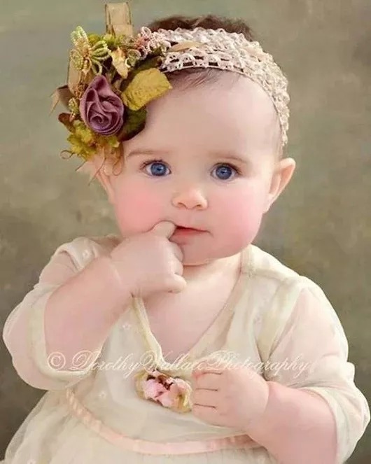 ĐỪNG ĐỢI BÉ LỚN RỒI DẠY, MÀ HÃY DẠY BÉ CÁCH SỐNG TỐT NGAY TỪ HÔM NAY.

Nhiều cha mẹ nghĩ rằng: "bé còn quá nhỏ để hiểu một hành động là đúng hay sai". Trên thực tế, Gs.Bs. Gardner, ĐH Oxford, Anh Quốc, đã cho thấy rằng: các bé từ 6 tháng tuổi có thể bắt đầu học hành vi, hầu hết các bé trước 5 tuổi đều bắt chước, nắm bắt thành thạo hành vi của cha mẹ và có thể hiểu được hành vi tốt hay xấu nếu được dạy đúng cách. 

Gs. Gardner còn nhấn mạnh: việc giáo dục hành vi trước 5 tuổi là một điều quan trọng vì một số hành vi nền tảng trong tính cách bé sẽ được hình thành, phụ thuộc vào mức độ tình huống diễn ra, và tính cách này sẽ tồn tại đến khi bé trưởng thành.

2 YẾU TỐ ẢNH HƯỞNG ĐẾN HÀNH VI CỦA BÉ TRƯỚC 5 TUỔI

YẾU TỐ 1: Hành vi của cha mẹ (hoặc người chăm sóc)

Mọi hành vi xấu hoặc tốt của cha mẹ (người chăm sóc bé) sẽ được bé tiếp thu không chọn lọc và bắt chước cực kì chính xác. Thời điểm học hỏi nhanh là khi bé bước qua 10 tháng tuổi. Bé có thể nhìn vào nét mặt (mắt và chân mày bạn) để đoán hành vi của bạn.

YẾU TỐ 2: Cách xử lý tình huống của cha mẹ hoặc người chăm sóc.
Bé cũng dễ dàng học được cách biểu hiện hành vi của bạn với tình huống.

3 TÌNH HUỐNG HÀNH VI THƯỜNG GẶP VÀ BIỆN PHÁP XỬ LÝ ĐÚNG ĐỂ DẠY BÉ KHÔNG ĐI LỆCH HÀNH VI KHI LỚN

TÌNH HUỐNG 1: LIÊN QUAN ĐẾN PHÁT TRIỂN HÀNH VI NHẬN THỨC- Hành vi rất quan trọng đến hình thành tính cách của bé

Bé đòi nhiều lần 1 món đồ và bạn muốn kết thúc nó và nói "KHÔNG VỚI BÉ", bé vẫn tiếp tục đòi và cuối cùng là khóc. Tình huống này thường gặp các bé từ 7 - 16 tháng tuổi. Và cũng gặp ở 1 số bé lớn 3-4 tuổi.
XỬ LÝ SAI: Cha mẹ đã quyết định kết thúc và nói "KHÔNG VỚI BÉ" , nhưng bé vẫn cứ đòi, cha mẹ lại nói "KHÔNG VỚI BÉ" và bé lại đòi 1-2 lần nữa, và bé kết thúc bằng cách khóc và "ăn vạ, đập đầu xuống gối hoặc đất". Do đó, cha mẹ lấy món đồ đó cho bé chơi/ăn tiếp tục để bé không khóc.

XỬ LÝ ĐÚNG: Gs.Bs. Penny, Trung Tâm Phát triển hành vi trẻ nhỏ Westbrook, Anh Quốc, khuyên cha mẹ:

Thật sai lầm khi cha mẹ không định nghĩa rõ ràng chữ "KHÔNG VỚI BÉ", cách cha mẹ đang làm như trên là dạy bé hiểu hành vi nói "KHÔNG VỚI BÉ" là tạm thời, là có lẽ, thậm chí 1 số bé sẽ hiểu là YES (ĐƯỢC) sau 1 vài lần đòi nữa. Để xử lý tình huống này, Cha mẹ nên làm gì?

Thứ 1, khi bạn nói "KHÔNG VỚI BÉ", thì đem cất món đó (ra khỏi tầm mắt bé) và khuôn mặt bạn nghiêm, nhưng đừng quát tháo bé. Điều này làm bé hiểu lời nói của bạn phù hợp với hành vi dứt khoát của bạn.

Thứ 2, bạn sẽ thấy hành vi bé thay đổi theo hành vi của bạn, bé sẽ khóc liền ngay sau đó (mà không đòi nữa), bạn nên để bé khóc 1-2 phút, sau đó hướng bé đến 1 món đồ chơi khác hoặc 1 hoạt động khác. Điều này giúp bé hiểu được hành vi khóc vòi vỉn không phải là hành vi đúng.

Bạn làm 3-4 lần, thì bé sẽ được hướng tới hành vi tốt và cuộc sống bạn không áp lực với những tình huống vòi vỉn haykhóc ăn vạ, dai dẳng của bé vì bé đã học được hành vi tốt là nhận thức được sự cương quyết của bạn.

TÌNH HUỐNG 2: LIÊN QUAN ĐẾN TÍNH TỰ CHỦ VÀ CHỊU TRÁCH NHIỆM- các bé thiếu tính tự chủ và chịu trách nhiệm là thường nhút nhát khi bé lớn và thường thất bại nhiều trong công việc và học tập, vỏ não cũng ít phát triển hơn vì thiếu sự phân tích.

Khi bé chạy bị ngã hoặc đụng trúng đồ vật nào bị té (mặc dù chỉ là ngã bình thường không có thương tích nghiêm trọng), bé khóc, và tiếng khóc bắt đầu lớn hơn khi thấy bạn gần đó.

XỬ LÝ SAI: Cha mẹ ngay lập tức bế bé dậy và "đánh trừ" vào vật dụng làm bé ngã và nói rằng " mẹ đánh cái ghế này, cái ghế hư quá làm cu Bin mẹ ngã, đánh cái ghế này,.." Bé sẽ nín khóc nhanh.

XỬ LÝ ĐÚNG: Gs. Kelly, chuyên gia phân tích não bộ baby center, Mỹ khuyên: Việc xử lý sai ở trên là một cách dạy bé đổ lỗi công khai cho người khác (ở đây là cái ghế), bé hiểu rằng bé không bao giờ sai và bạn cũng không ngạc nhiên rằng: khi bé bị vậy lần 2, bé lại khóc và đợi bạn bênh vực bé. Đừng nghĩ xử lý hành vi này là vô hại, đó là cách dạy cho bé hành vi thiếu tự tin trong tình huống của cuộc sống. Các bé trước 5 tuổi cần sự khuyến khích yêu thương của cha mẹ để đối phó với nhiều tình huống khác nhau trước 5 tuổi, nhưng không phải ở dạng là bé luôn được bảo vệ. Trước tình huống này, cha mẹ làm gì?

Thứ 1, Đến bên bé ngay khi bé ngã, nhưng tạo cho bé có thời gian để tự đứng dậy (2-3 phút), dùng lời nói khuyến khích bé đứng hoặc ngồi dậy. Nếu bé vẫn không ngồi dậy thì bạn đến đỡ bé dậy, cố để bé dùng lực bản thân để ngồi dậy.

Thứ 2, khi bé ngồi dậy, bé thường chỉ vào vật dụng làm bé ngã hoặc khóc lớn hơn. Bạn không để ý đến vật dụng bé chỉ, mà xoa dịu bé để bé không khóc. Khi bé dừng khóc, bạn dẫn bé (không bế bé) đến bên cái ghế và nói với bé với khuôn mặt nghiêm nghị: lần sau con đi/chạy nhớ chú ý đến cái ghế nằm đây nhé, nếu không chú ý, con lại bị ngã đau nữa".

Làm tốt 2 điều này sau 1 vài lần, bạn sẽ ngạc nhiên là tại sao: bé bạn khi té chỉ khóc 1-2 tiếng và tự đứng dậy, bé cũng ít nhõng nhẽo hơn vì bé đã học được hành vi tự điều chỉnh cảm xúc cho bản thân của bé.

TÌNH HUỐNG 3: LIÊN QUAN ĐẾN HÀNH VI GIAO TIẾP VỚI NGƯỜI KHÁC- Hành vi này rất quan trọng để bé có thể trở thành nhà lãnh đạo trong tương lai hay không, vì cách mà bé học để giao tiếp tốt với mọi người. Thường gặp bé từ 1 tuổi trở lên.

Khi chơi đồ chơi chung với 1 bạn khác, khi bé kia đụng vào đồ chơi của bé bạn, và bé bạn cắn hoặc đánh vào mặt bé kia, làm bé kia khóc.

XỬ LÝ SAI: cha mẹ thường để bé ngồi đó, và hỏi thăm bé của bạn trước, sau đó bạn mới hỏi thăm bé kia.

XỬ LÝ ĐÚNG: Gs. Penny khuyên: trong tình huống này, bạn nên cho bé nhận thấy cách xử lý tình huống công bằng và nghiêm túc của bạn.

Thứ 1, bạn đến ngay để tách 2 bé ra. Sau đó, bạn nhìn vào bé với khuôn mặt nghiêm và nói với giọng nghiêm là: " Cu Bin, con không nên cắn bạn" và bạn hỏi thăm bé kia và yêu cầu bé xin lỗi nạn nhân. Bé phản ứng là sẽ khóc và khó nói lời xin lỗi. Bạn yêu cầu bé xin lỗi bé kia và cho bé 1 phút để bé tự điều chỉnh và nói.

Thứ 2, dù bé có nói hay không nói lời xin lỗi, bạn cũng bế bé ra 1 chỗ yên tĩnh không có ai, ngồi với bé và không nói gì với bé trong 2 phút. Bé lúc này sẽ khóc ít hơn và lâu lâu nhìn bạn, cố gây chú ý đến bạn. 

Sau 2 phút im lặng, bạn chuyển từ tư thế ngồi thành đứng dậy hoặc quỳ xuống ngay tầm mắt bé và nói với giọng nghiêm: Mẹ thật sự rất giận hành động đó của con. 2 cánh tay của bạn nên để 2 bên hông (đừng chỉ vào mặt bé, hoặc ôm kéo bé vào gần), ngôn ngữ cơ thể cũng làm bé hiểu rằng bé đã làm 1 việc nghiêm trọng và mẹ không hài lòng về hành động của bé.

Làm tốt 2 bước này, bé bạn sẽ không tái diễn hoặc nếu tái diễn bé sẽ ít khóc và chịu lắng nghe bạn nhiều hơn