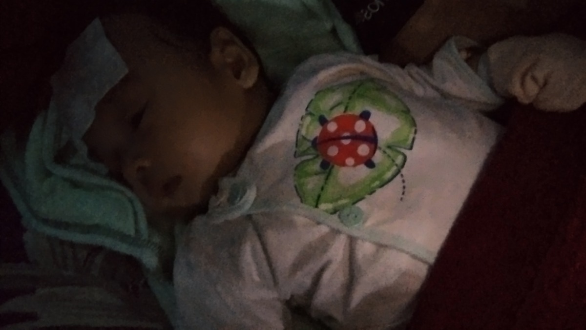 Em muốn viết lên đây những dòng tâm sự mẹ đơn thân như em.. sắp tết rồi ai cũng vui vẻ hồ hởi trông tết đến. Thì trong lòng em càng Buồn tủi thân bất nhiêu. Khi xưa hứa hẹn đủ đieu. Giờ bỏ 2 mẹ con em Bơ vơ . Anh nói bỏ con đi. Lam sao anh có thể nói ra lời đó. Em k chịu. Vậy là anh chọn bỏ 2 mẹ con. Em vì con sẽ cố gắng Nhưg phận là con gái  yếu đuối Gio em gồng hết nỗi rồi. Giờ con đau tiền trong người k có 1 đồng. Gạo hết sữa hết. Người ta sắm quần áo mới. Em nhìn mà gạt nước mắt đi. Chỉ mong con mau lớn có thể đi làm kiếm tiền. Lo cho con. Giờ mẹ phải làm sao đây hả con. Có mom nào cho em xin 10k 20k mua thuốc sữa cho con với đuoc k ạ. Em cảm ơn rất nhiều